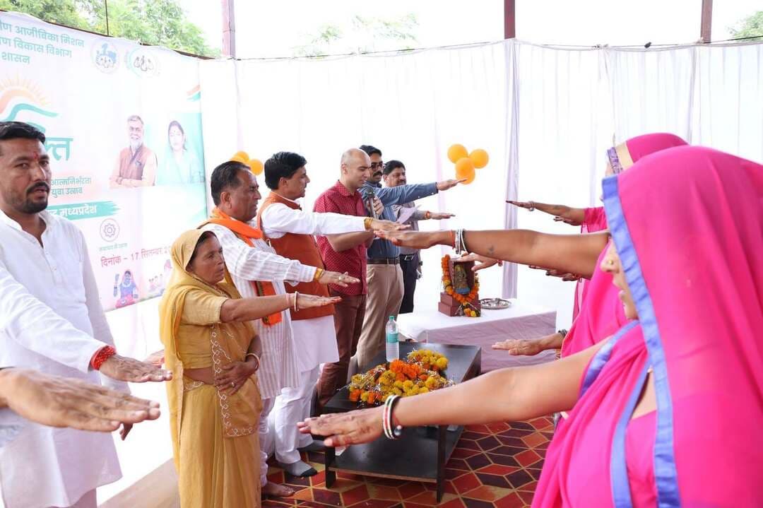 सेवा संकल्प अभियान
➡️प्रधानमंत्री श्री नरेन्द्र मोदी जी ने विश्व में देश का मान-सम्मान बढ़ाया है- श्री मधु गेहलोत
➡️राज्य नोडल अधिकारी श्री अनन्य द्विवेदी ने आगर में सेवा संकल्प
➡️अभियान के तहत् आयोजित विभिन्न गतिविधियों का लिया जायजा
➡️स्व- सहायता समूह की दीदीयों ने उत्साहपूर्वक मनाया प्रधानमंत्री जी का जन्मदिवस
प्रधानमंत्री श्री नरेन्द्र मोदी जी ने विश्व में भारत का मान-सम्मान बढ़ाया है, उनके नेतृत्व में देश निरंतर प्रगति कर आर्थिक व्यवस्था सुदृढ़ हुई है। प्रधानमंत्री जी ने 2047 तक देश को विकसित भारत बनाने का संकल्प लिया है। उज्ज्वला योजना के माध्यम से करोड़ो बहनों की जिंदगी में बदलाव लाने का काम भी प्रधानमंत्री जी ने किया है। यह बात विधायक श्री माधव सिंह मधु गेहलोत ने गुरूवार को जिला पंचायत आगर में आजीविका मिशन द्वारा आयोजित नमो युवा शक्ति कार्यक्रम में उपस्थित जिले की स्व- सहायता समूह की दीदीयों को सम्बोधित करते हुए कही। इस मौके पर जिला पंचायत अध्यक्ष श्रीमती मुन्नाबाई -श्री भेरूसिंह चौहान, राज्य नोडल अधिकारी वाणिज्यकर आयुक्त श्री अनन्य द्विवेदी, कलेक्टर डॉ. शेर सिंह मीना, जिला पंचायत सीईओ श्री बी.एस. सोलंकी सहित श्री मेहरबान सिंह, जनप्रतिनिधि एवं समूह की दीदीयां उपस्थित थी।
विधायक श्री गेहलोत ने अपने उद्बोधन में केन्द्र एवं राज्य सरकार द्वारा महिला सशक्तिकरण के लिये संचालित योजनाओं के बारे में विस्तार से बताते हुए कहा कि आज ग्रामीण परिवारों की आर्थिक स्थिति में काफी बदलाव आया है। देश सुरक्षा, स्वास्थ्य, शिक्षा एवं रोजगार के क्षेत्र में किसी भी देश से पीछे नहीं है। उन्होंने क्षेत्र में हुए विकास कार्यों के बारे में भी विस्तार से बताया।
जिला पंचायत अध्यक्ष श्रीमती मुन्नाबाई भेरूसिंह चौहान ने उपस्थितजनों को प्रधानमंत्री जी के जन्मदिन की शुभकामनाएं देते हुए कहा कि आज ग्रामीण महिलाएं स्व- सहायता समूह से जुड़कर आत्मनिर्भर एवं लखपति दीदी बन गई है, उनका घर परिवार एवं समाज में मान-सम्मान बढ़ा है। श्री भेरूसिंह चौहान ने उपस्थितजनों से प्रधानमंत्री जी के जन्मदिन पर आशीर्वाद का दीया जलाने का आव्हान् किया। श्री मेहरबान सिंह ने जिलेवासियों से अपने घर-आंगन में प्रधानमंत्री जी के जन्मदिन पर आशीर्वाद का दीया जलाने और अपनी शुभकामनाएं देने का आग्रह किया।
आगर की समूह दीदीयों का आत्मविश्वास देखते ही बन रहा है- श्री द्विवेदी
इस अवसर पर वाणिज्यकर आयुक्त एवं सेवा संकल्प अभियान के राज्य नोडल अधिकारी श्री अनन्य द्विवेदी ने कहा कि आगर जिले की स्व-सहायता समूह की दीदीयों द्वारा सराहनीय आर्थिक गतिविधियां संचालित कर आत्मनिर्भरता की राह पकड ली है, उनका आत्मविश्वास देखते ही बन रहा है। उन्होंने कहा कि सेवा संकल्प अभियान में सभी दीदीयों की भी अहम भूमिका रहेगी। श्री द्विवेदी ने उपस्थितजनों का स्वच्छता की शपथ भी दिलाई। तत्पश्चात श्री द्विवेदी एवं कलेक्टर डॉ. मीना ने आजीविका मिशन के प्रशिक्षण केन्द्र का निरीक्षण कर केन्द्र में संचालित गतिविधियों की जानकारी भी ली।
प्रधानमंत्री जी के जन्म दिवस पर आयोजित इस कार्यक्रम में स्व-सहायता समूह की महिलाओं ने उत्साहपूर्वक भाग लिया और समूह के माध्यम से संचालित आर्थिक गतिविधियों और अपनी सफलता की कहानियां भी साझा की। दीदीयों ने सांस्कृतिक एवं मनोरंजक कार्यक्रम एवं भजन भी प्रस्तुत किये। जिला प्रबंधक आजीविका मिशन श्री संजय सक्सेना ने जिले में आजीविका मिशन की गतिविधियों एवं उपलब्धियों के बारे में विस्तार से अवगत कराया।
चाचा खेड़ी टोल प्लाजा का सफल संचालन करने वाली दीदी राजूबाई ने अपने संघर्ष एवं समूह से जुड़कर टोल प्लाजा का सफल संचालन करने तक की गाथा प्रस्तुत की तथा टोल प्लाजा संचालन से समूह की महिलाओं के जीवन में आएं आर्थिक बदलाव के बारे में विस्तार से बताया।
#सेवा_संकल्प_अभियान #SevaSankalpAbhiyan #AshirwadKaDiya
#agarmalwa
#आगरमालवा
CM Madhya Pradesh
Jansampark Madhya Pradesh