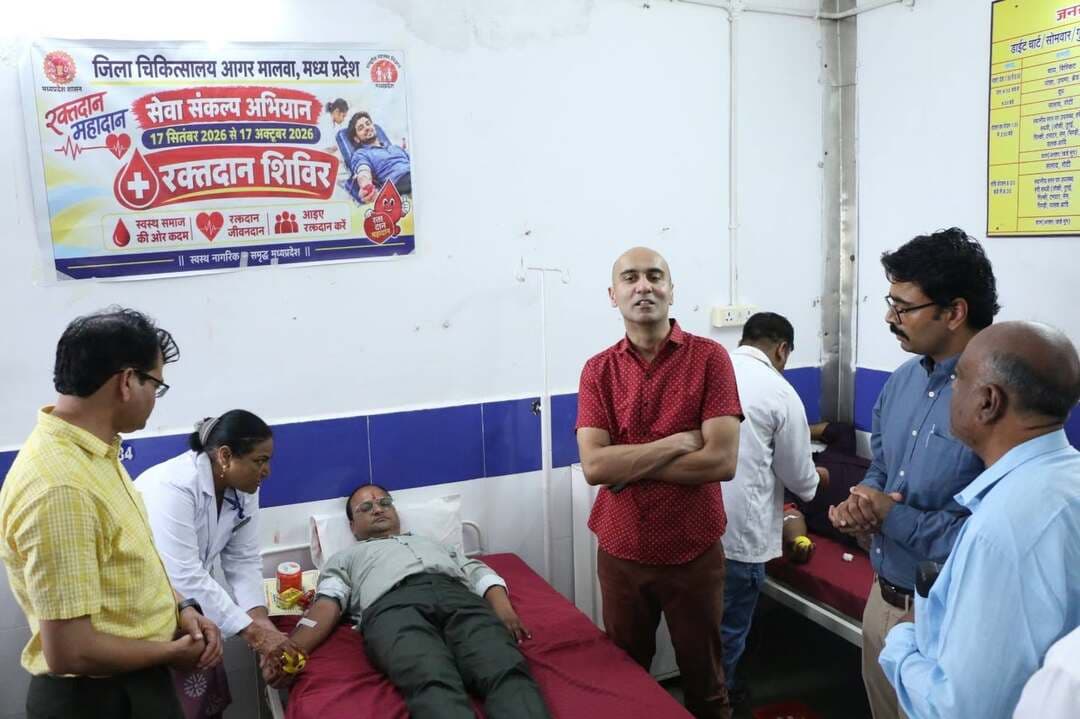 सेवा संकल्प अभियान के तहत विधायक श्री गेहलोत के मुख्य आतिथ्य में आगर में रक्तदान शिविर आयोजित
राज्य नोडल अधिकारी श्री द्विवेदी एवं कलेक्टर डॉ. मीना ने रक्तदान शिविर का लिया जायजा
प्रधानमंत्री श्री नरेन्द्र मोदी के जन्मदिवस के अवसर पर सेवा संकल्प अभियान के तहत् आगर जिला चिकित्सालय में रक्तदान शिविर गुरूवार को आयोजित किया गया। विधायक श्री माधव सिंह मधु गहलोत के मुख्य आतथ्यि जिला पंचायत अध्यक्ष प्रतिनिधि श्री भैरूसिंह चौहान, जिला अध्यक्ष श्री ओम मालवीय, श्री मयंक राजपूत, श्री प्रवेश गुप्ता, श्री आयुष तिवारी, श्री जितेन्द्र सिंह, श्री प्रेम यादव, श्रीमती आभा चोपडा, रेखा यादव, श्री पारस जैन एवं अन्य जनप्रतिनिधियों की उपस्थित में आयोजित इस शिविर में दोपहर 2.00 बजे तक 31 रक्तदाताओं ने स्वैच्छिक रक्तदान किया।
सेवा संकल्प अभियान के राज्य नोडल अधिकारी मध्यप्रदेश वाणिज्यकर आयुक्त श्री अनन्य द्विवेदी ने कलेक्टर डॉ. शेरसिंह मीना के साथ दोपहर 2.00 बजे जिला चिकित्सालय पहुंचकर रक्तदान शिविर का जायजा लिया और रक्तदाताओं से चर्चा कर पुनीत कार्य के लिये उनकी सराहना की। श्री द्विवेदी ने स्वास्थ्य विभाग को रक्तदान शिविर में अधिकाधिक रक्तदान दाताओं को प्रेरित कर रक्तदान करवाने के निर्देश भी दिए। उन्होंने रक्त दान के इस पुनित कार्य में विभिन्न स्वयंसेवी संस्थाओं और युवाओं का सहयोग लेने के भी निर्देश दिए। मुख्य चिकित्सा अधिकारी डॉ. देहलवार ने अवगत कराया कि शिविर में रक्तदान करने वाले सभी रक्त दान-दाताओं की आभा आईडी भी बनाई गई है, इससे रक्तदान संबंधी सम्पूर्ण विवरण ऑनलाईन उपलब्ध रहेगा। जिला चिकित्सालय पहुचंने पर राज्य नोडल अधिकारी आयुक्त श्री अनन्य द्विवेदी एवं कलेक्टर डॉ. मीना का मुख्य चिकित्सा अधिकारी, सिविल सर्जन एवं अन्य चिकित्सकों ने पुष्प गुच्छ भेंटकर स्वागत् किया।
इस अवसर पर जनप्रतिनिधियों, कार्यकर्ताओं, युवाओं ने भी स्वैच्छिक रक्तदान किया। शिविर में सिविल सर्जन डॉ. मनीष कुरील, टीकाकरण अधिकारी डॉ. नरेन्द्र सिंह परिहार, सहित पैरा मेडिकल एवं ब्लड बैंक स्टॉफ उपस्थित था।
CM Madhya Pradesh
Jansampark Madhya Pradesh
Ujjain Commissioner
#सेवा_संकल्प_अभियान #SevaSankalpAbhiyan #AshirwadKaDiya
#agarmalwa
#आगरमालवा