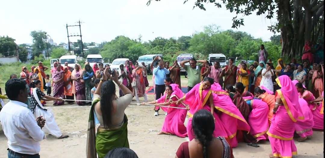 #सेवा_संकल्प_अभियान
सेवा-संकल्प अभियान अंतर्गत ‘नमो युवा शक्ति’ कार्यक्रम आयोजित
स्व-सहायता समूह की महिलाओं ने साझा किए आत्मनिर्भरता के अनुभव, युवतियों ने खेल प्रतियोगिताओं में दिखाया उत्साह
जिले में संचालित सेवा-संकल्प अभियान के अंतर्गत आजीविका भवन, झाबुआ में “नमो युवा शक्ति” संवाद कार्यक्रम का आयोजन किया गया। कार्यक्रम में जिलेभर से मध्यप्रदेश राज्य ग्रामीण आजीविका मिशन से जुड़े स्व-सहायता समूहों की लगभग 300 महिलाओं के साथ बड़ी संख्या में युवतियों ने उत्साहपूर्वक सहभागिता की।
कार्यक्रम के दौरान स्व-सहायता समूहों की महिलाओं ने आजीविका मिशन से जुड़ने के बाद अपने जीवन में आए सकारात्मक बदलावों एवं संघर्षों के अनुभव साझा किए। महिलाओं ने बताया कि विभिन्न चुनौतियों के बीच स्व-सहायता समूहों से जुड़कर उन्होंने आजीविका के नए अवसर प्राप्त किए और आत्मनिर्भरता की दिशा में कदम बढ़ाए। समूह गतिविधियों के माध्यम से महिलाओं ने न केवल परिवार की आर्थिक स्थिति को मजबूत करने में योगदान दिया, बल्कि उनमें आत्मविश्वास, नेतृत्व क्षमता एवं स्वयं निर्णय लेने की भावना भी विकसित हुई।
कार्यक्रम में उपस्थित अतिथियों ने स्व-सहायता समूहों की महिलाओं एवं युवतियों से संवाद कर उनके अनुभवों और उपलब्धियों को जाना। महिलाओं ने अपनी आजीविका गतिविधियों, स्वरोजगार तथा समूह से जुड़ने के बाद आए बदलावों की जानकारी साझा की। इस दौरान महिलाओं, युवतियों एवं समूह सदस्यों में विशेष उत्साह देखने को मिला।
संवाद कार्यक्रम के पश्चात महिलाओं एवं युवतियों के लिए विभिन्न खेलकूद प्रतियोगिताएं आयोजित की गईं। कबड्डी, खो-खो, चेयर रेस सहित विभिन्न खेलों में प्रतिभागियों ने उत्साह एवं खेल भावना के साथ भाग लेकर अपनी प्रतिभा का प्रदर्शन किया। प्रतियोगिताओं में उत्कृष्ट प्रदर्शन करने वाली विजेता प्रतिभागियों एवं टीमों को अतिथियों द्वारा शील्ड प्रदान कर सम्मानित किया गया।
“नमो युवा शक्ति” कार्यक्रम का उद्देश्य सेवा-संकल्प अभियान के माध्यम से स्व-सहायता समूह परिवारों की महिलाओं एवं युवतियों को खेल, सांस्कृतिक गतिविधियों, नेतृत्व, कौशल विकास एवं आत्मनिर्भरता से जोड़ते हुए उनकी प्रतिभा को मंच प्रदान करना रहा। साथ ही स्व-सहायता समूहों की सफल महिलाओं के अनुभवों के माध्यम से अन्य महिलाओं एवं युवतियों को आजीविका एवं स्वरोजगार की दिशा में आगे बढ़ने के लिए प्रेरित किया गया।
इस अवसर पर जिला अध्यक्ष श्री भानु भूरिया, श्री सोमसिंह सोलंकी, श्री बहादुरजी हटीला सहित अन्य अतिथिगण उपस्थित रहे। कार्यक्रम में मध्यप्रदेश राज्य ग्रामीण आजीविका मिशन की जिला प्रबंधक सुश्री कृष्णा रावत, जिला एवं विकासखंड स्तरीय टीम सहित मिशन के अधिकारी-कर्मचारी, स्व-सहायता समूहों की महिलाएं एवं युवतियां उपस्थित रहे।
Jansampark Madhya Pradesh CM Madhya Pradesh Indore Commissioner General Administration Department, MP #Jhabua #JansamparkMP #SevaSankalpAbhiyan #AshirwadKaDiya