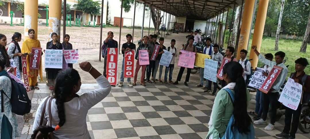 प्रेस नोट 17/09/26
*नेहरू महाविद्यालय में टीचर्स की भर्ती करने, पुस्तकें उपलब्ध कराने, प्रवेश फीस में वृद्धि व अन्य शैक्षणिक समस्याओं के खिलाफ छात्रों ने प्रदर्शन कर प्राचार्य को सौंपा ज्ञापन।*
#अशोकनगर। आज छात्र संगठन ऑल इंडिया डेमोक्रेटिक स्टूडेंट्स ऑर्गनाइजेशन (AIDSO) ने नेहरू महाविद्यालय में व्याप्त विभिन्न शैक्षणिक समस्याओं के खिलाफ विरोध प्रदर्शन कर प्राचार्य को ज्ञापन सौंपा।
इस प्रदर्शन को संबोधित करते हुए छात्र संगठन AIDSO की कॉलेज इकाई अध्यक्ष विश्वीर भंडारी ने बताया कि एक शिक्षण संस्थान का उद्देश्य छात्रों को गुणवत्तापूर्ण शिक्षा प्रदान करना होता है, जिससे वे अपने भविष्य का निर्माण कर सकें और समाज के विकास में योगदान दे सकें। किंतु वर्तमान समय में हमारे महाविद्यालय में कई ऐसी समस्याएँ मौजूद हैं, जिनके कारण छात्रों की पढ़ाई प्रभावित हो रही है। न तो कॉलेज में विभिन्न कोर्सेज के पर्याप्त प्रोफेसर्स हैं और न ही महाविद्यालय में नियमित कक्षाओं का संचालन हो पा रहा है, कॉलेज में संचालित होने वाले विभिन्न कोर्सेज की लाइब्रेरी में पर्याप्त पुस्तकें नहीं है। इतनी सारी अव्यवस्थाओं के बीच छात्र पढ़ाई करने को मजबूर हैं। ज्ञापन के माध्यम से मांग की गई है कि नियमित कक्षाएं संचालित की जाएं, लाइब्रेरी में पर्याप्त पुस्तकें उपलब्ध कराई जाए, पर्याप्त प्रोफेसर्स की भर्ती की जाए,पीने के लिए साफ पानी उपलब्ध कराने, लैब चालू करने, एक्सपेरीमेंटल मटेरियल उपलब्ध कराने, लैब टेक्नीशियन की भर्ती करने,स्पोर्ट्स मटेरियल उपलब्ध कराने,नियमित साफ- सफाई करने, समय पर छात्रवृत्ति उपलब्ध कराने, पीजी में मनोविज्ञान, दर्शनशास्त्र, भूगोल, जूलॉजी, फिजिक्स, केमिस्ट्री विषयों को शुरू किए जाने सहित 12 सूत्रीय मांगे की गई।
उन्होंने कहा कि बस सुविधा के नाम पर छात्रों से ली जा रही ₹360 की फीस छात्रों के ऊपर अतिरिक्त बोझ है। हर साल एडमिशन फीस में वृद्धि करना छात्रों को शिक्षा से दूर करने की साजिश है
छात्र संगठन AIDSO महाविद्यालय के अंदर छात्र-छात्राओं के बीच बेहतर पठन-पाठन का माहौल तैयार करने का प्रयास कर रहा है। ज्ञापन के माध्यम से छात्रों की समस्याओं को कॉलेज प्रशासन को सूचित किया गया है प्रशासन की ओर से शीघ्र समाधान करने का आश्वासन दिया गया है। साथ ही माननीय उच्च शिक्षा मंत्री ,उच्च शिक्षा आयुक्त महोदय और
अशोकनगर जिलाधीश महोदय को प्रेषित किया।
छात्र हित में जहां भी जरूरत पड़ेगी छात्र संगठन AIDSO छात्रों के साथ हमेशा खड़ा है। आगे भी आंदोलन जारी रहेगा। आज के प्रदर्शन को छात्र नीलेश भंडारी, AIDSO कॉलेज कमिटी के सदस्य विकास राय, कॉलेज उपाध्यक्ष आरती केवट ने भी छात्रों को संबोधित किया प्रदर्शन का संचालन कार्यालय सचिव रेखा केवट ने किया।
द्वारा,
शिशुपाल पाल
कॉलेज इकाई सचिव
7566520240
#AIDSO #नेहरू #पी.जी. #कॉलेज इकाई, अशोकनगर
