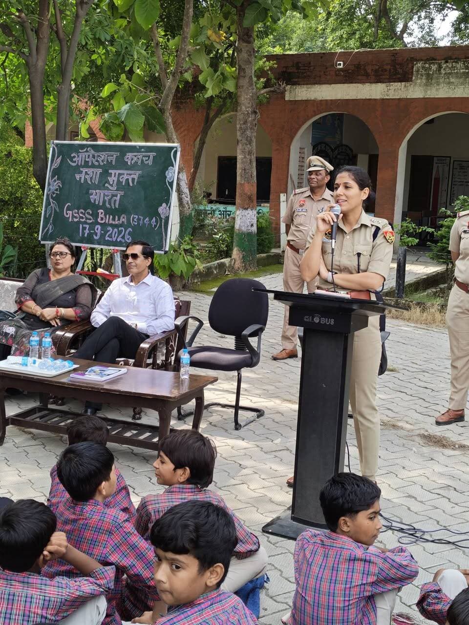 ऑपरेशन कवच: पौधा लगाकर कूल लिप छोड़ने का संकल्प लेने वाले छात्र को डीसीपी अदिति सिंह ने उपहार में थमाई कलम
विद्यार्थियों के हाथों में नशा नहीं, कलम और सपनों की उड़ान हो: डीसीपी अदिति सिंह, छात्रों को बताया नशा विरोधी अभियान का ब्रांड एम्बेसडर
553 क्षेत्रों में पहुंची पंचकूला पुलिस की नशामुक्ति मुहिम, 36,337 लोगों से संवाद, 3,882 नशा पीड़ित चिन्हित और 3,581 का इलाज शुरू
पंचकूला/ 17 सिंतबर :- पंचकूला पुलिस द्वारा जिले को नशामुक्त बनाने के उद्देश्य से ऑपरेशन कवच के तहत नशीले पदार्थों के खिलाफ चौतरफा अभियान तेजी से चलाया जा रहा है। पुलिस कमिश्नर आईपीएस पंकज नैन के दिशा-निर्देशों में शुरू किए गए इस जिला स्तरीय अभियान का मुख्य उद्देश्य शिक्षण संस्थानों के आसपास नशीले पदार्थों की बिक्री पर पूर्ण प्रतिबंध लगाना और युवाओं को इस सामाजिक बुराई के खिलाफ जागरूक करना है। इसी कड़ी में आज डीसीपी पंचकूला आईपीएस अदिति सिंह बरवाला क्षेत्र के गांव बिल्ला स्थित गवर्नमेंट सीनियर सेकेंडरी स्कूल पहुंचीं। स्कूल की छात्राओं ने पारंपरिक रूप से तिलक लगाकर व पुष्पगुच्छ भेंट कर डीसीपी का भव्य स्वागत किया, जिसके उपरांत दीप प्रज्ज्वलन के साथ कार्यक्रम का औपचारिक शुभारंभ हुआ।
कार्यक्रम के दौरान डीसीपी अदिति सिंह ने छात्र-छात्राओं से सीधा संवाद स्थापित करते हुए नशे के विभिन्न प्रकारों, इसके गंभीर शारीरिक दुष्परिणामों तथा कानून में उपलब्ध कड़े प्रावधानों के बारे में विस्तार से चर्चा की। उन्होंने कूल लिप, गुटखा, बीड़ी और सिगरेट जैसे शुरुआत में सामान्य दिखने वाले पदार्थों के खतरों को अत्यंत सरल भाषा में समझाया। डीसीपी ने विद्यार्थियों को प्रेरित करते हुए कहा कि वे जीवन में बड़ा लक्ष्य तय करें और उसे प्राप्त करने के लिए निरंतर परिश्रम करें। उन्होंने छात्रों का आह्वान किया कि वे स्वयं को इस नशा विरोधी अभियान का ब्रांड एम्बेसडर समझें और यदि उनके आसपास या स्कूल के नजदीक कोई व्यक्ति नशा बेचता नजर आए, तो उसकी जानकारी तुरंत स्कूल प्रशासन या पुलिस को दें।
संवाद कार्यक्रम के दौरान ने डीसीपी ने पिछले दौरे में कूल लिप का नशा छोड़ने का संकल्प लेने वाले एक छात्र को उसके हाथों में कलम थमाकर सम्मानित किया। छात्र ने नशा त्यागने के प्रतीक के रूप में पौधा लगाया था और इस अवसर पर उसने यह संकल्प दोहराते हुए कहा कि वह न केवल स्वयं इन पदार्थों से दूर रहेगा बल्कि अन्य साथियों को भी जागरूक करेगा। डीसीपी ने विद्यार्थियों द्वारा निर्मित लक्ष्य आधारित प्रदर्शनी तथा स्वागत में बनाई गई भव्य रंगोली की भूरी-भूरी प्रशंसा करते हुए उनका मनोबल बढ़ाया। कार्यक्रम के समापन पर स्कूल प्रशासन ने डीसीपी को पौधा भेंट कर उनके इस मार्गदर्शक दौरे के लिए आभार व्यक्त किया।
पंचकूला पुलिस नशा तस्करों पर सख्त कानूनी कार्रवाई करने के साथ-साथ स्वास्थ्य विभाग की मदद से पीड़ितों के पुनर्वास पर भी विशेष ध्यान दे रही है। अभियान के अंतर्गत गठित तीन विशेष टीमों ने अब तक जिले के 553 क्षेत्रों का दौरा कर 36,337 नागरिकों से सीधा संवाद स्थापित किया है। इस गहन जांच और मैपिंग के दौरान 3,882 नशा पीड़ित व्यक्तियों की पहचान की गई, जिनमें से 3,581 लोगों का इलाज शुरू करवाया जा चुका है। इसके अतिरिक्त, गंभीर रूप से नशे की लत से ग्रस्त 214 व्यक्तियों को सेक्टर-6 स्थित नागरिक अस्पताल की विशेषज्ञ टीम के सहयोग से नशा मुक्ति केंद्र में भर्ती कराया गया है।
पुलिस कमिश्नर आईपीएस पंकज नैन ने स्पष्ट किया कि पुलिस की विशेष टीमें शिक्षण संस्थानों के पास अवैध सामग्री बेचने वालों के खिलाफ जब्ती व धरपकड़ की कार्रवाई कर रही हैं। उन्होंने जनता से सहयोग की अपील करते हुए कहा कि समाज के सभी वर्गों के एकजुट प्रयास से ही इस अभियान को पूर्ण सफल बनाया जा सकता है। उन्होंने आमजन से साझा किया कि यदि कोई व्यक्ति नशा छोड़ना चाहता है या किसी क्षेत्र में नशीले पदार्थों की बिक्री की सूचना देना चाहता है, तो वह पुलिस के हेल्पलाइन नंबरों 7087081100 और 7087081048 पर संपर्क कर सकता है, जिस पर तत्काल कार्रवाई की जाएगी।
इस अवसर पर रामगढ़ चौकी प्रभारी राजबीर सिंह, एएसआई शिवानी, स्कूल के प्राचार्य, शिक्षकगण तथा बड़ी संख्या में विद्यार्थी उपस्थित रहे।