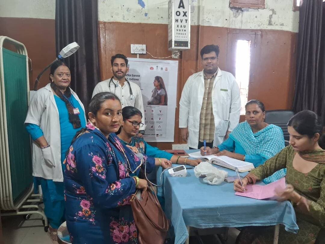 मोरनी पीएचसी में सेवा संकल्प अभियान के तहत विशेष स्वास्थ्य जांच शिविर
मोरनी, 17 सितंबर 2026। प्रधानमंत्री श्री नरेंद्र मोदी के जन्मदिवस के उपलक्ष्य में सेवा संकल्प अभियान का आयोजन किया जा रहा है। यह अभियान 17 सितंबर से 17 अक्टूबर 2026 तक चलेगा। इसी कड़ी में सिविल सर्जन, पंचकूला के निर्देशानुसार मोरनी प्राथमिक स्वास्थ्य केंद्र में विशेष स्वास्थ्य जांच एवं जागरूकता कार्यक्रम आयोजित किया गया।
संस्था प्रभारी अधिकारी डॉ. सुनील दहिया एवं डॉ. आकाश सैनी की अध्यक्षता में आयोजित कार्यक्रम के दौरान पीएमएसएमए के तहत गर्भवती महिलाओं की स्वास्थ्य जांच की गई। इस दौरान चिकित्सकों ने महिलाओं के स्वास्थ्य से संबंधित आवश्यक जांच एवं परामर्श प्रदान किया।
दंत चिकित्सक डॉ. शिल्पा गोगलानी ने मरीजों के दांतों की जांच की। इसके अलावा स्वास्थ्य केंद्र में खून की जांच, एक्स-रे और ईसीजी की सुविधा भी उपलब्ध कराई गई। लोगों के आभा कार्ड बनाए गए तथा एचपीवी को लेकर जागरूकता अभियान भी चलाया गया।
कार्यक्रम के दौरान स्वास्थ्य विभाग के कर्मचारियों ने लोगों को नियमित स्वास्थ्य जांच, समय पर उपचार और स्वास्थ्य संबंधी सावधानियों के प्रति जागरूक किया। इस अवसर पर स्वास्थ्य केंद्र का पूरा स्टाफ उपस्थित रहा और अभियान को सफल बनाने में सहयोग दिया।
कार्यक्रम में एएनएम पूनम सूद, नर्सिंग ऑफिसर योगेश कुमार, लैब टेक्नीशियन संदीप कुमार, नीलम शर्मा, नाज़िम, सीएचओ गोविन्द, सिमरन, मीरा, रीना, सीमा देवी, ईएमटी विकास, सुनील शर्मा एवं सागर राणा सहित अन्य स्वास्थ्यकर्मी मौजूद रहे।
मोरनी पीएचसी सेवा संकल्प अभियान #मोरनी #स्वास्थ्य_जांच #सेवा_संकल्प_अभियान #पीएमएसएमए #पंचकूला #स्वास्थ्य_विभाग #एचपीवी_जागरूकता #सच्ची_खबर_सटीक_विश्लेषण
