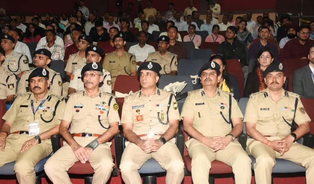 आईटीबीपी-एनडीएमए के इंटीग्रेटेड सिम्पोजियम का भव्य शुभारंभ
हिमालयी क्षेत्रों में आपदा प्रबंधन की चुनौतियों, तैयारियों और प्रभावी प्रतिक्रिया तंत्र पर विशेषज्ञों ने किया मंथन
पंचकूला, 17 सितंबर। हिमालयी क्षेत्रों में आपदा प्रबंधन की चुनौतियों, तैयारियों और प्रभावी प्रतिक्रिया तंत्र को मजबूत करने के उद्देश्य से आईटीबीपी, एनआईटीएसआरडीआर तथा राष्ट्रीय आपदा प्रबंधन प्राधिकरण (एनडीएमए) द्वारा आयोजित दो दिवसीय ‘इंटीग्रेटेड सिम्पोजियम ऑन डिजास्टर मैनेजमेंट’ का गुरुवार को भव्य शुभारंभ हुआ।
कार्यक्रम का शुभारंभ पंजाब के राज्यपाल एवं यूटी चंडीगढ़ के प्रशासक गुलाब चंद कटारिया की गरिमामयी उपस्थिति में हुआ। कार्यक्रम में एनडीएमए के सदस्य एवं एचओडी कृष्ण एस. वत्स बतौर गेस्ट ऑफ ऑनर मौजूद रहे।
कार्यक्रम का आयोजन आईटीबीपी वेस्टर्न कमांड के आईजी राजेश कुमार के नेतृत्व में किया गया। सर्वप्रथम एनआईटीएसआरडीआर के डीआईजी युद्धवीर सिंह राणा ने मुख्य अतिथि गुलाब चंद कटारिया का स्वागत किया।
सिम्पोजियम के दौरान राष्ट्रीय आपदा प्रबंधन नीतियों, नई तकनीक एवं वैज्ञानिक सहयोग, पूर्व चेतावनी एवं पूर्वानुमान प्रणाली, राज्यों एवं केंद्र शासित प्रदेशों की आपदा प्रबंधन व्यवस्था तथा पर्वतीय एवं ऊंचाई वाले क्षेत्रों में आपदा से निपटने जैसे महत्वपूर्ण विषयों पर व्यापक चर्चा हुई।
कार्यक्रम में आईएमडी, सीडब्ल्यूसी, डीआरडीओ/डीजीआरई, एनसीएस, आईआईटी रोपड़, डब्ल्यूआईएचजी, डीजीडीई, बीबीएमबी और आईटीबीपी सहित विभिन्न संस्थानों के प्रतिनिधियों ने भाग लिया।
पहले दिन विशेषज्ञों ने राष्ट्रीय आपदा जोखिम प्रोफाइल, आपदा प्रबंधन नीति और आपदा जोखिम न्यूनीकरण से जुड़े विषयों पर जानकारी साझा की। विशेषज्ञों ने बताया कि भारत में आपदा प्रबंधन व्यवस्था अब केवल राहत एवं प्रतिक्रिया तक सीमित न रहकर पूर्व तैयारी, जोखिम आकलन और जोखिम न्यूनीकरण पर अधिक जोर देने की दिशा में आगे बढ़ रही है।
सेंडाई फ्रेमवर्क के तहत आपदा जोखिम न्यूनीकरण की चार प्राथमिकताओं तथा सतत विकास लक्ष्यों के साथ आपदा जोखिम न्यूनीकरण के समन्वय पर भी चर्चा हुई।
एनडीएमए, एनडीआरएफ, सीएपीएफ, गृह मंत्रालय, राज्य आपदा प्रबंधन प्राधिकरण और अन्य एजेंसियों के बीच प्रभावी समन्वय को आपदा के समय बेहतर प्रतिक्रिया के लिए महत्वपूर्ण बताया गया।
इंटीग्रेटेड कंट्रोल रूम फॉर इमरजेंसी रिस्पॉन्स (आईसीआर-ईआर) की कार्यप्रणाली पर भी प्रकाश डाला गया। बताया गया कि इसके माध्यम से वास्तविक समय में चेतावनियां प्राप्त करने, राहत एवं बचाव कार्यों की निगरानी तथा घटनाओं की रिपोर्टिंग को अधिक प्रभावी बनाया जा सकता है।
इसके अलावा एनडीईएम 5.0 पोर्टल के माध्यम से आपदा की वर्तमान स्थिति, प्रारंभिक चेतावनी और ऐतिहासिक आंकड़ों के उपयोग की जानकारी भी साझा की गई।
आपदा के दौरान त्वरित और मानकीकृत सूचना उपलब्ध कराने के लिए एसओपी, इंसिडेंट रिस्पॉन्स सिस्टम तथा कॉमन अलर्टिंग प्रोटोकॉल को और मजबूत करने की आवश्यकता पर जोर दिया गया।
तकनीक के माध्यम से क्षेत्रीय एवं स्थानीय भाषाओं में ऑटो जियो-टार्गेटेड अलर्ट भेजने की व्यवस्था को प्रभावी चेतावनी तंत्र का महत्वपूर्ण हिस्सा बताया गया।
साथ ही ‘आपदा मित्र’ योजना के विस्तार और समुदाय आधारित आपदा तैयारी को मजबूत करने पर भी विशेष जोर दिया गया। एनडीएमए द्वारा आयोजित मॉक एक्सरसाइज, मेगा मॉक अभ्यास तथा अंतरराज्यीय एवं अंतरराष्ट्रीय संयुक्त अभ्यासों के माध्यम से आपदा प्रतिक्रिया क्षमता बढ़ाने की आवश्यकता बताई गई।
सिम्पोजियम में अत्यधिक भारी वर्षा, एक के बाद एक होने वाली आपदाओं, राजमार्ग दुर्घटनाओं तथा ग्लेशियल लेक आउटबर्स्ट फ्लड (जीएलओएफ) जैसी उभरती चुनौतियों पर भी चर्चा हुई।
सिक्किम और ऋषिगंगा पावर प्रोजेक्ट जैसी घटनाओं से प्राप्त अनुभवों को साझा करते हुए भविष्य में आपदा प्रबंधन व्यवस्था को और अधिक प्रभावी बनाने पर विचार-विमर्श किया गया।
विशेषज्ञों ने आपदा प्रबंधन में खंडित एजेंडा, सीमा-पार प्रभाव और मानकीकृत प्रबंधन जैसी चुनौतियों को रेखांकित किया। विभिन्न विभागों एवं एजेंसियों के बीच बेहतर समन्वय के लिए ‘होल ऑफ गवर्नमेंट’ दृष्टिकोण अपनाने पर भी बल दिया गया।
अपने संबोधन में पंजाब के राज्यपाल एवं यूटी चंडीगढ़ के प्रशासक गुलाब चंद कटारिया ने कहा कि संगोष्ठी से प्राप्त अनुभवों और निष्कर्षों का आईटीबीपी, एनआईटीएसआरडीआर और एनडीएमए को आपसी समन्वय से उपयोग करना चाहिए।
उन्होंने कहा कि इन अनुभवों के आधार पर आने वाले समय में बेहतर आपदा प्रबंधन की रूपरेखा तैयार करने और नई रणनीतियों को प्रभावी रूप से लागू करने की आवश्यकता है। उन्होंने आपदाओं के दौरान जनहानि को न्यूनतम करने के लिए हरसंभव प्रयास करने तथा अधिक से अधिक जनसहभागिता सुनिश्चित करने पर जोर दिया।
दो दिवसीय सिम्पोजियम के आगामी सत्रों में आपदा प्रबंधन से जुड़े विभिन्न महत्वपूर्ण विषयों पर विशेषज्ञ अपने विचार और अनुभव साझा करेंगे। आयोजन का उद्देश्य हिमालयी क्षेत्रों में आपदा प्रबंधन की क्षमता को अधिक प्रभावी, आधुनिक और समन्वित बनाना है।