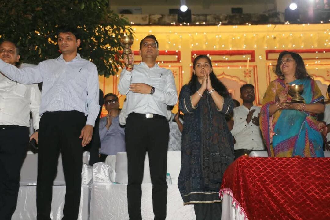 प्रधानमंत्री श्री नरेंद्र मोदी को मिला मां नर्मदा का आशीर्वाद
नर्मदापुरम की जनता ने मां नर्मदा के पावन तट सेठानी घाट को 51 हजार दीपों की रोशनी से आलोकित किया
प्रधान सेवक श्री मोदी के जन्मदिन पर सेवा से संकल्प अभियान का हुआ भव्य एवं दिव्य शुभारंभ
मां नर्मदा की महाआरती और नर्मदाष्टक के सामूहिक पाठ से
कार्यक्रम बना सांस्कृतिक, धार्मिक और सामाजिक एकजुटता का प्रतीक
सेठानी घाट पर साकार हुआ भव्य दीपोत्सव, हजारों नागरिक बने ऐतिहासिक 'आशीर्वाद का दिया’ कार्यक्रम के साक्षी
प्रदेश में 17 सितंबर से 17 अक्टूबर तक संचालित होने वाले सेवा से संकल्प अभियान का शुभारंभ ‘आशीर्वाद का दिया’ कार्यक्रम के माध्यम से किया गया। भारत के प्रधानमंत्री श्री नरेंद्र मोदी की सेवा और जिम्मेदारी के 25 वर्ष पूर्ण होने पर नर्मदापुरम में अयोजित जिला स्तरीय कार्यक्रम उनकी जन सेवा और जिम्मेदारी को समर्पित रहा। जन सेवा और सुशासन को समर्पित यह आशीर्वाद का दिया कार्यक्रम में नागरिकों की सहभागिता ने अभियान की सार्थकता को प्रमाणित किया। अभियान का उद्देश्य जनसेवा, सुशासन, सामाजिक सहभागिता और जनकल्याण की भावना को और अधिक सशक्त बनाना है। इसी क्रम में नर्मदापुरम जिले में आयोजित दीपोत्सव ने सेवा, आस्था और सामूहिक सहभागिता का अद्भुत संगम प्रस्तुत किया।
सेवा से संकल्प अभियान के अंतर्गत आयोजित ‘आशीर्वाद का दिया’ कार्यक्रम में नर्मदापुरम जिले ने अपनी सशक्त सहभागिता दर्ज कराई। गुरुवार को मां नर्मदा के पावन तट पर स्थित प्रसिद्ध सेठानी घाट पर 51 हजार दीपों का भव्य प्रज्वलन किया गया। हजारों दीपों की स्वर्णिम आभा से सेठानी घाट जगमगा उठा और पूरा नर्मदा तट दीपावली जैसी अलौकिक रोशनी से नहाया नजर आया। दीपों की कतारों ने घाट की सुंदरता में चार चांद लगा दिए। इस मनोहारी एवं भव्य दृश्य के साक्षी जिले के हजारों नागरिक बने।
दीपों की रोशनी में निखरा सेठानी घाट, उमड़ा जनसैलाब
सेठानी घाट पर आयोजित दीपोत्सव के दौरान घाट का प्रत्येक कोना दीपों की रोशनी से आलोकित हो उठा। मां नर्मदा की लहरों पर झिलमिलाती दीपों की आभा ने वातावरण को अत्यंत मनोहारी बना दिया। श्रद्धा और उत्साह से भरे नागरिकों ने इस ऐतिहासिक आयोजन में बढ़-चढ़कर सहभागिता की। बड़ी संख्या में नागरिकों की उपस्थिति से सेठानी घाट पर उत्सव का वातावरण बना रहा।
दीप प्रज्वलन के दौरान नागरिकों ने जनसेवा, सामाजिक दायित्व और सुशासन के प्रति अपनी प्रतिबद्धता व्यक्त की। साथ ही 51 हजार दीपों को प्रज्वलित कर इस आयोजन को नर्मदापुरम जिले की सांस्कृतिक, धार्मिक और सामाजिक एकजुटता का प्रतीक बनाया।
प्रधानमंत्री श्री नरेंद्र मोदी की 25 वर्षों की जनसेवा को समर्पित आयोजन
उल्लेखनीय है कि जनसेवा और सुशासन को समर्पित यह दीपोत्सव प्रधानमंत्री श्री नरेंद्र मोदी के जनसेवा एवं सुशासन के क्षेत्र में 25 वर्ष पूर्ण होने के उपलक्ष्य में आयोजित किया गया। कार्यक्रम के माध्यम से उनकी सेवा भावना, जनकल्याण के प्रति प्रतिबद्धता और राष्ट्रहित में किए जा रहे कार्यों के प्रति सम्मान एवं समर्पण व्यक्त किया गया।
‘आशीर्वाद का दिया’ कार्यक्रम में नागरिकों की उत्साहपूर्ण सहभागिता ने सेवा से संकल्प अभियान की भावना को मजबूती प्रदान की। यह आयोजन केवल दीप प्रज्वलन तक सीमित न रहकर जनसेवा, सामाजिक दायित्व, आस्था और सामूहिक सहभागिता का संदेश देने वाला महत्वपूर्ण अवसर बना।
जनप्रतिनिधियों एवं अधिकारियों ने की सहभागिता
भव्य दीपोत्सव कार्यक्रम में मध्यप्रदेश शासन के मुख्यसचिव श्री अशोक बर्णवाल, पूर्व विधानसभा अध्यक्ष एवं नर्मदापुरम विधायक डॉ. सीतासरन शर्मा, लोकसभा सांसद श्री दर्शन सिंह चौधरी, राज्यसभा सांसद श्रीमती माया नारोलिया, सोहागपुर विधायक श्री विजयपाल सिंह, जनप्रतिनिधि श्रीमती प्रीति शुक्ला, नगर पालिका नर्मदापुरम अध्यक्ष श्रीमती नीतू यादव, जनपद पंचायत नर्मदापुरम अध्यक्ष श्री भूपेंद्र चौकसे, मध्यप्रदेश तैराकी संघ अध्यक्ष श्री पीयूष शर्मा,दूरसंचार सलाहकार समिति (TAC) के सदस्य श्री विकास नारोलिया, संभागायुक्त श्री श्रीकांत बनोठ, सीसीएफ श्री अशोक कुमार, कलेक्टर श्री सोमेश मिश्रा, डीआईजी श्री संतोष सोलंकी, एसपी श्री साई कृष्ण एस थोटा, डीएफओ श्री गौरव शर्मा, जिला पंचायत सीईओ श्री हिमांशु जैन सहित अन्य जनप्रतिनिधि, अधिकारीगण एवं बड़ी संख्या में नर्मदापुरमवासी उपस्थित रहे।
जनप्रतिनिधियों एवं नागरिकों ने दीप प्रज्वलित कर सेवा से संकल्प अभियान के प्रति अपनी सहभागिता दर्ज कराई। कार्यक्रम में उपस्थित लोगों ने मां नर्मदा के प्रति अपनी आस्था व्यक्त करते हुए जनसेवा और सामाजिक कल्याण के कार्यों में सक्रिय योगदान देने का संकल्प लिया।
मां नर्मदा की दिव्य महाआरती से भक्तिमय हुआ वातावरण
दीपोत्सव के साथ मां नर्मदा की दिव्य एवं भव्य महाआरती का आयोजन भी किया गया। महाआरती के दौरान श्रद्धालुओं ने भक्तिभाव से मां नर्मदा की आराधना की। इसके पश्चात मां नर्मदाष्टक का सामूहिक सस्वर पाठ किया गया। नागरिकों ने एक स्वर में मां नर्मदा की स्तुति करते हुए उनकी चरणवंदना की।
महाआरती और नर्मदाष्टक के सामूहिक गायन से सेठानी घाट का वातावरण आध्यात्मिक एवं भक्तिमय हो उठा। मां नर्मदा के जयकारों और दीपों की रोशनी ने कार्यक्रम की भव्यता को और बढ़ा दिया।
आकर्षक आतिशबाजी ने बढ़ाई दीपोत्सव की रौनक
कार्यक्रम के दौरान मां नर्मदा के तट पर आकर्षक आतिशबाजी भी की गई। आसमान में बिखरी रंग-बिरंगी रोशनी और घाट पर जगमगाते 51 हजार दीपों ने पूरे आयोजन को यादगार बना दिया। नागरिकों ने इस मनोहारी दृश्य का आनंद लिया और दीपोत्सव के उल्लास में सहभागिता की।
सेवा से संकल्प अभियान के उद्देश्यों को मिली मजबूती
17 सितंबर से 17 अक्टूबर तक संचालित होने वाले सेवा से संकल्प अभियान के अंतर्गत प्रदेशभर में विभिन्न जनकल्याणकारी, सामाजिक एवं सेवा गतिविधियां आयोजित की जा रही हैं। नर्मदापुरम में आयोजित 51 हजार दीपों का यह दीपोत्सव अभियान के प्रति जनभागीदारी और नागरिकों की प्रतिबद्धता का प्रभावी उदाहरण रहा।
सेठानी घाट पर आयोजित इस भव्य कार्यक्रम ने नर्मदापुरम की धार्मिक एवं सांस्कृतिक पहचान को नई गरिमा प्रदान की। मां नर्मदा की पावन धारा, दीपों की जगमगाहट, महाआरती की आध्यात्मिक ऊर्जा और नागरिकों की सामूहिक सहभागिता ने इस अवसर को अविस्मरणीय बनाया।
#सेवा_संकल्प_अभियान #SevaSankalpAbhiyan #AshirwadKaDiya
CM Madhya Pradesh Dr Mohan Yadav Jansampark Madhya Pradesh
