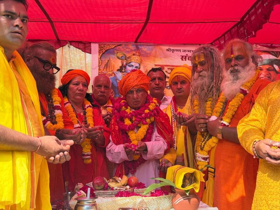 फरीदाबाद पहुंची श्रीकृष्ण जन्मभूमि के लिए संकल्पित रजत शिला, रूप सिंह नागर ने सपरिवार किया पूजन
श्रीकृष्ण जन्मभूमि संघर्ष न्यास की ओर से मंदिर निर्माण के लिए संकल्पित रजत शिला फरीदाबाद पहुंची। न्यास के अंतरराष्ट्रीय संरक्षक रूप सिंह नागर ने अपने परिवार के साथ विधि-विधान से शिला का पूजन किया। इस दौरान बड़ी संख्या में उपस्थित श्रद्धालुओं ने पुष्पवर्षा कर रजत शिला का स्वागत किया।
कार्यक्रम में रूप सिंह नागर ने कहा कि न्यास श्रीकृष्ण जन्मभूमि विवाद का शांतिपूर्ण और स्थायी समाधान चाहता है। उन्होंने संबंधित पक्षों से आपसी सहमति और संवाद के माध्यम से समाधान निकालने की अपील की। नागर ने वैकल्पिक स्थान एवं निर्माण में आर्थिक सहयोग देने का प्रस्ताव रखते हुए जन्मभूमि स्थल पर भगवान श्रीकृष्ण के बाल स्वरूप की पूजा और भोग की व्यवस्था प्रारंभ किए जाने की बात कही।
न्यास के अध्यक्ष एवं मामले में याचिकाकर्ता दिनेश फलाहारी महाराज ने बताया कि रजत शिला को सबसे पहले सरयू नदी में स्नान कराया गया। इसके बाद हनुमानगढ़ी में देहरी पूजन और अयोध्या स्थित श्रीराम मंदिर में दर्शन कराए गए। अब इस शिला को देश के विभिन्न स्थानों पर श्रद्धालुओं के बीच ले जाया जा रहा है।
उन्होंने बताया कि श्रीराम जन्मभूमि मंदिर तीर्थ क्षेत्र और श्रीकृष्ण जन्मभूमि न्यास के अध्यक्ष संत नृत्य गोपाल दास महाराज ने भी इस रजत शिला का विधि-विधान से पूजन किया है। इसके पश्चात मथुरा स्थित सुदामा कुटी में साधु-संतों ने शिला का पूजन किया।
कार्यक्रम में महामंडलेश्वर राधा नंद गिरि, मधुवन पीठाधीश्वर हरिदास बाबा, ललिता गिरि, जय राम शर्मा, यात्रा प्रभारी राजेश पाठक, आराधना सोलंकी, इंद्र देव कौशिक, सुखराम सिंह कमल और कन्हैया कौशिक सहित अनेक श्रद्धालु उपस्थित रहे।