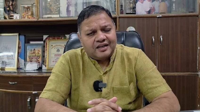 सरकार ने दिखाया प्रवासियों को अंगूठा : पूर्व विधायक नीरज शर्मा...
एनआईटी फरीदाबाद के पूर्व विधायक नीरज शर्मा ने प्रदेश सरकार और स्थानीय प्रशासन पर प्रवासी समाज की उपेक्षा करने का आरोप लगाया है। उन्होंने कहा कि फरीदाबाद के विकास में प्रवासी समाज का महत्वपूर्ण योगदान है, इसलिए उसे केवल चुनावी वोट बैंक के रूप में नहीं देखा जाना चाहिए।
नीरज शर्मा ने अपने बयान में कहा कि जिस अधिकारी ओमबीर सिंह पर प्रवासियों के लिए कथित रूप से आपत्तिजनक शब्दों का प्रयोग करने का आरोप लगा था, उसे करीब 15 दिन के भीतर दोबारा फरीदाबाद बुला लिया गया। उन्होंने सवाल किया कि यदि अधिकारी निर्दोष था तो छुट्टी के दिन उसका तबादला क्यों किया गया और यदि आरोपों में सच्चाई थी तो इतनी जल्दी उसकी वापसी किस आधार पर हुई।
भाजपा पार्षदों से मांगा जवाब
पूर्व विधायक ने इस मामले में भाजपा पार्षदों की भूमिका पर भी सवाल उठाए। उन्होंने कहा कि कुछ पार्षदों ने संबंधित ऑडियो को एआई से तैयार अथवा फर्जी बताते हुए आरोपों को खारिज करने का प्रयास किया था। अब उन्हें स्पष्ट करना चाहिए कि क्या वे नगर निगम सदन में प्रवासी समाज के सम्मान से संबंधित कोई प्रस्ताव लाएंगे और क्या अधिकारियों के वॉइस सैंपल की जांच कराने की मांग करेंगे।
ऑडियो की फॉरेंसिक जांच की मांग
नीरज शर्मा ने दावा किया कि उन्होंने पुलिस जांच के दौरान शपथ पत्र देकर अपने पास उपलब्ध ऑडियो को सत्य एवं प्रामाणिक बताया है। उनका कहना है कि यदि ऑडियो में किसी प्रकार की छेड़छाड़ साबित होती है तो वह कानूनी कार्रवाई का सामना करने के लिए तैयार हैं।
उन्होंने अधिकारी ओमबीर सिंह और पूर्व पार्षद पति रविकांत भड़ाना से अपने वॉइस सैंपल फॉरेंसिक साइंस लेबोरेटरी में जांच के लिए देने की मांग की। शर्मा ने कहा कि निष्पक्ष फॉरेंसिक जांच से ही ऑडियो की वास्तविकता स्पष्ट हो सकती है।
निष्पक्ष जांच कराए सरकार
पूर्व विधायक ने सरकार से मामले की निष्पक्ष जांच कराने और उसके तथ्य सार्वजनिक करने की मांग की। उन्होंने कहा कि प्रवासी समाज ने फरीदाबाद के औद्योगिक, सामाजिक और आर्थिक विकास में अहम भूमिका निभाई है। ऐसे में उसके सम्मान और स्वाभिमान की रक्षा करना सरकार एवं प्रशासन की जिम्मेदारी है।