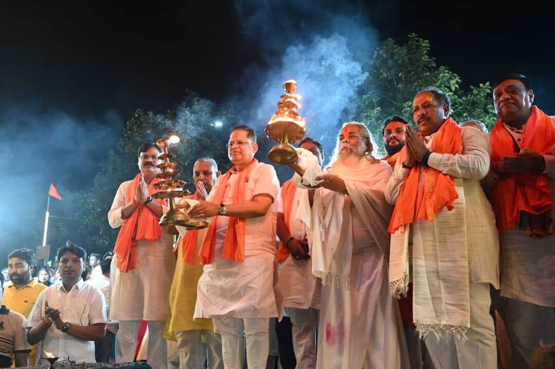 आशीर्वाद के दीपों से जगमग हुआ जांजगीर-चांपा
प्रधानमंत्री श्री मोदी के 76वें जन्मदिवस पर 1 लाख दीपों से आलोकित हुआ महानदी का पावन तट
एक-एक दीप में आशीर्वाद के साथ विकसित भारत 2047 का संकल्प — श्री अमर अग्रवाल
सेवा, सुशासन और राष्ट्र निर्माण के संकल्प के साथ शिवरीनारायण सहित पूरे जिलेभर में हुआ दीप प्रज्वलन
प्रधानमंत्री श्री मोदी के जनसेवा के 25 वर्ष पूर्ण होने के उपलक्ष्य में 17 सितम्बर से 17 अक्टूबर तक मनाया जा रहा सेवा संकल्प अभियान
#सेवा_संकल्प_अभियान #आशीर्वाद_का_दीया #AshirwadKaDiya #SevaSankalpAbhiyan #SevaSankalp #JanSeva #JanBhagidari #ViksitChhattisgarh #SevaSeVikas
#CGkeAshirwadkaDiya
#sevasankalpabhiyan
#modiat25
#vishnubhaiya