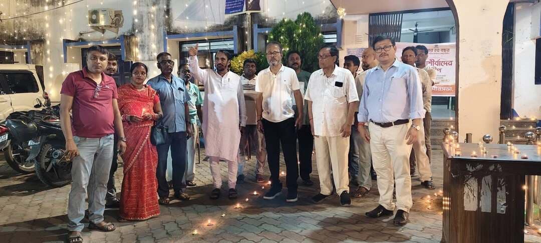 ইসলামপুর পৌরসভায় প্রধানমন্ত্রীর জন্মদিন উপলক্ষে প্রদীপ প্রজনন উপস্থিত ইসলামপুর পৌরসভার চেয়ারম্যান তথা ইসলামপুর বিধানসভার বিধায়ক Khabar Today