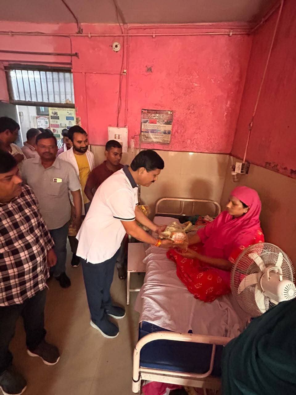 पीएम मोदी के जन्मदिन पर विधायक अनिल त्रिपाठी ने मरीजों में बांटे फल, लिया सेवा का संकल्प
मेंहदावल सीएचसी में मरीजों का जाना हाल, चिकित्सकों को बेहतर इलाज और दवा उपलब्ध कराने के दिए निर्देश
मेंहदावल, संतकबीरनगर। प्रधानमंत्री नरेंद्र मोदी के जन्मदिन के अवसर पर चलाए जा रहे सेवा संकल्प अभियान के तहत सामुदायिक स्वास्थ्य केंद्र (सीएचसी) मेंहदावल में विशेष कार्यक्रम आयोजित किया गया। कार्यक्रम में मेंहदावल विधानसभा क्षेत्र के विधायक अनिल कुमार त्रिपाठी ने अस्पताल पहुंचे बहिरंग रोगियों (ओपीडी) को फल वितरित किए और उनके शीघ्र स्वस्थ होने की कामना की।
इस दौरान विधायक ने अस्पताल में भर्ती एवं उपचार करा रहे मरीजों से मुलाकात कर उनका हालचाल जाना तथा उनकी समस्याओं को सुना। उन्होंने मौके पर मौजूद चिकित्सकों एवं स्वास्थ्यकर्मियों को निर्देशित किया कि अस्पताल आने वाले प्रत्येक मरीज को समुचित उपचार, बेहतर देखभाल और आवश्यक दवाओं की उपलब्धता प्राथमिकता के आधार पर सुनिश्चित की जाए।विधायक अनिल कुमार त्रिपाठी ने कहा कि प्रधानमंत्री नरेंद्र मोदी के जनसेवा और समर्पण के भाव से प्रेरणा लेकर सेवा कार्यों को आगे बढ़ाना ही इस अभियान का उद्देश्य है। उन्होंने कहा कि प्रधानमंत्री के नेतृत्व में देश निरंतर विकास और जनकल्याण की दिशा में आगे बढ़ रहा है।कार्यक्रम में सीएचसी अधीक्षक डॉ. श्वेतांक सिंह, भाजपा मेंहदावल पूर्वी मंडल अध्यक्ष दीपक शुक्ल, चिकित्सा एवं स्वास्थ्य विभाग के कर्मचारी, स्थानीय कार्यकर्ता तथा बड़ी संख्या में मरीज मौजूद रहे। #mla Viral Reels अनिल त्रिपाठी @highlight