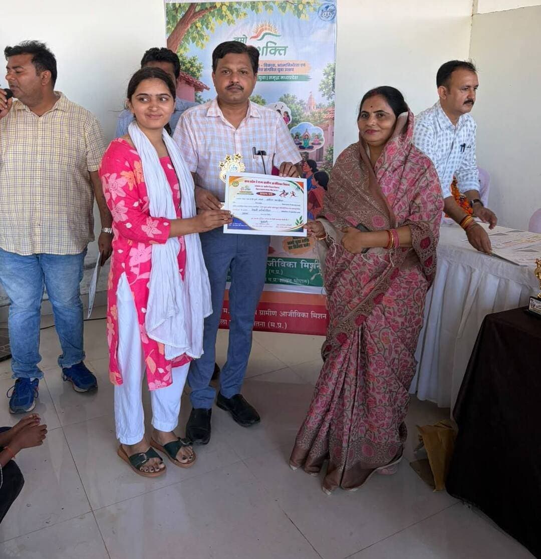 आजीविका मिशन में उत्साह और उमंग के साथ आयोजित हुआ नमो युवा शक्ति कार्यक्रम
---
सतना 17 सितम्बर 2026/म.प्र.डे. राज्य ग्रामीण आजीविका मिशन जिला सतना एवं मैहर द्वारा संयुक्त रूप से नमो युवा शक्ति जिला स्तरीय खेलकूद एवं सांस्कृतिक कार्यक्रम का आयोजन दादा सुखेन्द्र सिंह स्टेडियम #सतना में किया गया। कार्यक्रम का उद्देश्य ग्रामीण क्षेत्र की युवतियों को खेल रचनात्मकता, स्वास्थ्य, नेतृत्त एवं आत्म निर्भरता से जोड़ते हुए उनकी प्रतिभा को मंच प्रदान करना रहा। कार्यक्रम का शुभारंभ जिला पंचायत अध्यक्ष श्री रामखेलावन कोल, जिला पंचायत उपाध्यक्ष श्रीमती सुस्मिता सिंह परिहार, जिला खेल अधिकारी सुश्री रितिका दुवे, श्री एस.पी. तिवारी खेल विभाग, जिला परियोजना प्रबंधक डां. गौरव शर्मा, वरिष्ठ अधिवक्ता श्री राजपाल शर्मा, जिला अध्यक्ष बीएमएस श्री योगेन्द्र प्रताप सिंह एवं राजकपूर द्वारा मां शारदा की प्रतिमा पर मार्ल्यापण एवं पूजन कर किया गया।
इस अवसर पर जिला पंचायत अध्यक्ष श्री रामखेलावन कोल ने कहा कि ग्रामीण क्षेत्र की युवतियों में प्रतिभा और आत्म विश्वास की कोई कमी नहीं है, आवश्यकता है उचित अवसर और मंच प्रदान करने की। नमो युवा शक्ति जैसे आयोजन युवतियों को खेल, संस्कृति, कौशल एवं नेतृत्व के क्षेत्र में आगे बढने के लिए प्रेरित करते है। जिला पंचायत उपाध्यक्ष श्रीमती सुस्मिता सिंह ने कहा कि आज ग्रामीण अंचल की दीदियां अपने परिवार तक सीमित नहीं है बल्कि समाज में मजबूत अर्थव्यवस्था की वाहक बन रही हैं। उन्होंने कहा कि स्व-सहायता समूहों से जुडकर महिलाओं में आर्थिक गतिविधियों के साथ-साथ निर्णय लेने और नेतृत्व की क्षमता भी विकसित हुई है। नमो युवा शक्ति जैसे आयोजन नई पीढी को अपनी प्रतिभा के साथ सामाजिक जीवन को समझने और आगे बढने की प्रेरणा देते हैं। नमो युवा शक्ति कार्यक्रम में स्व-सहायता समूह की महिला सदस्यों एवं उनके परिवार की जेन-जी युवतियों ने सक्रिय सहभागिता की। आयोजन में विभिन्न मानसिक एवं शारीरिक खेल प्रतियोगिताओं के साथ स्थानीय स्तर पर प्रचलित खेलों को भी शामिल किया गया। युवतियों ने दौड़, रस्सा कसी, चम्मच रेस एवं कुर्सी दौड, मेहदी प्रतियोगिता जैसी प्रतियोगिताओं में उत्साह पूर्वक भाग लिया एवं प्रतिभागियों ने देश भक्ति एवं प्रेरणादायक गीतों के साथ लोकगीत की प्रस्तुतियं देकर कार्यक्रम को सांस्कृतिक रंग दिया। विभिन्न प्रतियोगिताओं में प्रथम, द्वितीय एवं तृतीय स्थान प्राप्त करने वाले प्रतिभागियों को मेडल एवं प्रमाण पत्र प्रदान कर सम्मानित किया गया।
CM Madhya Pradesh
Dr Mohan Yadav
#JansamparkMP
#AshirwadKaDiya
#SevaSankalpAbhiyan
#सेवा_संकल्प_अभियान