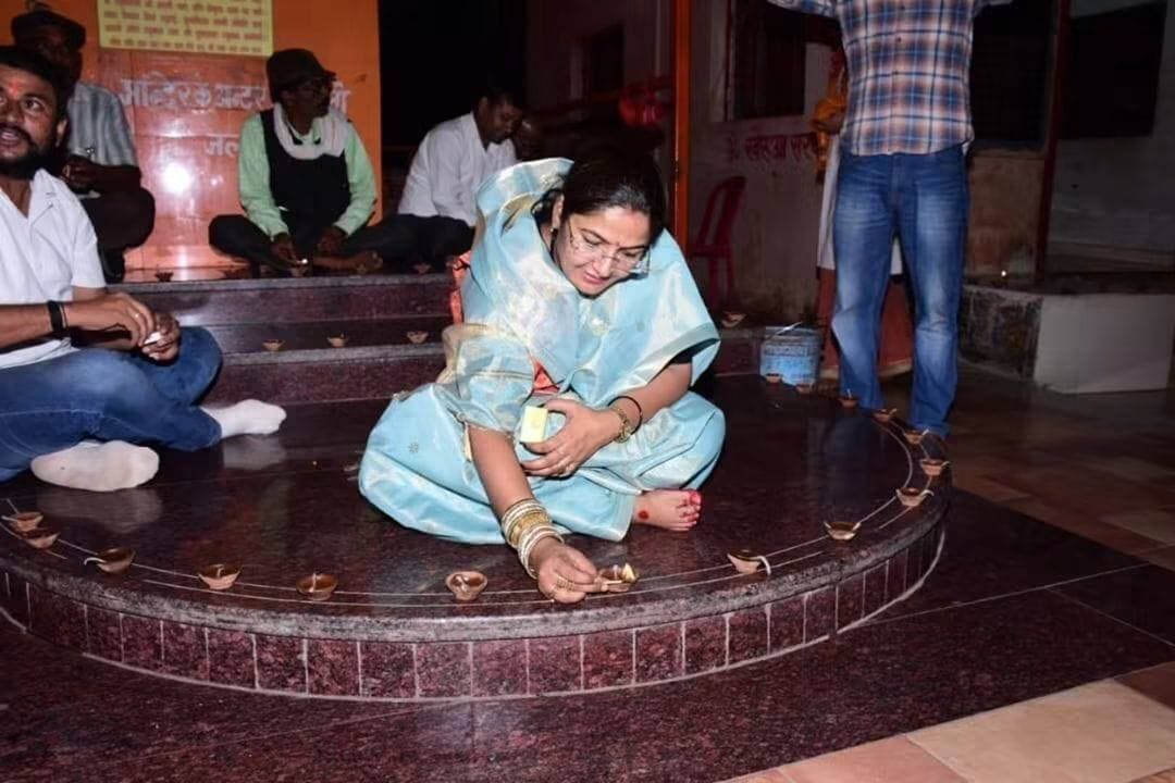 सेवा संकल्प अभियान 2026 में आशीर्वाद के दीपों की रोशनी से जगमगाया सतना जिला
जिले भर में प्रज्ज्वलित हुए साढे तीन लाख से अधिक दीप
सतना शहर के व्यंकटेश लोक परिसर में सजी 20 हजार से अधिक दीपों की अद्भुत श्रृंखला
----
सतना 17 सितम्बर 2026/प्रधानमंत्री श्री Narendra Modi की 25 वर्षों की अविरल सेवा-संकल्प यात्रा को जन-जन तक पहुंचाने के उद्देश्य से 17 सितंबर से 17 अक्टूबर 2026 तक संचालित किए जा रहे सेवा संकल्प अभियान-2026 के अंतर्गत गुरुवार की शाम जिले भर में “आशीर्वाद का दीया” कार्यक्रम का भव्य आयोजन किया गया। आयोजन में #सतना जिले के प्रमुख आईकोनिक, सार्वजनिक स्थलों पर सामूहिक आशीर्वाद का दिया के कार्यक्रम आयोजित हुए। इसी प्रकार नगरीय निकायों के प्रत्येक वार्ड तथा ग्राम पंचायतों में भी सामूहिक दीप प्रज्जवलन तथा योजनाओं के लाभांवित हितग्राहियों ने अपने-अपने घरों में आशीर्वाद का दिया प्रज्जवलित किया। अभियान के तहत दीपों का प्रज्ज्वलन कर प्रधानमंत्री श्री नरेंद्र मोदी जी के जन्मदिन के अवसर पर उनके दीर्घायु, स्वस्थ एवं यशस्वी जीवन की कामना की गई।
दीपों की रोशनी में नहाया व्यंकटेश लोक परिसर
सतना शहर में व्यंकटेश लोक परिसर में जिला प्रशासन एवं नगर पालिक निगम सतना के संयुक्त तत्वावधान में आयोजित आशीर्वाद का दीया सामूहिक कार्यक्रम में आकर्षक दीपोत्सव और दीप मालिकाओं की सजावट का अद्भुत दृश्य देखने को मिला। यहा व्यंकटेश लोक परिसर में लगभग 20 हजार से अधिक दीपकों का सामूहिक प्रज्ज्वलन किया गया। दीपों की मनोहारी श्रृंखला ने पूरे परिसर को आलोकित कर दिया और उपस्थित नागरिकों ने उत्साहपूर्वक कार्यक्रम में भागीदारी निभाई। इस मौके पर नगरीय विकास एवं आवास राज्यमंत्री श्रीमती Pratima Bagri , सांसद श्री Ganesh Singh , महापौर श्री Yogesh Kumar Tamrakar सहित अनेक जनप्रतिनिधियों और राज्य शासन से सतना जिले के लिए नियुक्त प्रभारी सचिव नगरीय विकास एवं आवास श्री बी.एस. जामोद, कलेक्टर डॉ. सतीश कुमार एस, पुलिस अधीक्षक श्री हंसराज सिंह, नगर निगम आयुक्त डॉ. नागार्जुन बी. गौडा, सीईओ जिला पंचायत श्री Shailendra Singh , अपर कलेक्टर श्री विकास सिंह सहित सभी वरिष्ठ प्रशासनिक अधिकारियों और नागरिकों ने दीप प्रज्जवलन किया।
व्यंकटेश लोक परिसर के आडीटोरियम हॉल में प्रधानमंत्री श्री नरेन्द्र मोदी के चित्र की आकर्षक रंगोली सजाई गई थी। इसके अलावा उत्साही नागरिकों ने परिसर में स्टैण्डी और सेल्फी प्वाइंट के पास प्रधानमंत्री श्री नरेन्द्र मोदी के 76वें जन्मदिन पर केक काटकर खुशियां मनाई।
सभी महत्वपूर्ण स्थलों पर हुआ आशीर्वाद का दीया का सामूहिक कार्यक्रम
सेवा संकल्प अभियान के अंतर्गत आशीर्वाद का दीया के सामूहिक कार्यक्रम संपन्न हुए। सतना शहर में नगर निगम अंतर्गत प्रधानमंत्री आवास परिसर उतैली, संतोषी माता तालाब परिसर सतना, रामदरबार मंदिर यादव पेट्रोल पंप के पास, अमौधा तालाब परिसर, पं. अटल बिहारी बाजपेयी मेडीकल कॉलेज सतना, दादा सुखेन्द्र सिंह स्टेडियम सतना, जिला कार्यालय दीन दयाल पार्क भरहुत नगर, प्रधानमंत्री आवास परिसर कृपालपुर में भी आशीर्वाद दीया के तहत जनप्रतिनिधियों एवं गणमान्य नागरिकों द्वारा दीप प्रज्जवलन कर सेवा संस्कार समर्पण और जनभागीदारी का संदेश दिया।
जिले के प्रतिष्ठित और प्रतीकात्मक स्थलों पर भी हुए आशीर्वाद का दीया कार्यक्रम
सेवा संकल्प अभियान के अंतर्गत आशीर्वाद का दीया के सामूहिक कार्यक्रम जिले भर के प्रतिष्ठित और प्रतीकात्मक स्थलों पर भी आयोजित किये गये। इनमें नागौद के प्रसिद्ध धार्मिक स्थल खैरूआ धाम परिसर में आयोजित सामूहिक आशीर्वाद का दीया कार्यक्रम में नगरीय विकास एवं आवास राज्यमंत्री श्रीमती प्रतिमा बागरी और जनपद उपाध्यक्ष नागौद प्रेम कुमारी लोधी भी शामिल हुई। प्राचीन मुखारविंद कामतानाथ पर्वत चित्रकूट के कार्यक्रम में विधायक सुरेन्द्र सिंह गहरवार, चित्रकूट विकास प्राधिकरण के अध्यक्ष विजय यादव, नगर पंचायत अध्यक्ष साधना पटेल सहित स्थानीय प्रतिनिधियों और गणमान्य नाागरिकों ने लगभग 7 हजार आशीर्वाद के दीये प्रज्जवलित किये। सिविल अस्पताल रामपुर बघेलान के कार्यक्रम में विधायक विक्रम सिंह एवं पूर्व विधायक प्रभाकर सिंह ने दीप प्रज्जवलित किये। अमौधा तालाब परिसर में नगर निगम के स्पीकर राजेश चतुर्वेदी तथा पूर्व महापौर ममता पाण्डेय, विष्णु त्रिपाठी शामिल रहे। पं. अटल बिहारी बाजपेयी मेडीकल कॉलेज सतना में उपाध्यक्ष विंध्य विकास प्राधिकरण संजय तीर्थवानी, सांदीपनि विद्यालय मझगवां में जनपद अध्यक्ष रेणुका जायसवाल, जैव विविधता पार्क नरोहिल वीरनई रामपुर बघेलान में जनपद अध्यक्ष रावेन्द्र सिंह छोटे, सांदीपनि विद्यालय कोटर में अध्यक्ष नगर परिषद राजमणि सिंह, प्राथमिक स्वास्थ्य केन्द्र बहेलिया भाट में जनपद अध्यक्ष माया विनीत पाण्डेय, देवी जी मंदिर भटनवारा में अध्यक्ष जनपद पंचायत उचेहरा अंजू भागवेन्द्र सिंह, पूर्व जिला पंचायत अध्यक्ष गगनेन्द्र प्रताप सिंह, कवीर पार्क उचेहरा में अध्यक्ष नगर परिषद उचेहरा निरंजन प्रजापति, दीन दयाल पार्क भरहुत नगर और संतोषी माता तालाब परिसर सतना में जिलाध्यक्ष भगवती प्रसाद पाण्डेय, आईटीआई परिसर बरौधा में जिला पंचायत सदस्य संजय सिंह कछवाह, नगर परिषद जैतवारा में अध्यक्ष नगर परिषद रेनू देवी डोहर, गैवीनाथ धाम बिरसिंहपुर में अध्यक्ष राजकुमारी प्रजापति, गंगनाथ मंदिर माधवगढ में पूर्व स्पीकर अनिल जायसवाल, प्रधानमंत्री आवास परिसर कृपालपुर में पूर्व महापौर पुष्कर सिंह तोमर, अमर शहीद ठाकुर रणमत सिंह स्टेडियम कोठी में अध्यक्ष सुखवंती कोरी और पूर्व जिला पंचायत उपाध्यक्ष पुष्पराज बागरी, भरजुना देवी मंदिर परिसर भरजुना में अध्यक्ष जनपद पंचायत राजेश रावत, हनुमान मंदिर तालाब रैगांव में पूर्व विधायक ऊषा चौधरी और जिला पंचायत सदस्य सुभाष बुनकर, नवीन उप तहसील सिंहपुर में सुरेन्द्र सिंह बघेल, संदीपनि विद्यालय नागौद में अध्यक्ष नगर परिषद प्रतिभा सिंह, राजा आनंद प्रताप सिंह, जसो में मनीष प्रताप सिंह, शासकीय उमावि श्यामनगर, पशपतेन्द्र सिंह भी सामूहिक आशीर्वाद के दीया प्रज्जवलन कार्यक्रम में शामिल हुए।
PMO India
CM Madhya Pradesh
Dr Mohan Yadav
#JansamparkMP
#AshirwadKaDiya
#SevaSankalpAbhiyan
#सेवा_संकल्प_अभियान