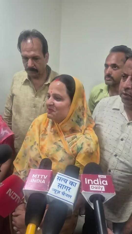 #अजमेर नगर निगम #चुनाव 2026 में मेयर चुनाव को लेकर बड़ी घोषणा।
कांग्रेस मेयर प्रत्याशी किरण गढ़वाल पर बीजेपी ने लगाई आपति पर नया बवाल
#भाजपा नगर निगम #महापौर प्रत्याशी #अनामिका शर्मा