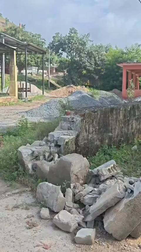 गिलूंड के मोक्ष धाम में ठेकेदार द्वारा अतिक्रमण, ग्रामीणों में आक्रोश।
दैनिक वीरधरा राजस्थान।
चित्तौड़गढ़। ग्राम पंचायत गिलूंड के मोक्ष धाम की भूमि पर ग्राम पंचायत के ठेकेदार द्वारा रेट गिट्टी डालकर अतिक्रमण करने का मामला सामने आया है। ग्रामीणों का आरोप है कि ठेकेदार द्वारा लगातार मोक्ष धाम की जमीन का उपयोग किया जा रहा है और इस दौरान मोक्ष धाम की दीवार भी तोड़ दी गई।
ग्रामीणों ने इस संबंध में कई बार सरपंच और सचिव को अवगत कराया, लेकिन कोई सुनवाई नहीं हुई। प्रशासन की अनदेखी से ग्रामीणों में भारी नाराजगी है।
अब ग्रामीणों ने जिला प्रशासन से हस्तक्षेप कर अतिक्रमण हटाने और दोषी ठेकेदार पर कार्रवाई की मांग की है।
ग्रामीणों का कहना है कि मोक्ष धाम पर ये अवैध अतिक्रमण किसी हाल में बर्दाश्त नहीं किया जाएगा।