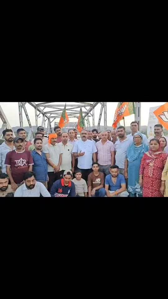प्रधानमंत्री मोदी के जन्मदिवस पर बिक्रम ठाकुर ने दी शुभकामनाएं
जसवां-प्रागपुर क्षेत्र में केंद्रीय परियोजनाओं के लिए प्रधानमंत्री का जताया आभार
जसवां-प्रागपुर।। #News123 ।। प्रधानमंत्री नरेंद्र मोदी के जन्मदिवस के अवसर पर पूर्व मंत्री एवं जसवां-प्रागपुर के विधायक बिक्रम ठाकुर ने क्षेत्रवासियों एवं कार्यकर्ताओं की ओर से प्रधानमंत्री को जन्मदिवस की हार्दिक शुभकामनाएं दीं। उन्होंने जसवां-प्रागपुर विधानसभा क्षेत्र एवं आसपास के क्षेत्रों को मिली विभिन्न केंद्रीय सुविधाओं और विकास कार्यों के लिए प्रधानमंत्री का हृदय से आभार व्यक्त किया।
बिक्रम ठाकुर ने कहा कि केंद्र सरकार के माध्यम से आरा चौक से जोड़बड़ तक सड़क निर्माण, क्षेत्र के समीप केंद्रीय विश्वविद्यालय का निर्माण तथा रेलवे लाइन जैसी महत्वपूर्ण परियोजनाओं से क्षेत्रवासियों को विकास की नई सुविधाएं मिली हैं। उन्होंने कहा कि इन परियोजनाओं से क्षेत्र के विकास को गति मिली है और लोगों को बेहतर सुविधाएं उपलब्ध हुई हैं।
उन्होंने कहा कि समस्त क्षेत्रवासियों एवं कार्यकर्ताओं की ओर से प्रधानमंत्री नरेंद्र मोदी को जन्मदिवस की हार्दिक शुभकामनाएं हैं। उन्होंने ईश्वर से प्रधानमंत्री के उत्तम स्वास्थ्य एवं दीर्घायु की कामना करते हुए कहा कि देश उनके सशक्त नेतृत्व में निरंतर प्रगति के पथ पर आगे बढ़ता रहे।