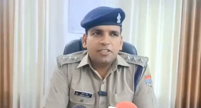 *अवैध गतिविधियों के खिलाफ पुलिस का बड़ा अभियान, स्पा, होटल और संदिग्ध स्थलों पर ताबड़तोड़ चेकिंग वरिष्ठ पुलिस अधीक्षक महोदय के निर्देशन में स्पा सेंटर, होटल एवं संदिग्ध स्थलों पर सघन चेकिंग अभियान*
*वरिष्ठ पुलिस अधीक्षक महोदय के निर्देशन में जनपद में स्पा सेंटर, होटल, गेस्ट हाउस एवं अन्य संदिग्ध स्थलों पर संदिग्ध एवं अवैध गतिविधियों की रोकथाम हेतु विशेष सघन चेकिंग अभियान चलाया गया। अभियान के दौरान 15 से अधिक होटल/गेस्ट हाउस एवं अन्य संदिग्ध स्थलों की सघन चेकिंग की गई, जिसमें 50 से अधिक पुलिस अधिकारी एवं कर्मचारी शामिल रहे। चेकिंग के दौरान 14 से अधिक संदिग्ध महिला एवं पुरुषों को पूछताछ एवं सत्यापन हेतु पुलिस द्वारा रोका गया, जिनसे आवश्यक पूछताछ की जा रही है तथा उनके संबंध में उपलब्ध अभिलेखों एवं अन्य तथ्यों का सत्यापन किया जा रहा है।*
*चेकिंग के दौरान होटल, गेस्ट हाउस एवं स्पा संचालकों/कर्मचारियों को स्पष्ट हिदायत दी गई कि किसी भी परिसर में नाबालिगों का शोषण, मानव तस्करी, अनैतिक देह व्यापार अथवा अन्य किसी प्रकार की अवैध गतिविधि संचालित अथवा संरक्षित न की जाए। प्रत्येक ग्राहक/आगंतुक का नियमानुसार पहचान-पत्र सत्यापन तथा आवश्यक अभिलेखों का संधारण सुनिश्चित करने के निर्देश दिए गए।*
*साथ ही स्पष्ट किया गया कि रजिस्टर/डिजिटल रिकॉर्ड, पहचान-पत्र सत्यापन, लाइसेंस/अनुमति अथवा अन्य आवश्यक अभिलेखों में किसी प्रकार की अनियमितता पाए जाने पर संबंधित के विरुद्ध उत्तराखंड पुलिस अधिनियम, भारतीय न्याय संहिता (BNS) एवं अन्य प्रचलित विधिक प्रावधानों के अंतर्गत नियमानुसार वैधानिक कार्रवाई की जाएगी।*
किसी भी अवैध गतिविधि में संचालक अथवा कर्मचारी की मिलीभगत, संरक्षण या जानबूझकर सूचना छिपाने की पुष्टि होने पर उपलब्ध साक्ष्यों के आधार पर संबंधित के विरुद्ध भी कठोर वैधानिक कार्रवाई की जाएगी।
*पुलिस द्वारा ऐसे स्पा सेंटर, होटल, गेस्ट हाउस एवं संदिग्ध स्थलों को चिन्हित कर सतत निगरानी रखी जा रही है। अभियान का उद्देश्य नाबालिगों एवं आमजन की सुरक्षा सुनिश्चित करना तथा अवैध गतिविधियों पर प्रभावी अंकुश लगाना है। भविष्य में भी इस प्रकार की अचानक एवं सघन चेकिंग कार्रवाई लगातार जारी रहेगी*