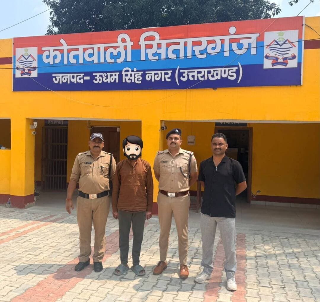 *SSP अजय गणपति के सख्त निर्देशन में महिला आत्महत्या प्रकरण का खुलासा — आत्महत्या के लिए दुष्प्रेरित करने एवं आवश्यक साधन उपलब्ध कराने वाले 02 अभियुक्त गिरफ्तार*
*सरस्वती आत्महत्या प्रकरण में पुलिस की विवेचनात्मक कार्यवाही से सामने आई दोनों अभियुक्तों की अलग-अलग भूमिका, साक्ष्यों के आधार पर दोनों को किया गया गिरफ्तार।*
➡️ *सितारगंज बाईपास रोड पर टुकटुक में आग लगने की घटना में झुलसी महिला सरस्वती की उपचार के दौरान हुई थी मृत्यु ।*
➡️*कोतवाली सितारगंज पर मृतका के पिता की तहरीर पर मु0अ0सं0 410/2026 धारा 118(1), 118(2), 351(3) बीएनएस में मुकदमा किया गया पंजीकृत ।*
➡️ *विवेचना में सामने आया कि पवित्र सरकार द्वारा मृतका पर लगातार मानसिक दबाव बनाया जा रहा था तथा संबंध एवं विवाह के लिए दबाव डालने के साथ आत्महत्या की धमकियां भी दी जा रही थीं।*
➡️ *अभियुक्त जितेन्द्र उर्फ बंकिम सरकार द्वारा घटना से पूर्व पेट्रोल की व्यवस्था कर सरस्वती को उपलब्ध कराया गया तथा उसे पवित्र के टुकटुक तक पहुंचाया गया।*
➡️ *CDR, CCTV एवं अन्य साक्ष्यों के आधार पर दोनों अभियुक्तों की भूमिका आई सामने ।*
▶️ जहाँ 04 वर्ष के प्रेम-प्रसंग के उपरांत पवित्र सरकार सरस्वती से पीछा छुड़ाना चाहता था तथा उसने सरस्वती से बातचीत करना बंद कर दिया था, जबकि जितेन्द्र सरस्वती को प्रेम-जाल में फँसाकर उसे अपना बनाना चाहता था। इसी उद्देश्य से पवित्र एवं सरस्वती के मध्य झगड़ा कराने के लिए जितेन्द्र ने सरस्वती को पेट्रोल उपलब्ध कराकर उसे पवित्र के टेम्पो में बैठाया था!
➡️ *विवेचना के आधार पर पवित्र सरकार उर्फ कन्हई एवं जितेन्द्र उर्फ बंकिम सरकार, दोनों को थाने बुलाकर विस्तृत पूछताछ करने के उपरांत गिरफ्तार कर माननीय न्यायालय के समक्ष पेश किया गया, जहां से दोनों को जिला कारागार हल्द्वानी भेजा गया।*
*विवरण*
➡️ दिनांक 15-08-2026 को सितारगंज बाईपास रोड पर एक टुकटुक में आग लगने की सूचना पुलिस को प्राप्त हुई। सूचना पर पुलिस टीम तत्काल मौके पर पहुंची तो टुकटुक में पवित्र सरकार एवं सरस्वती के झुलसने की जानकारी मिली।
जांच में सामने आया कि सरस्वती द्वारा टुकटुक के अंदर अपने ऊपर पेट्रोल डालकर आग लगा ली गई थी, जिससे दोनों गंभीर रूप से झुलस गए। दोनों को उपचार हेतु उपजिला चिकित्सालय सितारगंज ले जाया गया, जहां से प्राथमिक उपचार के बाद सुशीला तिवारी अस्पताल हल्द्वानी रेफर किया गया।
सरस्वती लगभग 80 -90 प्रतिशत झुलसी हुई थी। गंभीर स्थिति के चलते उसे एम्स ऋषिकेश रेफर किया गया, जहां उपचार के दौरान दिनांक 19-08-2026 को उसकी मृत्यु हो गई। पवित्र सरकार लगभग 18-20 प्रतिशत झुलसा था, जिसका उपचार साई अस्पताल हल्द्वानी में कराया गया।
🛑 घटना के संबंध में मृतका के पिता श्री दयाल चंद्र मंडल द्वारा तहरीर दी गई, जिसके आधार पर मु0अ0सं0-410/2026, धारा 118(1), 118(2), 351(3) बीएनएस के अंतर्गत अभियोग पंजीकृत कर विवेचना प्रारंभ की गई।
*SSP अजय गणपति के निर्देश पर शुरू हुई निष्पक्ष विवेचना*
➡️ महिला के साथ हुई गंभीर घटना का तत्काल संज्ञान लेते हुए वरिष्ठ पुलिस अधीक्षक ऊधमसिंहनगर श्री अजय गणपति द्वारा प्रकरण की निष्पक्ष जांच करते हुए दोषियों के विरुद्ध प्रभावी वैधानिक कार्यवाही के कड़े निर्देश दिए गए।
उक्त निर्देशों के क्रम में पुलिस अधीक्षक नगर रुद्रपुर एवं क्षेत्राधिकारी सितारगंज के निर्देशन तथा प्रभारी निरीक्षक कोतवाली सितारगंज के नेतृत्व में पुलिस टीम द्वारा उपलब्ध साक्ष्यों एवं तकनीकी तथ्यों के आधार पर गहन विवेचना की गई।
*अभियुक्त पवित्र सरकार की भूमिका*
➡️ विवेचना में प्रकाश में आया कि अभियुक्त पवित्र सरकार उर्फ कन्हई पूर्व से सरस्वती के संपर्क में था। दोनों के मध्य करीब 03-04 वर्षों से प्रेम संबंध थे।
सरस्वती अपने पति से पारिवारिक विवाद के कारण अपनी दो बेटियों के साथ मायके में अलग रह रही थी। पवित्र सरकार की पत्नी एवं परिजनों को दोनों के संबंध की जानकारी होने के बाद परिवार में विरोध शुरू हो गया।
विवेचना में सामने आया कि पवित्र सरकार अपनी पत्नी पर सरस्वती से संपर्क बनाए रखने के लिए दबाव डालता था तथा कहता था कि वह सरस्वती के बिना नहीं रह सकता और मर जाने, फांसी लगाने अथवा जहर खाने जैसी बातें करता था।
दूसरी ओर सरस्वती ने अपनी माता को बताया था कि पवित्र सरकार उसे परेशान करता है, उससे शादी करने तथा मकान बेचकर कहीं दूसरी जगह साथ रहने की बात करता है और वह उससे पीछा छुड़ाना चाहती है।
परिजनों के विरोध के बाद पवित्र सरकार ने सरस्वती से बातचीत कम कर दी तथा अपना मोबाइल नंबर भी बंद कर दिया। करीब 10-12 दिन तक बातचीत न होने से सरस्वती मानसिक रूप से परेशान हो गई।
दिनांक 15-08-2026 को वह सितारगंज पहुंची और पवित्र सरकार के टुकटुक में बैठी, जहां उसके द्वारा स्वयं पर पेट्रोल डालकर आग लगा ली गई।
CCTV फुटेज एवं अन्य साक्ष्यों के समग्र परीक्षण से सरस्वती द्वारा स्वयं आग लगाकर आत्महत्या किए जाने तथा उससे पूर्व पवित्र सरकार द्वारा उस पर लगातार मानसिक दबाव, संबंध एवं विवाह के लिए दबाव तथा आत्महत्या की धमकियां दिए जाने के तथ्य सामने आए।
इन तथ्यों को आत्महत्या के लिए दुष्प्रेरण की कड़ी के रूप में पाए जाने पर धारा 118(1), 118(2) बीएनएस को धारा 108 बीएनएस में तरमीम किया गया।
अभियुक्त पवित्र सरकार उर्फ कन्हई को दिनांक 14-09-2026 को गिरफ्तार कर माननीय न्यायालय के समक्ष पेश किया गया, जहां से उसे जिला कारागार हल्द्वानी भेजा गया।
*अभियुक्त जितेन्द्र उर्फ बंकिम सरकार की भूमिका का खुलासा*
*विवेचना के दौरान अभियुक्त जितेन्द्र उर्फ बंकिम सरकार की भूमिका भी प्रकाश में आई।*
➡️ अभियुक्त पूर्व से सरस्वती को जानता था तथा दोनों ने एक कंपनी में साथ कार्य किया था। पूछताछ में जितेन्द्र ने बताया कि वह सरस्वती को पसंद करता था तथा उससे विवाह करना चाहता था, जबकि सरस्वती उसे अपना दोस्त मानती थी और पवित्र सरकार से प्रेम करती थी।
अभियुक्त द्वारा यह भी बताया गया कि वह चाहता था कि किसी भी प्रकार सरस्वती और पवित्र सरकार अलग हो जाएं।
विवेचना में सामने आया कि 11-12 अगस्त के आसपास सरस्वती ने जितेन्द्र से पेट्रोल की व्यवस्था करने को कहा था। दिनांक 15-08-2026 को दोनों के मध्य लगातार फोन पर बातचीत हुई। इसी दौरान सरस्वती द्वारा पेट्रोल की व्यवस्था करने को कहा गया, जिस पर जितेन्द्र ने पेट्रोल उपलब्ध कराने की सहमति दी।
*06 ऑडियो रिकॉर्डिंग ने खोली घटना की अहम कड़ी*
➡️ विवेचना के दौरान मृतका सरस्वती के मोबाइल फोन में घटना वाले दिन की अभियुक्त जितेन्द्र के साथ 06 ऑडियो रिकॉर्डिंग प्राप्त हुईं।
इन रिकॉर्डिंग में पेट्रोल की व्यवस्था करने, बोतल में पेट्रोल भरने, लाइटर साथ रखने तथा तत्काल मिलने संबंधी बातचीत होना पाया गया।
इसके अतिरिक्त CDR एवं अन्य इलेक्ट्रॉनिक/तकनीकी साक्ष्यों का भी परीक्षण किया गया।
*पेट्रोल उपलब्ध कराने से लेकर टुकटुक तक पहुंचाने की पूरी कड़ी सामने आई*
➡️ पूछताछ में अभियुक्त जितेन्द्र ने बताया कि दिनांक 15-08-2026 को वह अपनी स्प्लेंडर प्रो मोटरसाइकिल से सरस्वती को बैठाकर सितारगंज लाया।
सितारगंज में उसने दुकान से हरे रंग की 20 रुपये वाली ड्यू कोल्ड ड्रिंक की बोतल ली। कोल्ड ड्रिंक पीने के बाद मोटरसाइकिल के नीचे से पाइप खोलकर उक्त बोतल में पेट्रोल भरा तथा पेट्रोल सरस्वती को दे दिया।
इसके बाद सरस्वती द्वारा पवित्र सरकार के टुकटुक को देखकर उसका पीछा करने के लिए कहा गया। जितेन्द्र उसके पीछे गया तथा गोल चौराहे से आगे पवित्र के टुकटुक के सामने मोटरसाइकिल लगाकर उसे रोक दिया।
सरस्वती पेट्रोल की बोतल एवं लाइटर लेकर पवित्र के टुकटुक में बैठ गई, जिसके बाद जितेन्द्र वहां से चला गया। बाद में उसे जानकारी हुई कि सरस्वती ने उसी पेट्रोल से टुकटुक में आग लगा ली, जिससे दोनों झुलस गए तथा उपचार के दौरान सरस्वती की मृत्यु हो गई।
*साक्ष्यों के आधार पर जितेन्द्र की गिरफ्तारी*
➡️ विवेचना में उपलब्ध मृतका के मोबाइल में सुरक्षित 06 ऑडियो रिकॉर्डिंग, CDR, CCTV, अभियुक्त के बयानों एवं अन्य साक्ष्यों के समग्र परीक्षण से जितेन्द्र द्वारा सरस्वती को आत्महत्या हेतु आवश्यक साधन उपलब्ध कराने, घटना की परिस्थितियों से अवगत रहते हुए सहायता प्रदान करने तथा घटना से ठीक पूर्व उसके साथ सक्रिय रूप से जुड़े रहने के तथ्य सामने आए।
अभियुक्त द्वारा पेट्रोल की व्यवस्था कर उसे सरस्वती को उपलब्ध कराया गया तथा उसे पवित्र के टुकटुक तक पहुंचाया गया। उक्त तथ्यों के आधार पर अभियुक्त जितेन्द्र उर्फ बंकिम सरकार के विरुद्ध धारा 108 बीएनएस का अपराध प्रथम दृष्टया पाया गया।
अभियुक्त जितेन्द्र उर्फ बंकिम सरकार को दिनांक 15-09-2026 को हिरासत में लिया गया तथा घटना में प्रयुक्त मोटरसाइकिल को कब्जे में लिया गया। अग्रिम वैधानिक कार्यवाही के उपरांत उसे माननीय न्यायालय के समक्ष पेश किया गया, जहां से दिनांक 16-09-2026 को जिला कारागार हल्द्वानी भेजा गया।
*दोनों अभियुक्तों की भूमिका अलग-अलग*
➡️ प्रकरण में अब तक की विवेचना में दोनों अभियुक्तों की अलग-अलग भूमिका सामने आई है। पवित्र सरकार की भूमिका मृतका को मानसिक रूप से प्रताड़ित करने, संबंध एवं विवाह के लिए दबाव बनाने तथा आत्महत्या की धमकियां देने से संबंधित पाई गई, जबकि जितेन्द्र द्वारा घटना से पूर्व पेट्रोल उपलब्ध कराने एवं मृतका को पवित्र के टुकटुक तक पहुंचाने की भूमिका प्रकाश में आई।
विवेचना में सामने आए तथ्यों एवं साक्ष्यों के आधार पर दोनों अभियुक्तों के विरुद्ध उनके-अपने कृत्य के अनुसार वैधानिक कार्यवाही की गई है।
*गिरफ्तार अभियुक्त*
1. पवित्र सरकार उर्फ कन्हई पुत्र नारायण सरकार, निवासी शक्तिफार्म नं0-01, बैकुंठपुर, कोतवाली सितारगंज, उम्र 35 वर्ष।
2. जितेन्द्र उर्फ बंकिम सरकार पुत्र स्वर्गीय रबिंद्र सरकार, निवासी गोकुल नगरी, तहसील/ब्लॉक क्षेत्र बिलासपुर, जनपद रामपुर, उत्तर प्रदेश, उम्र 27 वर्ष।
*पुलिस टीम*
➡️ प्रभारी निरीक्षक सुंदरम शर्मा
वरिष्ठ उपनिरीक्षक/विवेचक जावेद मलिक
हे0का0 मतलूब खान
हे0का0 जगदीश सिंह कोठियाल
का0 कृष्ण चन्द्र
का0 प्रेम कनवाल