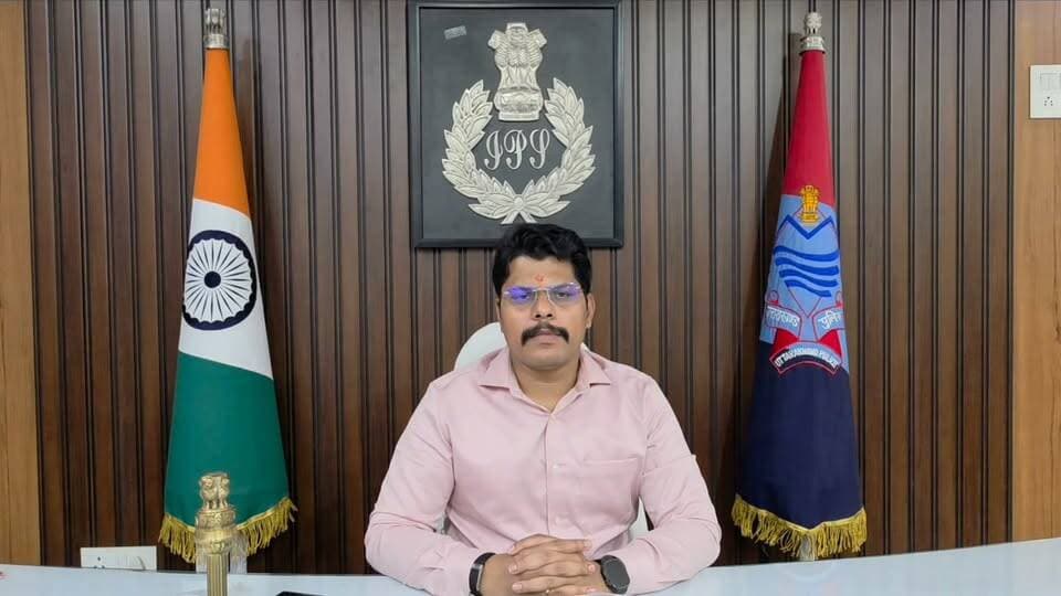 *SSP अजय गणपति के सख्त निर्देशन में महिला आत्महत्या प्रकरण का खुलासा — आत्महत्या के लिए दुष्प्रेरित करने एवं आवश्यक साधन उपलब्ध कराने वाले 02 अभियुक्त गिरफ्तार*
*सरस्वती आत्महत्या प्रकरण में पुलिस की विवेचनात्मक कार्यवाही से सामने आई दोनों अभियुक्तों की अलग-अलग भूमिका, साक्ष्यों के आधार पर दोनों को किया गया गिरफ्तार।*
➡️ *सितारगंज बाईपास रोड पर टुकटुक में आग लगने की घटना में झुलसी महिला सरस्वती की उपचार के दौरान हुई थी मृत्यु ।*
➡️*कोतवाली सितारगंज पर मृतका के पिता की तहरीर पर मु0अ0सं0 410/2026 धारा 118(1), 118(2), 351(3) बीएनएस में मुकदमा किया गया पंजीकृत ।*
➡️ *विवेचना में सामने आया कि पवित्र सरकार द्वारा मृतका पर लगातार मानसिक दबाव बनाया जा रहा था तथा संबंध एवं विवाह के लिए दबाव डालने के साथ आत्महत्या की धमकियां भी दी जा रही थीं।*
➡️ *अभियुक्त जितेन्द्र उर्फ बंकिम सरकार द्वारा घटना से पूर्व पेट्रोल की व्यवस्था कर सरस्वती को उपलब्ध कराया गया तथा उसे पवित्र के टुकटुक तक पहुंचाया गया।*
➡️ *CDR, CCTV एवं अन्य साक्ष्यों के आधार पर दोनों अभियुक्तों की भूमिका आई सामने ।*
▶️ जहाँ 04 वर्ष के प्रेम-प्रसंग के उपरांत पवित्र सरकार सरस्वती से पीछा छुड़ाना चाहता था तथा उसने सरस्वती से बातचीत करना बंद कर दिया था, जबकि जितेन्द्र सरस्वती को प्रेम-जाल में फँसाकर उसे अपना बनाना चाहता था। इसी उद्देश्य से पवित्र एवं सरस्वती के मध्य झगड़ा कराने के लिए जितेन्द्र ने सरस्वती को पेट्रोल उपलब्ध कराकर उसे पवित्र के टेम्पो में बैठाया था!
➡️ *विवेचना के आधार पर पवित्र सरकार उर्फ कन्हई एवं जितेन्द्र उर्फ बंकिम सरकार, दोनों को थाने बुलाकर विस्तृत पूछताछ करने के उपरांत गिरफ्तार कर माननीय न्यायालय के समक्ष पेश किया गया, जहां से दोनों को जिला कारागार हल्द्वानी भेजा गया।*
*विवरण*
➡️ दिनांक 15-08-2026 को सितारगंज बाईपास रोड पर एक टुकटुक में आग लगने की सूचना पुलिस को प्राप्त हुई। सूचना पर पुलिस टीम तत्काल मौके पर पहुंची तो टुकटुक में पवित्र सरकार एवं सरस्वती के झुलसने की जानकारी मिली।
जांच में सामने आया कि सरस्वती द्वारा टुकटुक के अंदर अपने ऊपर पेट्रोल डालकर आग लगा ली गई थी, जिससे दोनों गंभीर रूप से झुलस गए। दोनों को उपचार हेतु उपजिला चिकित्सालय सितारगंज ले जाया गया, जहां से प्राथमिक उपचार के बाद सुशीला तिवारी अस्पताल हल्द्वानी रेफर किया गया।
सरस्वती लगभग 80 -90 प्रतिशत झुलसी हुई थी। गंभीर स्थिति के चलते उसे एम्स ऋषिकेश रेफर किया गया, जहां उपचार के दौरान दिनांक 19-08-2026 को उसकी मृत्यु हो गई। पवित्र सरकार लगभग 18-20 प्रतिशत झुलसा था, जिसका उपचार साई अस्पताल हल्द्वानी में कराया गया।
🛑 घटना के संबंध में मृतका के पिता श्री दयाल चंद्र मंडल द्वारा तहरीर दी गई, जिसके आधार पर मु0अ0सं0-410/2026, धारा 118(1), 118(2), 351(3) बीएनएस के अंतर्गत अभियोग पंजीकृत कर विवेचना प्रारंभ की गई।
*SSP अजय गणपति के निर्देश पर शुरू हुई निष्पक्ष विवेचना*
➡️ महिला के साथ हुई गंभीर घटना का तत्काल संज्ञान लेते हुए वरिष्ठ पुलिस अधीक्षक ऊधमसिंहनगर श्री अजय गणपति द्वारा प्रकरण की निष्पक्ष जांच करते हुए दोषियों के विरुद्ध प्रभावी वैधानिक कार्यवाही के कड़े निर्देश दिए गए।
उक्त निर्देशों के क्रम में पुलिस अधीक्षक नगर रुद्रपुर एवं क्षेत्राधिकारी सितारगंज के निर्देशन तथा प्रभारी निरीक्षक कोतवाली सितारगंज के नेतृत्व में पुलिस टीम द्वारा उपलब्ध साक्ष्यों एवं तकनीकी तथ्यों के आधार पर गहन विवेचना की गई।
*अभियुक्त पवित्र सरकार की भूमिका*
➡️ विवेचना में प्रकाश में आया कि अभियुक्त पवित्र सरकार उर्फ कन्हई पूर्व से सरस्वती के संपर्क में था। दोनों के मध्य करीब 03-04 वर्षों से प्रेम संबंध थे।
सरस्वती अपने पति से पारिवारिक विवाद के कारण अपनी दो बेटियों के साथ मायके में अलग रह रही थी। पवित्र सरकार की पत्नी एवं परिजनों को दोनों के संबंध की जानकारी होने के बाद परिवार में विरोध शुरू हो गया।
विवेचना में सामने आया कि पवित्र सरकार अपनी पत्नी पर सरस्वती से संपर्क बनाए रखने के लिए दबाव डालता था तथा कहता था कि वह सरस्वती के बिना नहीं रह सकता और मर जाने, फांसी लगाने अथवा जहर खाने जैसी बातें करता था।
दूसरी ओर सरस्वती ने अपनी माता को बताया था कि पवित्र सरकार उसे परेशान करता है, उससे शादी करने तथा मकान बेचकर कहीं दूसरी जगह साथ रहने की बात करता है और वह उससे पीछा छुड़ाना चाहती है।
परिजनों के विरोध के बाद पवित्र सरकार ने सरस्वती से बातचीत कम कर दी तथा अपना मोबाइल नंबर भी बंद कर दिया। करीब 10-12 दिन तक बातचीत न होने से सरस्वती मानसिक रूप से परेशान हो गई।
दिनांक 15-08-2026 को वह सितारगंज पहुंची और पवित्र सरकार के टुकटुक में बैठी, जहां उसके द्वारा स्वयं पर पेट्रोल डालकर आग लगा ली गई।
CCTV फुटेज एवं अन्य साक्ष्यों के समग्र परीक्षण से सरस्वती द्वारा स्वयं आग लगाकर आत्महत्या किए जाने तथा उससे पूर्व पवित्र सरकार द्वारा उस पर लगातार मानसिक दबाव, संबंध एवं विवाह के लिए दबाव तथा आत्महत्या की धमकियां दिए जाने के तथ्य सामने आए।
इन तथ्यों को आत्महत्या के लिए दुष्प्रेरण की कड़ी के रूप में पाए जाने पर धारा 118(1), 118(2) बीएनएस को धारा 108 बीएनएस में तरमीम किया गया।
अभियुक्त पवित्र सरकार उर्फ कन्हई को दिनांक 14-09-2026 को गिरफ्तार कर माननीय न्यायालय के समक्ष पेश किया गया, जहां से उसे जिला कारागार हल्द्वानी भेजा गया।
*अभियुक्त जितेन्द्र उर्फ बंकिम सरकार की भूमिका का खुलासा*
*विवेचना के दौरान अभियुक्त जितेन्द्र उर्फ बंकिम सरकार की भूमिका भी प्रकाश में आई।*
➡️ अभियुक्त पूर्व से सरस्वती को जानता था तथा दोनों ने एक कंपनी में साथ कार्य किया था। पूछताछ में जितेन्द्र ने बताया कि वह सरस्वती को पसंद करता था तथा उससे विवाह करना चाहता था, जबकि सरस्वती उसे अपना दोस्त मानती थी और पवित्र सरकार से प्रेम करती थी।
अभियुक्त द्वारा यह भी बताया गया कि वह चाहता था कि किसी भी प्रकार सरस्वती और पवित्र सरकार अलग हो जाएं।
विवेचना में सामने आया कि 11-12 अगस्त के आसपास सरस्वती ने जितेन्द्र से पेट्रोल की व्यवस्था करने को कहा था। दिनांक 15-08-2026 को दोनों के मध्य लगातार फोन पर बातचीत हुई। इसी दौरान सरस्वती द्वारा पेट्रोल की व्यवस्था करने को कहा गया, जिस पर जितेन्द्र ने पेट्रोल उपलब्ध कराने की सहमति दी।
*06 ऑडियो रिकॉर्डिंग ने खोली घटना की अहम कड़ी*
➡️ विवेचना के दौरान मृतका सरस्वती के मोबाइल फोन में घटना वाले दिन की अभियुक्त जितेन्द्र के साथ 06 ऑडियो रिकॉर्डिंग प्राप्त हुईं।
इन रिकॉर्डिंग में पेट्रोल की व्यवस्था करने, बोतल में पेट्रोल भरने, लाइटर साथ रखने तथा तत्काल मिलने संबंधी बातचीत होना पाया गया।
इसके अतिरिक्त CDR एवं अन्य इलेक्ट्रॉनिक/तकनीकी साक्ष्यों का भी परीक्षण किया गया।
*पेट्रोल उपलब्ध कराने से लेकर टुकटुक तक पहुंचाने की पूरी कड़ी सामने आई*
➡️ पूछताछ में अभियुक्त जितेन्द्र ने बताया कि दिनांक 15-08-2026 को वह अपनी स्प्लेंडर प्रो मोटरसाइकिल से सरस्वती को बैठाकर सितारगंज लाया।
सितारगंज में उसने दुकान से हरे रंग की 20 रुपये वाली ड्यू कोल्ड ड्रिंक की बोतल ली। कोल्ड ड्रिंक पीने के बाद मोटरसाइकिल के नीचे से पाइप खोलकर उक्त बोतल में पेट्रोल भरा तथा पेट्रोल सरस्वती को दे दिया।
इसके बाद सरस्वती द्वारा पवित्र सरकार के टुकटुक को देखकर उसका पीछा करने के लिए कहा गया। जितेन्द्र उसके पीछे गया तथा गोल चौराहे से आगे पवित्र के टुकटुक के सामने मोटरसाइकिल लगाकर उसे रोक दिया।
सरस्वती पेट्रोल की बोतल एवं लाइटर लेकर पवित्र के टुकटुक में बैठ गई, जिसके बाद जितेन्द्र वहां से चला गया। बाद में उसे जानकारी हुई कि सरस्वती ने उसी पेट्रोल से टुकटुक में आग लगा ली, जिससे दोनों झुलस गए तथा उपचार के दौरान सरस्वती की मृत्यु हो गई।
*साक्ष्यों के आधार पर जितेन्द्र की गिरफ्तारी*
➡️ विवेचना में उपलब्ध मृतका के मोबाइल में सुरक्षित 06 ऑडियो रिकॉर्डिंग, CDR, CCTV, अभियुक्त के बयानों एवं अन्य साक्ष्यों के समग्र परीक्षण से जितेन्द्र द्वारा सरस्वती को आत्महत्या हेतु आवश्यक साधन उपलब्ध कराने, घटना की परिस्थितियों से अवगत रहते हुए सहायता प्रदान करने तथा घटना से ठीक पूर्व उसके साथ सक्रिय रूप से जुड़े रहने के तथ्य सामने आए।
अभियुक्त द्वारा पेट्रोल की व्यवस्था कर उसे सरस्वती को उपलब्ध कराया गया तथा उसे पवित्र के टुकटुक तक पहुंचाया गया। उक्त तथ्यों के आधार पर अभियुक्त जितेन्द्र उर्फ बंकिम सरकार के विरुद्ध धारा 108 बीएनएस का अपराध प्रथम दृष्टया पाया गया।
अभियुक्त जितेन्द्र उर्फ बंकिम सरकार को दिनांक 15-09-2026 को हिरासत में लिया गया तथा घटना में प्रयुक्त मोटरसाइकिल को कब्जे में लिया गया। अग्रिम वैधानिक कार्यवाही के उपरांत उसे माननीय न्यायालय के समक्ष पेश किया गया, जहां से दिनांक 16-09-2026 को जिला कारागार हल्द्वानी भेजा गया।
*दोनों अभियुक्तों की भूमिका अलग-अलग*
➡️ प्रकरण में अब तक की विवेचना में दोनों अभियुक्तों की अलग-अलग भूमिका सामने आई है। पवित्र सरकार की भूमिका मृतका को मानसिक रूप से प्रताड़ित करने, संबंध एवं विवाह के लिए दबाव बनाने तथा आत्महत्या की धमकियां देने से संबंधित पाई गई, जबकि जितेन्द्र द्वारा घटना से पूर्व पेट्रोल उपलब्ध कराने एवं मृतका को पवित्र के टुकटुक तक पहुंचाने की भूमिका प्रकाश में आई।
विवेचना में सामने आए तथ्यों एवं साक्ष्यों के आधार पर दोनों अभियुक्तों के विरुद्ध उनके-अपने कृत्य के अनुसार वैधानिक कार्यवाही की गई है।
*गिरफ्तार अभियुक्त*
1. पवित्र सरकार उर्फ कन्हई पुत्र नारायण सरकार, निवासी शक्तिफार्म नं0-01, बैकुंठपुर, कोतवाली सितारगंज, उम्र 35 वर्ष।
2. जितेन्द्र उर्फ बंकिम सरकार पुत्र स्वर्गीय रबिंद्र सरकार, निवासी गोकुल नगरी, तहसील/ब्लॉक क्षेत्र बिलासपुर, जनपद रामपुर, उत्तर प्रदेश, उम्र 27 वर्ष।
*पुलिस टीम*
➡️ प्रभारी निरीक्षक सुंदरम शर्मा
वरिष्ठ उपनिरीक्षक/विवेचक जावेद मलिक
हे0का0 मतलूब खान
हे0का0 जगदीश सिंह कोठियाल
का0 कृष्ण चन्द्र
का0 प्रेम कनवाल