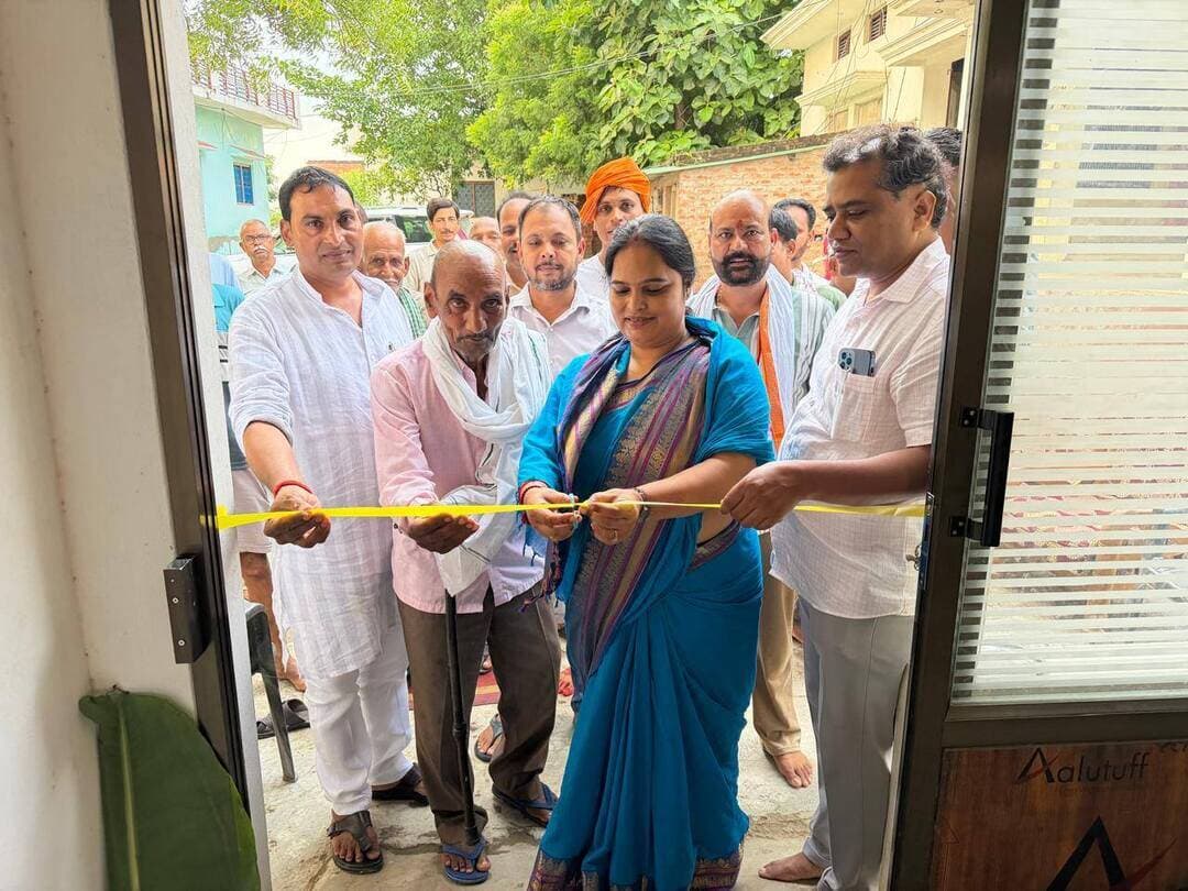 मुहम्मदाबाद गोहना में पहली बार शुरू हुई कोल्ड प्रेस ऑयल मशीन, भाजपा नेत्री पूनम सरोज व हड्डी रोग विशेषज्ञ डॉ उमेश सरोज ने फीता काटकर किया शुभारंभ
मुहम्मदाबाद गोहना के क्यामपुर क्षेत्र में कोल्ड प्रेस ऑयल मशीन की शुरुआत की गई है। प्रतिष्ठान के संचालक मुन्ना सिंह ने बताया कि यहां ठंडी तकनीक से तेल निकाला जाएगा, जिससे ग्राहकों को वर्जिन एवं प्राकृतिक तरीके से तैयार किया गया तेल उपलब्ध कराने का प्रयास किया जाएगा।
प्रतिष्ठान का उद्घाटन भाजपा नेत्री पूनम सरोज एवं हड्डी रोग विशेषज्ञ डॉ. उमेश सरोज ने फीता काटकर किया। इस अवसर पर क्षेत्र के लोगों ने नई सुविधा शुरू होने पर प्रसन्नता जताई।
संचालक मुन्ना सिंह के अनुसार, कोल्ड प्रेस तकनीक में तेल निकालने के दौरान अधिक तापमान का इस्तेमाल नहीं किया जाता, जिससे तेल को प्राकृतिक स्वरूप में तैयार करने पर जोर दिया जाता है। मुहम्मदाबाद गोहना क्षेत्र में इस तरह की सुविधा पहली बार शुरू होने का दावा किया गया है।
स्थानीय लोगों को उम्मीद है कि इस पहल से उन्हें अपने क्षेत्र में ही ठंडी तकनीक से तैयार तेल उपलब्ध हो सकेगा।
