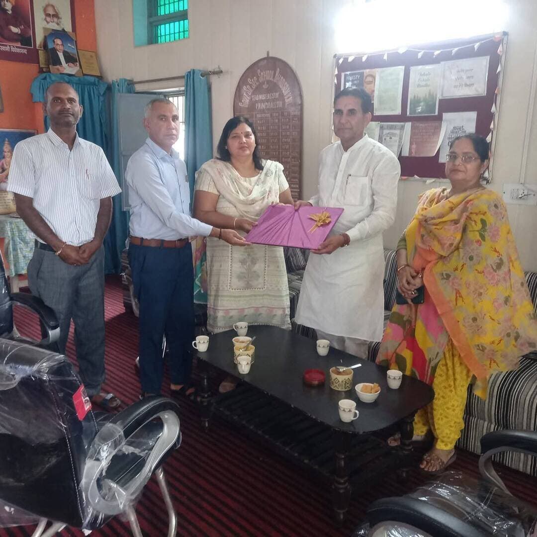 भादसों स्कूल में सेवा संकल्प अभियान के तहत कार्यक्रम
भादसों। सेवा संकल्प अभियान के तहत राजकीय वरिष्ठ माध्यमिक विद्यालय भादसों में कार्यक्रम आयोजित किया गया। कार्यक्रम में मार्केट कमेटी इंद्री के चेयरमैन चौधरी महेंद्र सिंह पंजोखरा मुख्य अतिथि के रूप में शामिल हुए।
उन्होंने कहा कि 17 सितंबर से हरियाणा में शुरू हुआ सेवा संकल्प अभियान प्रधानमंत्री श्री नरेंद्र मोदी जी के सार्वजनिक जीवन में 25 वर्ष की जनसेवा के समर्पण का संदेश देता है। प्रधानमंत्री के जन्मदिवस को समाज और राष्ट्र के प्रति अपने कर्तव्यों को दोहराने का अवसर बनाना चाहिए।
कार्यक्रम में स्कूल की प्रिंसिपल वंदना रानी सहित शिक्षक जागीर, राजेश कुमार, कमल, नीलम, डॉ. मीनाक्षी, रीना, गीता, सुमन तथा नरेश कुमार सहित स्कूल स्टाफ मौजूद रहा।
#HVN24