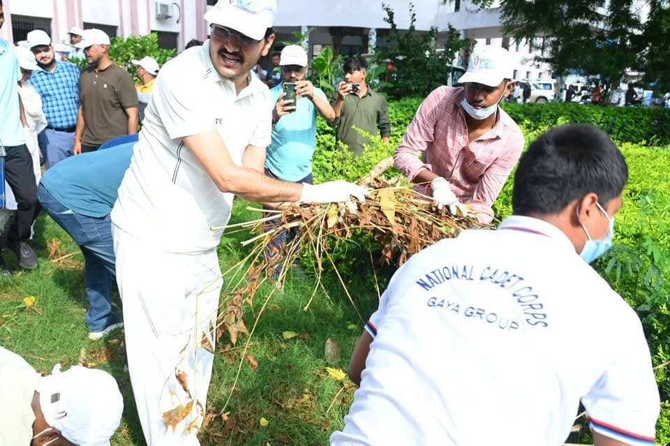 स्वच्छता को अभियान तक सीमित न रखकर दैनिक जीवन का हिस्सा बनाएं: डीएम,समाहरणालय परिसर में ‘स्वच्छता ही सेवा’ अभियान के तहत सामूहिक श्रमदान