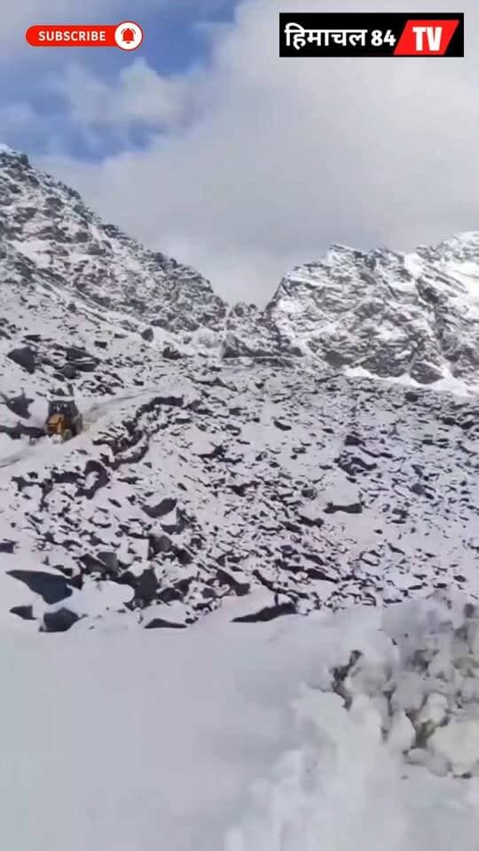 चंबा और पांगी को जोड़ने वाले साच पास पर सीजन की पहली बर्फबारी, सड़क बहाल करने में जुटा विभाग,