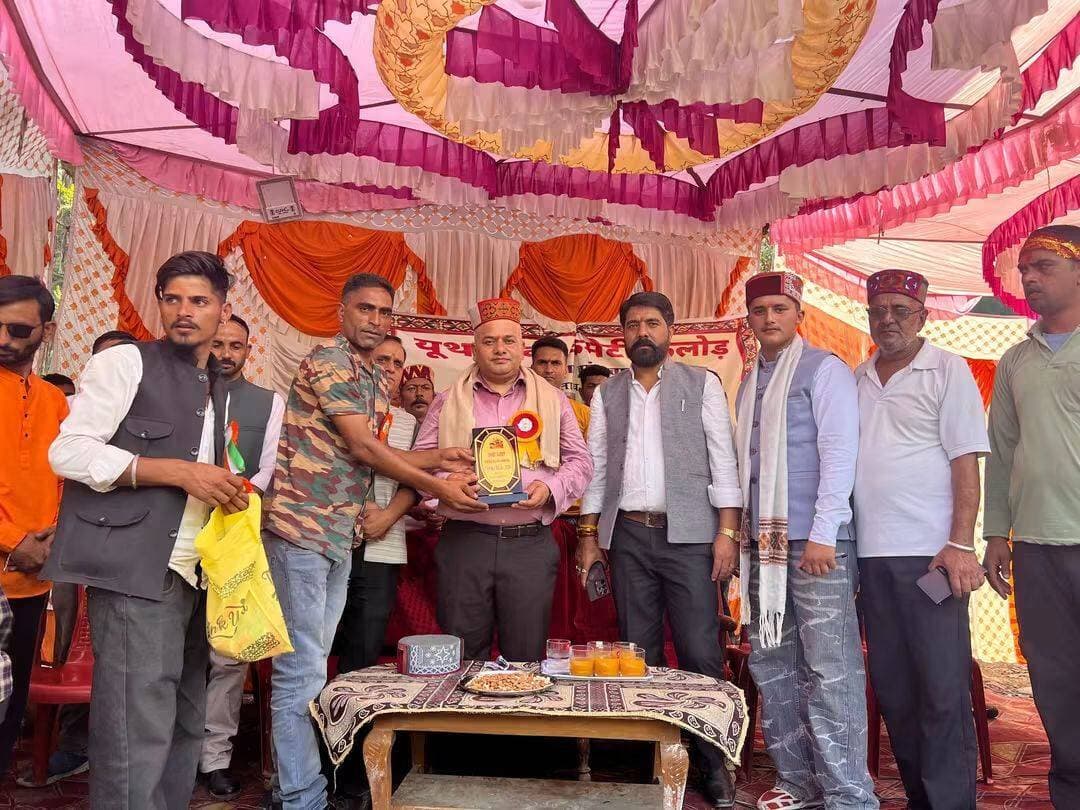 लिल्ह में दंगल प्रतियोगिता में विधायक डॉ. जनक राज ने युवाओं से किया खेलों से जुड़ने का आह्वान
हिमाचल 84 टीवी ब्यूरो भरमौर।
लिल्ह में आयोजित दंगल प्रतियोगिता में भरमौर-पांगी के विधायक डॉ. जनक राज ने बतौर अध्यक्ष शिरकत की। इस दौरान उन्होंने पहलवानों का उत्साहवर्धन किया और आयोजन समिति को सफल प्रतियोगिता के लिए बधाई दी।
विधायक डॉ. जनक राज ने कहा कि खेल हमारे जीवन का अभिन्न हिस्सा हैं। खेलों से युवाओं में अनुशासन, आत्मविश्वास, संघर्ष करने की क्षमता और निरंतर आगे बढ़ने की भावना विकसित होती है। उन्होंने कहा कि ग्रामीण और दुर्गम क्षेत्रों में आयोजित होने वाली खेल प्रतियोगिताएं स्थानीय युवाओं की प्रतिभा को मंच प्रदान करने के साथ-साथ पारंपरिक खेल संस्कृति को भी जीवंत बनाए रखने में महत्वपूर्ण भूमिका निभाती हैं।
उन्होंने युवाओं से आह्वान किया कि वे नशे से दूर रहें और अपनी ऊर्जा खेल एवं रचनात्मक गतिविधियों में लगाएं। उन्होंने कहा कि स्वस्थ समाज और मजबूत युवा पीढ़ी के निर्माण के लिए खेलों को बढ़ावा देना बेहद जरूरी है।
डॉ. जनक राज ने कहा कि क्षेत्र के युवाओं में प्रतिभा की कोई कमी नहीं है। आवश्यकता केवल उन्हें उचित मंच और अवसर प्रदान करने की है। उन्होंने युवाओं को खेलों में बढ़-चढ़कर भाग लेने और अपने क्षेत्र व प्रदेश का नाम रोशन करने के लिए प्रेरित किया।