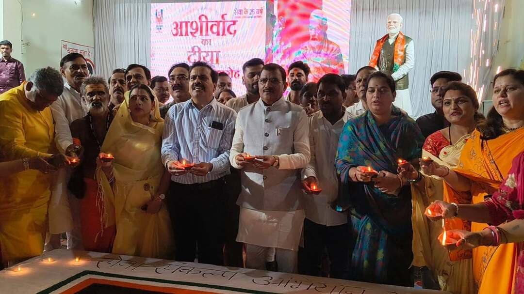 सेवा-संकल्प अभियान के तहत घर घर जले "आशीर्वाद के दीप , आईकॉनिक लोकेशंस पर भी आकर्षक रंगोली सजाकर प्रज्वलित किए गए "आशीर्वाद के दीए"
---
प्रधानमंत्री श्री नरेन्द्र मोदी के सेवा और जिम्मेदारी के 25 वर्ष पूर्ण होने पर "सेवा-संकल्प अभियान" 17 सितम्बर से 17 अक्टूबर तक आयोजित हो रहा है। खंडवा जिले में इस अभियान के तहत प्रधानमंत्री श्री मोदी के जन्म दिवस पर ग्रामीण एवं शहरी क्षेत्र में नागरिकों ने अपने-अपने घर के बाहर दीप प्रज्ज्वलित कर उनके प्रति आभार प्रदर्शित किया।
हरसूद के बुखारदास बाबा मंदिर में आयोजित "आशीर्वाद का दीया" कार्यक्रम में प्रदेश के जनजातीय कार्य विभाग के मंत्री डॉ. कुंवर विजय शाह ने दीप प्रज्ज्वलित कर कार्यक्रम का शुभारंभ किया।
इसके अलावा "आशीर्वाद का दीया" कार्यक्रम के तहत खंडवा शहर के जिन प्रमुख स्थानों पर दीप प्रज्वलित किए गए उनमें दीनदयाल उपाध्याय पार्क, भाजपा कार्यालय इंदिरा चौक, घंटाघर चौराहा, नगर निगम प्रांगण, जिला चिकित्सालय परिसर में आयोजित कार्यक्रम में सांसद श्री ज्ञानेश्वर पाटिल, महापौर श्रीमती अमृता अमर यादव, खंडवा की विधायक श्रीमती कंचन मुकेश तनवे तथा जिला अध्यक्ष श्री राजपाल सिंह तोमर ने पहुंचकर दीप प्रज्ज्वलन कार्यक्रम में भाग लिया।
इसके अलावा "आशीर्वाद का दीया" कार्यक्रम के तहत जिले में चयनित कुल 27 आईकॉनिक स्थल पर आकर्षक रंगोली सजाकर बड़ी संख्या में दीप प्रज्वलित किए गए। जिन आईकॉनिक लोकेशन पर दीप प्रज्ज्वलन के कार्यक्रम आयोजित किए गए उनमें कावेश्वर मंदिर, ब्रह्मगीर समाधी स्थल खण्डवा, जिला चिक्तिसालय खण्डवा, श्री नीलकंठेश्वर महाविद्यालय खण्डवा, रामेश्वर कुण्ड खण्डवा,सूरजकुण्ड खण्डवा,घण्टाघर खण्डवा, पार्वती बाई धर्मशाला खण्डवा, नगर निगम खण्डवा, पं. दीनदयाल उपाध्याय प्रतिमा खण्डवा, जोगेश्वर महादेव मंदिर पंधाना, बाघेश्वरी माता मंदिर भमराड़ी बोरगांव,सिंगाजी महाराज मंदिर जाधव मोहल्ला सिगोट,
अजयपाल बाबा आश्रम गुड़ी, गायत्री मंदिर छेगांवमाखन, सिंगाजी महाराज मंदिर, अहमदपुर खैगांव, गौमुखघाट ओंकारेश्वर,ब्रहमपुरी घाट,राम मंदिर सुलगांव,दुर्गा मंदिर पुनासा,सिंगाजी समाधी स्थल बीड़, दुर्गा माता मंदिर मूंदी, रेणुका माता मंदिर खालवा, मां आशा देवी मंदिर आशापुर
मुंडी घाट ढोलगांव दिदमदा,हनुमान मंदिर देवलीकला, सोलर फ्लोटिंग प्लांट सिद्धवरकूट ओंकारेश्वर शामिल है।
Jansampark Madhya Pradesh
General Administration Department, MP
Department of Culture, Madhya Pradesh
Department of Urban Development & Housing MP
#सेवा_संकल्प_अभियान #SevaSankalpAbhiyan #AshirwadKaDiya
#khandwa