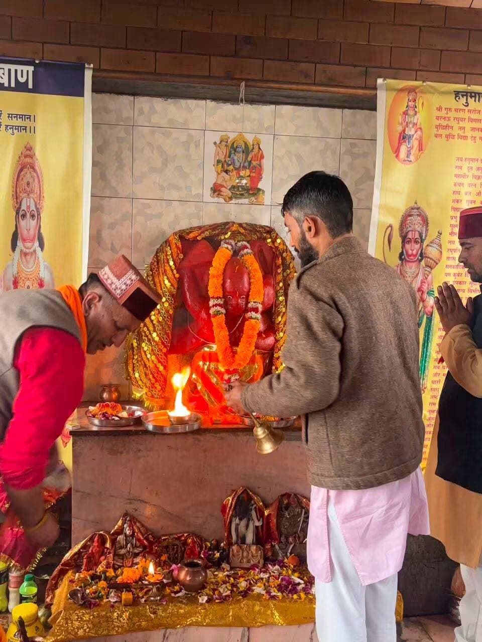 किलाड़ में पीएम मोदी के जन्मदिवस पर हवन-यज्ञ, अस्पताल में मरीजों को बांटे फल
भाजपा के पूर्व जिला परिषद सदस्य एवं युवा नेता अनिल ढकोग व स्थानीय कार्यकर्ताओं व क्षेत्रवासियों ने लिया हिस्सा
हिमाचल 84 टीवी ब्यूरो पांगी/किलाड़, 17 सितंबर।
प्रधानमंत्री नरेंद्र मोदी के जन्मदिवस के अवसर पर पांगी घाटी के मुख्यालय किलाड़ में स्थानीय कार्यकर्ताओं एवं क्षेत्रवासियों की ओर से विभिन्न कार्यक्रम आयोजित किए गए। किलाड़ स्थित हनुमान मंदिर में प्रधानमंत्री के जन्मदिवस के उपलक्ष्य में हवन-यज्ञ एवं अनुष्ठान का आयोजन किया गया। कार्यक्रम में स्थानीय लोगों और कार्यकर्ताओं ने भाग लेकर प्रधानमंत्री के दीर्घायु एवं उत्तम स्वास्थ्य की कामना की।
कार्यक्रम के दौरान हनुमान मंदिर में विधिवत पूजा-अर्चना कर हवन-यज्ञ किया गया। इस अवसर पर महाबली हनुमान जी से प्रधानमंत्री नरेंद्र मोदी के दीर्घायु जीवन, उत्तम स्वास्थ्य तथा निरंतर राष्ट्रसेवा के लिए शक्ति प्रदान करने की प्रार्थना की गई।
इसके उपरांत किलाड़ अस्पताल में मरीजों को फल वितरित किए गए। आयोजकों ने मरीजों के शीघ्र स्वस्थ होने की कामना करते हुए उनके स्वास्थ्य का हालचाल भी जाना। प्रधानमंत्री के जन्मदिवस पर आयोजित सेवा एवं धार्मिक कार्यक्रम में क्षेत्रवासियों ने उत्साहपूर्वक भाग लिया।
भाजपा के पूर्व जिला परिषद सदस्य एवं युवा नेता अनिल ढकोग के सौजन्य से आयोजित इस कार्यक्रम में स्थानीय कार्यकर्ताओं और लोगों की सहभागिता रही। कार्यक्रम के दौरान प्रधानमंत्री नरेंद्र मोदी के जन्मदिवस को सेवा भावना और जनकल्याण से जोड़ते हुए विभिन्न गतिविधियां आयोजित की गईं।
गौरतलब है कि प्रधानमंत्री नरेंद्र मोदी का जन्मदिवस 17 सितंबर को मनाया जाता है। प्रधानमंत्री कार्यालय की ओर से भी 17 सितंबर 2026 को उनके जन्मदिवस की पुष्टि की गई है। �
PM India