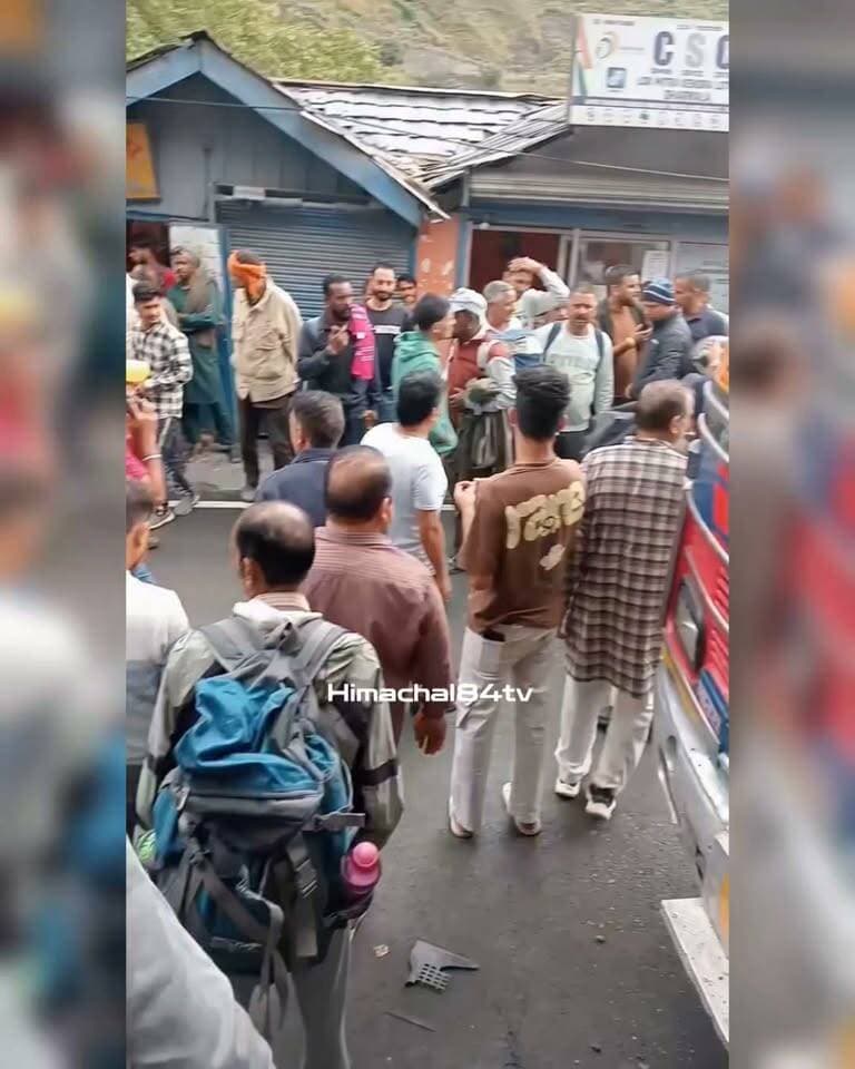 धरवाला बाजार में नेशनल बस की ब्रेक फेल, बड़ा हादसा टला
धरवाला बाजार में उस समय अफरा-तफरी मच गई, जब एक नेशनल बस की अचानक ब्रेक फेल हो गई। गनीमत रही कि इस घटना में जान-माल के नुकसान की कोई सूचना नहीं है। हादसे के बाद मौके पर लोगों की भीड़ जुट गई और स्थिति को संभाला गया।
#धरवाला #चंबा #बसहादसा #ब्रेकफेल #हिमाचलप्रदेश #BreakingNews #HimachalNews #RoadAccident