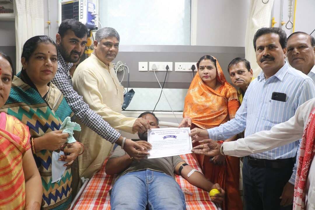'सेवा संकल्प अभियान" के तहत सिरपुर, ओंकारेश्वर एवं जिला अस्पताल में रक्तदान शिविर सम्पन्न ,3 शिविरों में कुल 68 यूनिट रक्तदान हुआ
---
प्रधानमंत्री श्री नरेन्द्र मोदी के सेवा और जिम्मेदारी के 25 वर्ष पूर्ण होने पर "सेवा-संकल्प अभियान" 17 सितम्बर से 17 अक्टूबर तक आयोजित हो रहा हे। इस अवसर पर जन सेवा से जुड़े विभिन्न कार्यक्रम आयोजित किए जा रहे हे। इस अभियान के शुभारंभ अवसर पर गुरुवार को जिला चिकित्सालय खंडवा में विशाल रक्तदान शिविर का आयोजन किया गया। शिविर में जनप्रनिधिगण, चिकित्सक, मेडिकल विद्यार्थी व स्वयंसेवी संस्थाओं के सदस्यों और अन्य नागरिकों ने कुल 48 यूनिट रक्तदान किया। इस अवसर पर खंडवा विधायक श्रीमती कंचन मुकेश, जिला पंचायत अध्यक्ष श्रीमती पिंकी वानखेड़े, नगर निगम महापौर श्रीमती अमृता अमर यादव, भाजपा जिलाध्यक्ष श्री राजपाल सिंह तोमर, अनुविभागीय अधिकारी खंडवा अधिष्ठाता मेडिकल कॉलेज डॉ संजय दादू, मुख्य चिकित्सा एवं स्वास्थ्य अधिकारी डॉ ओ पी जुगतावत, सिविल सर्जन डॉ अनिरुद्ध कौशल सहित अन्य जनप्रतिनिधि एवं अधिकारी भी उपस्थित थे।
मुख्य चिकित्सा अधिकारी डॉक्टर जुगतावत ने बताया कि सेवा संकल्प अभियान के तहत ही खंडवा विकासखंड के ग्राम सिरपुर में आयोजित रक्तदान शिविर में 9 यूनिट तथा ओंकारेश्वर में आयोजित रक्तदान शिविर में 11 यूनिट रक्तदान हुआ। डॉ जुगतावत ने बताया कि रक्तदान एक ऐसा महान और मानवीय कार्य है, जिसके जरिए किसी जरूरतमंद को नया जीवन दिया जा सकता है। उन्होंने सभी नागरिकों से रक्तदान करने की अपील की।
Jansampark Madhya Pradesh
General Administration Department, MP
Panchayat, Rural Development and Social Welfare Department of Madhya Pradesh
#सेवा_संकल्प_अभियान #SevaSankalpAbhiyan #AshirwadKaDiya
#khandwa