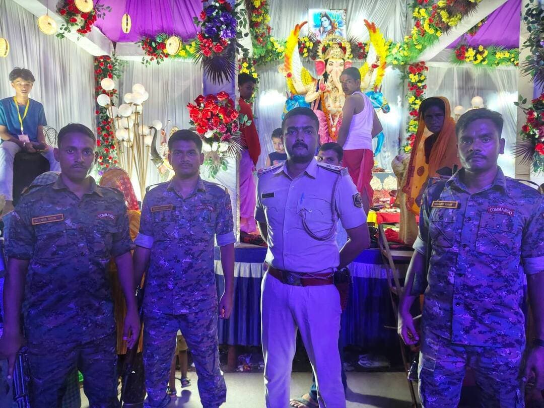 विश्वकर्मा पूजा के अवसर पर जिला अंतर्गत शांतिपूर्ण एवं सौहार्दपूर्ण वातावरण में पूजा संपन्न कराने हेतु विभिन्न पूजा पंडालों एवं प्रमुख स्थलों पर विधि-व्यवस्था संधारण के लिए पुलिस पदाधिकारियों/बलों की पर्याप्त संख्या में तैनाती की गई है।
संवेदनशील स्थलों, पूजा पंडालों एवं आसपास के क्षेत्रों में भीड़-भाड़, आवागमन तथा सुरक्षा व्यवस्था पर सतत निगरानी रखी जा रही है।
