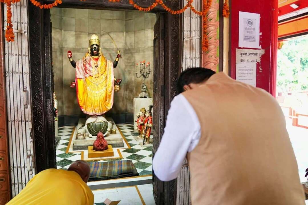 *प्रधानमंत्री नरेंद्र मोदी के जन्मदिवस पर दरभंगा में मां श्यामा माई मंदिर में संजय सरावगी ने की पूजा-अर्चना*
*'राष्ट्र प्रथम’ के संकल्प के साथ पीएम मोदी का जीवन करोड़ों देशवासियों के लिए प्रेरणास्रोत : संजय सरावगी*
*पीएम मोदी के 76वें जन्मदिवस पर मां श्यामा माई मंदिर में संजय सरावगी ने की पूजा-अर्चना, दीर्घायु की कामना*
पटना, 17 सितंबर। बिहार भाजपा के प्रदेश अध्यक्ष संजय सरावगी ने प्रधानमंत्री नरेंद्र मोदी के 76वें जन्मदिवस के अवसर पर बुधवार को दरभंगा स्थित प्रसिद्ध मां श्यामा माई मंदिर में पूजा-अर्चना की। उन्होंने मां श्यामा माई से प्रधानमंत्री नरेंद्र मोदी के उत्तम स्वास्थ्य, दीर्घायु और यशस्वी जीवन की मंगलकामना की।
संजय सरावगी ने कहा कि प्रधानमंत्री नरेंद्र मोदी का संपूर्ण सार्वजनिक जीवन राष्ट्रसेवा और जनकल्याण के लिए समर्पित रहा है। ‘राष्ट्र प्रथम’ के संकल्प के साथ उनका अथक परिश्रम, दृढ़ इच्छाशक्ति और जनसेवा के प्रति समर्पण देश के करोड़ों नागरिकों के लिए प्रेरणास्रोत है।
उन्होंने कहा कि प्रधानमंत्री ने देश को विकास, आत्मनिर्भरता और सुशासन की दिशा में आगे बढ़ाने के लिए निरंतर कार्य किया है। गरीबों, महिलाओं, युवाओं, किसानों और समाज के अंतिम पायदान पर खड़े लोगों के कल्याण के लिए केंद्र सरकार की विभिन्न योजनाओं को प्रभावी ढंग से लागू किया गया है।
प्रदेश भाजपा अध्यक्ष ने कहा कि प्रधानमंत्री नरेंद्र मोदी के नेतृत्व में भारत वैश्विक स्तर पर अपनी नई पहचान बना रहा है। उनकी कार्यशैली और राष्ट्र के प्रति समर्पण भाजपा के प्रत्येक कार्यकर्ता को सेवा और संगठन के प्रति समर्पित होकर कार्य करने की प्रेरणा देता है।
संजय सरावगी ने मां श्यामा माई से प्रार्थना करते हुए कहा कि प्रधानमंत्री पर मां की कृपा सदैव बनी रहे और वे इसी ऊर्जा, समर्पण और संकल्प के साथ निरंतर राष्ट्रसेवा करते रहें। उन्होंने प्रधानमंत्री के स्वस्थ, दीर्घायु और मंगलमय जीवन की कामना करते हुए देशवासियों को भी उनके जन्मदिवस की शुभकामनाएं दीं।