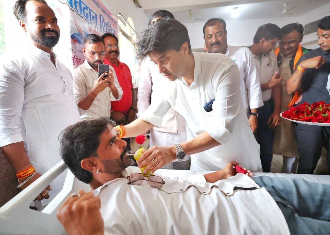 #सेवा_संकल्प_अभियान के तहत जिला चिकित्सालय गुना में आयोजित रक्तदान शिविर में सम्मिलित हुए केन्द्रीय मंत्री श्री सिंधिया
रक्तदान किसी जरूरतमंद के जीवन को बचाने की उम्मीद, रक्तदाताओं का किया उत्साहवर्धन
केन्द्रीय संचार एवं पूर्वोत्तर क्षेत्र विकास मंत्री श्री Jyotiraditya M Scindia ने कहा कि सेवा ही संकल्प है, सेवा ही समर्पण है। रक्तदान केवल एक सामाजिक दायित्व नहीं, बल्कि किसी जरूरतमंद व्यक्ति के जीवन को बचाने का माध्यम भी है। रक्तदान करने वाले प्रत्येक व्यक्ति का यह प्रयास किसी परिवार के लिए आशा और जीवन की नई उम्मीद बन सकता है। केन्द्रीय मंत्री श्री सिंधिया गुरूवार को प्रधानमंत्री श्री नरेन्द्र मोदी के जन्मदिवस के अवसर पर सेवा संकल्प अभियान के अंतर्गत जिला अस्पताल, गुना के रेडक्रॉस भवन में आयोजित रक्तदान शिविर में सहभागिता की। इस अवसर पर उन्होंने रक्तदाताओं से आत्मीय मुलाकात की और मानव सेवा के इस पुनीत कार्य के लिए उनका उत्साहवर्धन किया।
केन्द्रीय मंत्री श्री सिंधिया ने कहा कि प्रधानमंत्री नरेन्द्र मोदी के जन्मदिवस को सेवा और जनकल्याण के संकल्प के साथ मनाना उनके सेवा भाव को जन-जन तक पहुंचाने का माध्यम है। इस अवसर पर आयोजित रक्तदान शिविर जैसे अभियान समाज में सेवा, संवेदना और सहयोग की भावना को और मजबूत करते हैं। उन्होंने मानव सेवा के इस पुनीत कार्य में योगदान देने वाले सभी रक्तदाताओं के प्रति हृदय से साधुवाद व्यक्त किया और समाज के अधिक से अधिक लोगों से ऐसे सेवा कार्यों में सहभागी बनने का आह्वान किया।
केन्द्रीय मंत्री श्री सिंधिया ने कहा प्रधानमंत्री श्री नरेन्द्र मोदी जी का आज जन्मदिवस है। उन्होंने पिछले 25 वर्षों में राज्य एवं केन्द्र में सेवा का कार्य किया है। प्रधानमंत्री जी के नेतृत्व में पिछले 12 वर्षों में भारत ने विश्व पटल पर गौरव प्राप्त किया है तथा देश के जन-जन का विकास हुआ है। उन्होंने प्रधानमंत्री श्री नरेन्द्र मोदी के स्वस्थ एवं दीर्घायु जीवन की कामना करते हुए कहा कि उनके नेतृत्व में सभी भारतवासी ‘विकसित भारत 2047’ के लिए अपना योगदान निरंतर देते रहें।
शिविर में गुना विधायक श्री पन्नालाल शाक्य, कलेक्टर श्री किशोर कुमार कन्याल, जिला पंचायत अध्यक्ष श्री अरविन्द्र धाकड़, नगरपालिका अध्यक्ष श्रीमती सविता अरविन्द गुप्ता, पूर्व मंत्री श्री महेन्द्र सिंह सिसौदिया, जिलाध्यक्ष श्री धर्मेन्द्र सिंह सिकरवार सहित अन्य जनप्रतिनिधि एवं प्रशासनिक अधिकारी उपस्थित थे।
शिविर में सुबह से ही प्रतिभागियों ने रक्तदान कर मानवता का संदेश दिया शिविर में प्रशासिनक अधिकारी/कर्मचारियों, विभिन्न सामाजिक संगठनों, जनप्रतिनिधिगण, आम नागरिकों के सहयोग से जिला चिकित्सालय गुना में शाम 05 बजे तक 86 यूनिट रक्तदान हुआ।
#Guna
Narendra Modi CM Madhya Pradesh Jansampark Madhya Pradesh Gwalior Commissioner Panchayat, Rural Development and Social Welfare Department of Madhya Pradesh
