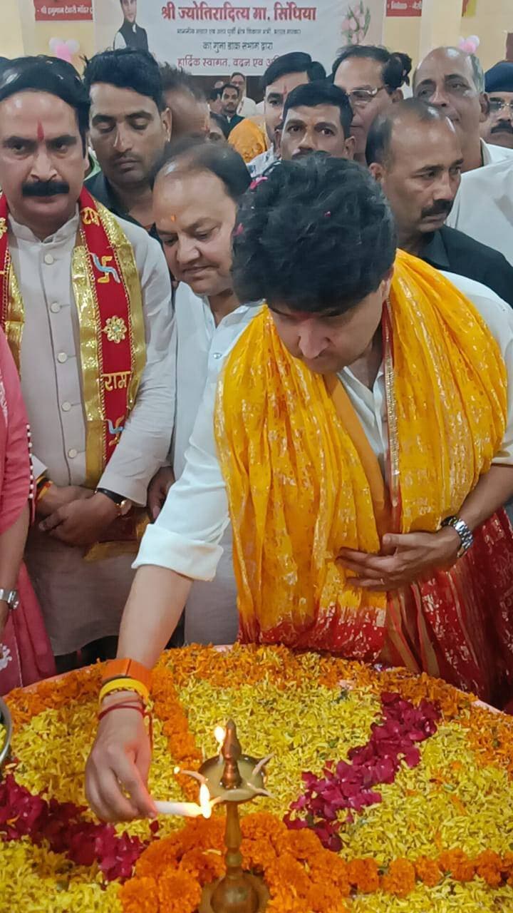 #सेवा_संकल्प_अभियान के तहत श्री हनुमान टेकरी पर गूंजा सेवा का संदेश, ‘आशीर्वाद का दीया’ कार्यक्रम में जगमगाए दीप
जनसेवा और सामाजिक सहभागिता के संकल्प के साथ श्री हनुमान टेकरी पर हुआ दीप प्रज्वलन
सेवा संकल्प अभियान के तहत श्री हनुमान टेकरी गुना में ‘आशीर्वाद का दीया’ कार्यक्रम आयोजित किया गया। कार्यक्रम में हनुमान टेकरी सरकार पर दीप प्रज्वलित कर जनसेवा, सामाजिक सहभागिता और विकसित भारत के संकल्प का संदेश दिया गया। इस अवसर पर केन्द्रीय संचार एवं पूर्वोत्तर क्षेत्र विकास मंत्री श्री ज्योतिरादित्य सिंधिया, कलेक्टर श्री किशोर कुमार कन्याल एवं पुलिस अधीक्षक श्रीमती हितिका वासल, सीईओ जिला पंचायत श्री अभिषेक दुबे सहित बड़ी संख्या में अधिकारी-कर्मचारी, जनप्रतिनिधि एवं आम नागरिक उपस्थित रहे।
दिनांक 17 सितम्बर से 17 अक्टूबर तक आयोजित होंगी विभिन्न गतिविधियां
प्रधानमंत्री श्री नरेन्द्र मोदी के जन्मदिवस एवं सार्वजनिक जीवन में जनसेवा के 25 वर्ष पूर्ण होने के अवसर पर प्रदेश के साथ ही गुना जिले में भी 17 सितम्बर से 17 अक्टूबर 2026 तक ‘सेवा संकल्प अभियान’ के तहत विभिन्न सेवा, जनभागीदारी एवं सामाजिक सरोकार से जुड़ी गतिविधियां आयोजित की जा रही हैं।
‘आशीर्वाद का दिया’ से दिया जनभागीदारी का संदेश
अभियान के अंतर्गत 17 सितम्बर को शाम 7 बजे श्री हनुमान टेकरी सहित जिले के नगरीय एवं ग्रामीण क्षेत्रों में सार्वजनिक स्थलों पर ‘एक दीप सेवा संकल्प के नाम’ दीप प्रज्वलन कार्यक्रम आयोजित किए जाएंगे। इन कार्यक्रमों में जनप्रतिनिधियों के साथ स्थानीय नागरिक, सामाजिक संगठनों के सदस्य एवं विभिन्न वर्गों के लोग सहभागिता करेंगे।
दीप प्रज्वलन के माध्यम से जनसेवा, सामाजिक सहभागिता तथा विकसित भारत के संकल्प को जन-जन तक पहुंचाने का संदेश दिया जा रहा है।
#स्वामित्व_योजना_MP
#HappyBdayPMModi
#AshirwadKaDiya #Guna Narendra Modi
CM Madhya Pradesh Dr Mohan Yadav Jansampark Madhya Pradesh Gwalior Commissioner Panchayat, Rural Development and Social Welfare Department of Madhya Pradesh SP Guna MP
