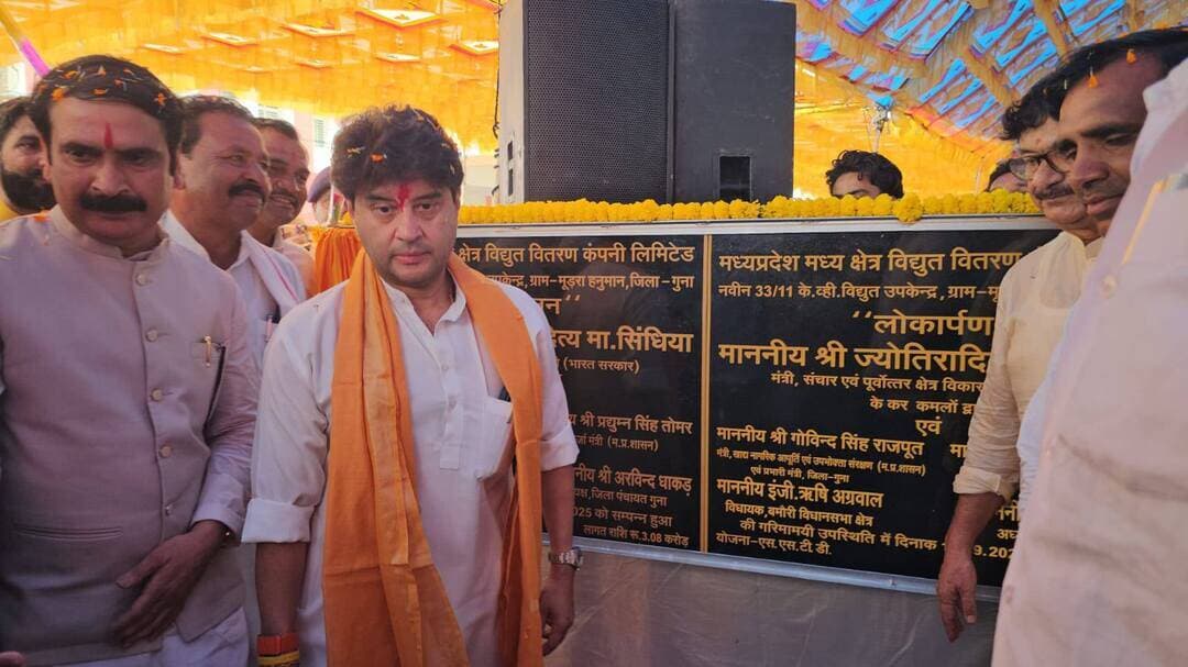 #गुना - पिछले 12 वर्षों में भारत के परिवर्तन का सबसे बड़ा प्रमाण है कि आज विश्व भारत की ओर सम्मान और विश्वास से देख रहा है – केन्द्रीय मंत्री श्री सिंधिया
केन्द्रीय मंत्री श्री सिंधिया ने बमोरी में किया विकास कार्यों का लोकार्पण
सहरिया चौपाल में आदिवासी समाज की महिलाओं से आत्मीय संवाद
केन्द्रीय संचार एवं पूर्वोत्तर क्षेत्र विकास मंत्री तथा गुना सांसद श्री ज्योतिरादित्य सिंधिया ने गुरूवार को प्रधानमंत्री मोदी के जन्मदिवस अवसर पर बमोरी क्षेत्र को शिक्षा, विद्युत और जनसुविधाओं से जुड़े विभिन्न विकास कार्यों की सौगात दी। उन्होंने 5.34 करोड़ रुपये की लागत से निर्मित शासकीय महाविद्यालय बमोरी के नए भवन का लोकार्पण किया। इसके साथ ही गुना-उमई-सिरसी मार्ग पर रुपये 1.9 करोड़ की लागत से निर्मित पुलिया तथा मुडरा हनुमान में 3.08 करोड रूपये की लागत से निर्मित 33/11 केव्ही विद्युत सब स्टेशन का लोकार्पण किया।
इस अवसर पर केन्द्रीय मंत्री श्री सिंधिया ने कहा किआज देश के महान सपूत और प्रधान सेवक श्री नरेन्द्र मोदी का जन्मदिवस है, जिन्होंने अपने जीवन के 25 वर्ष मां भारती की सेवा को समर्पित किए हैं। उन्होंने कहा कि प्रधानमंत्री जी ने न दिन देखा, न रात देखी और निरंतर देश की सेवा को अपना संकल्प बनाया। पिछले 12 वर्षों में भारत ने जो परिवर्तन देखा है वह इस समर्पण का प्रत्यक्ष प्रमाण है।
विश्व मंच पर बढ़ा भारत का मान-सम्मान
केन्द्रीय मंत्री श्री सिंधिया ने कहा कि आज विश्व भारत को एक नई दृष्टि से देख रहा है। रूस और चीन के राष्ट्राध्यक्षों का भारत की धरती पर एक साथ खड़े होकर मुस्कुराते हुए दिखाई देना भारत की बढ़ती वैश्विक प्रतिष्ठा का उदाहरण है। उन्होंने कहा कि आज हमारे प्रधान सेवक केवल भारत की सेवा नहीं कर रहे बल्कि उनके नेतृत्व में भारत संपूर्ण विश्व की सेवा का माध्यम बन रहा है। अंतरराष्ट्रीय मंच पर भारत का मान-सम्मान बढ़ा है। और भारत आज विश्व की चौथी सबसे बड़ी अर्थव्यवस्था के रूप में आगे बढ़ रहा है।
बमोरी की बेटियां उच्च शिक्षा के नए अवसरों की ओर बढ़ रहीं
बमोरी डिग्री कॉलेज के नए भवन का उल्लेख करते हुए केन्द्रीय मंत्री श्री सिंधिया ने कहा कि यह केवल एक भवन नहीं बल्कि क्षेत्र की बेटियों और युवाओं के भविष्य का नया द्वार है। उन्होंने कहा कि दिशा, राधिका, तुलसी और पूजा जैसी बेटियों ने जिस बीज को बोया है। आने वाले समय में ऐसे ही नई लक्ष्मियां इसी कॉलेज से अपने सपनों को नई उड़ान देंगी। उन्होंने कहा कि शिक्षा के अवसर जब गांव और कस्बे तक पहुंचते हैं तो उनका प्रभाव केवल एक विद्यार्थी तक सीमित नहीं रहता। इससे पूरे परिवार और समाज की दिशा बदलती है। बमोरी के युवाओं को अब उच्च शिक्षा के लिए बेहतर स्थानीय सुविधा उपलब्ध होगी।
बमोरी में बिजली के बुनियादी ढांचे को लगातार मिल रही मजबूती
केन्द्रीय मंत्री ने कहा कि बमोरी विधानसभा में विद्युत व्यवस्था को मजबूत करने के लिए निरंतर काम किया जा रहा है। मुडरा हनुमान में 3.08 करोड़ रुपए की लागत से निर्मित 33/11 केव्ही सब स्टेशन भी इसी दिशा में एक महत्वपूर्ण कदम है। इससे क्षेत्र में विद्युत आपूर्ति को और मजबूती मिलेगी तथा स्थानीय आवश्यकताओं के अनुरूप बिजली का बुनियादी ढांचा सुदृढ़ होगा।
सहरिया चौपाल में आदिवासी समाज की महिलाओं से आत्मीय संवाद
प्रधानमंत्री श्री नरेन्द्र मोदी के जन्मदिवस के अवसर पर आयोजित सहरिया चौपाल में सिंधिया ने सहरिया समाज की महिलाओं के साथ आत्मीय संवाद किया। उन्होंने केन्द्र सरकार द्वारा आदिवासी समाज के कल्याण के लिए संचालित विभिन्न योजनाओं पर चर्चा की और महिलाओं से इन योजनाओं से मिल रहे लाभ तथा उनके अनुभवों के बारे में जानकारी ली।
बमोरी महाविद्यालय के नवीन भवन का लोकार्पण
कार्यक्रम में केंद्रीय मंत्री श्री सिंधिया ने 5.34 करोड़ रुपये की लागत से निर्मित शासकीय महाविद्यालय बमोरी के नवीन भवन का लोकार्पण किया। भवन का कुल निर्मित क्षेत्रफल 2,099 वर्ग मीटर है। नवीन भवन में आर्ट्स एवं कॉमर्स संकाय के विद्यार्थियों के लिए कक्षा-कक्ष, केंद्रीय पुस्तकालय, हाईटेक कंप्यूटर लैब तथा प्रशासनिक कक्ष सहित विभिन्न सुविधाएं उपलब्ध रहेंगी। .
नवीन विद्युत उपकेन्द्र मूडरा हनुमान से 12 गांव होंगे लाभान्वित
कार्यक्रम में केन्द्रीय मंत्री श्री सिंधिया ने 3.08 करोड रूपये की लागत से निर्मित 33/11 केव्ही विद्युत उपकेन्द्र मूडरा हनुमान का लोकार्पण किया। नवीन विद्युत उपकेन्द्र के चालू होने से 12 गांवों के लगभग 13 हजार लोगों को पर्याप्त वोल्टेज पर निर्बाध विद्युत प्रदाय की सुविधा मिल सकेगी। इसमें 5 एमवीए क्षमता का पावर ट्रांसफार्मर स्थापित किया गया है। नवीन उपकेन्द्र से मूडरा, मोडका, मोडकी, मोई, कनेरा, झागर, धाननखेड़ी, गोड़िया, बररुखेड़ी, बक्शनपुर, धनोरिया एवं खड़कपुर सहित 12 गांवों को लाभ मिलेगा।
कार्यक्रम में जिला पंचायत अध्यक्ष श्री अरविन्द्र धाकड़, उपाध्यक्ष श्रीमती सारिका लुंबा, पूर्व मंत्री श्री महेन्द्र सिंह सिसौदिया, जिलाध्यक्ष श्री धर्मेन्द्र सिंह सिकरवार सहित अन्य जनप्रतिनिधि एवं कलेक्टर श्री किशोर कुमार कन्याल, पुलिस अधीक्षक श्रीमती हितिका वासल प्रशासनिक अधिकारी उपस्थित थे।
#Guna #स्वामित्व_योजना_MP #HappyBdayPMModi
#AshirwadKaDiya Narendra Modi CM Madhya Pradesh Jansampark Madhya Pradesh