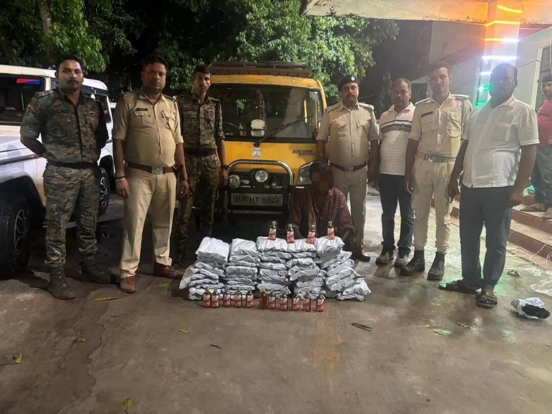 समाहरणालय पूर्णिया,
जनसंपर्क कार्यालय,
प्रेस विज्ञप्ति 1394,
दिनांक 17 सितम्बर 2026,
==================
पूर्णिया में अवैध शराब के खिलाफ मद्यनिषेध विभाग की बड़ी कार्रवाई:-- भारी मात्रा में शराब,वाहन जब्त,3 गिरफ्तार।
जिला पदाधिकारी श्री अंशुल कुमार (भा.प्र.से.) के निर्देशानुसार पूर्णिया जिले में अवैध शराब के निर्माण, भंडारण, परिवहन और बिक्री के खिलाफ चलाए जा रहे विशेष अभियान के तहत मद्यनिषेध विभाग ने बुधवार को विभिन्न स्थानों पर छापेमारी कर बड़ी सफलता हासिल की है।
कार्रवाई के दौरान विदेशी एवं चुलाई शराब, तीन वाहन जब्त किए गए तथा दो अभियुक्तों की गिरफ्तारी और एक निरुद्ध किशोर को अभिरक्षा में लिया गया।
कार्रवाई का विवरण इस प्रकार है:--
के. नगर (बेलघट्टी): छापेमारी में 76.320 लीटर विदेशी शराब (IMFL) बरामद की गई।
शराब परिवहन में इस्तेमाल एक महिंद्रा मैक्सिमो मिनी वैन (BR11T-5907) को जब्त कर 01 अभियुक्त को गिरफ्तार किया गया।
के. नगर (कोला बस्ती):- 05 लीटर अवैध चुलाई शराब जब्त की गई और इस मामले में 01 महिला अभियुक्त को गिरफ्तार किया गया।
डालकोला चेकपोस्ट (कार्रवाई-1):- जांच के दौरान पैशन प्रो मोटरसाइकिल (BR39AK-9341) से 17.610 लीटर विदेशी शराब बरामद हुई। मामले में 01 निरुद्ध किशोर को अभिरक्षा में लिया गया।
डालकोला चेकपोस्ट (कार्रवाई-2): एक टीवीएस अपाचे आरटीआर मोटरसाइकिल (WB92E-0060) से 29.100 लीटर विदेशी शराब जब्त की गई। चालक मौके से फरार हो गया, जिसकी गिरफ्तारी के लिए छापेमारी जारी है।
मद्यनिषेध विभाग ने स्पष्ट किया है कि अवैध शराब के कारोबार में लिप्त लोगों के खिलाफ यह सख्ती आगे भी जारी रहेगी।
आम जनता से अपील:-
जिला प्रशासन ने आम नागरिकों से अनुरोध किया है कि अवैध शराब के निर्माण, बिक्री या परिवहन की सूचना तुरंत मद्यनिषेध विभाग को दें। सूचना देने वाले व्यक्ति की पहचान पूर्णतः गोपनीय रखी जाएगी।