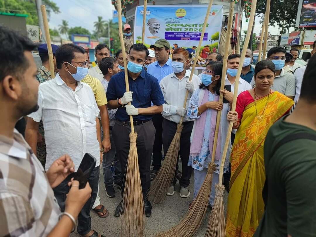 समाहरणालय पूर्णिया,
जनसंपर्क कार्यालय,
प्रेस विज्ञप्ति:-1392,
दिनांक 17 सितम्बर 2026,
==================
पूर्णिया में ‘स्वच्छता ही सेवा-2026’ अभियान का शुभारंभ: 17 सितंबर से 2 अक्टूबर तक चलेगा व्यापक स्वच्छता पखवाड़ा।
स्वच्छ भारत मिशन (ग्रामीण) एवं लोहिया स्वच्छ बिहार अभियान के तहत गुरुवार को पूर्णिया जिले में ‘स्वच्छता ही सेवा-2026’ अभियान की शुरुआत की गई।
इस वर्ष यह अभियान “स्वच्छता में सहभागिता, स्वच्छ भारत विकसित भारत” थीम के तहत 17 सितंबर से 2 अक्टूबर 2026 तक पूरे जिले की सभी पंचायतों और प्रखंडों में एक विशेष अभियान के रूप में चलाया जाएगा।
अभियान के विधिवत शुभारंभ के क्रम में उप विकास आयुक्त, नगर आयुक्त, महापौर (नगर निगम पूर्णिया) तथा अन्य वरीय अधिकारियों द्वारा पूर्णिया अंबेडकर सदन से आर. एन. साह चौक तक साफ-सफाई में श्रमदान किया गया।
इसके पश्चात जिला पदाधिकारी, पूर्णिया की अध्यक्षता में महानंदा सभागार में एक समीक्षात्मक एवं उनमुखीकरण कार्यक्रम आयोजित किया गया।
इस अवसर पर उप विकास आयुक्त, नगर आयुक्त, महापौर, निदेशक डीआरडीए, यूनिसेफ प्रतिनिधि, जिला समन्वयक, सलाहकार एवं प्रखंड स्तरीय कर्मीगण उपस्थित थे।
अभियान की मुख्य गतिविधियाँ एवं प्राथमिकताएँ:--
स्वच्छता लक्षित इकाइयाँ (CTU): जिले के सार्वजनिक स्थलों, सरकारी एवं निजी कार्यालयों, स्कूलों, आंगनबाड़ियों, स्वास्थ्य केंद्रों, पंचायत भवनों, धार्मिक एवं पर्यटन स्थलों, हाट-बाजारों और जलस्रोतों को चिह्नित कर गंदगी मुक्त बनाया जाएगा।
सफाई मित्रों के लिए 'सुरक्षा शिविर': सफाई कर्मियों के स्वास्थ्य की जाँच, बीमा कवरेज और अन्य कल्याणकारी योजनाओं का लाभ प्रदान करने के लिए विशेष शिविर आयोजित किए जाएंगे।
सिंगल यूज़ प्लास्टिक पर प्रतिबंध एवं ईको-फ्रेंडली विकल्प: प्लास्टिक कचरा मुक्त परिसर बनाने के लिए जूट, कपड़े, कागज और ईको-फ्रेंडली सामग्री से बने थैलों के उपयोग पर जोर दिया जाएगा।
जन-जागरूकता एवं श्रमदान: स्वच्छता को दैनिक व्यवहार का हिस्सा बनाने के लिए विविध जागरूकता कार्यक्रमों का आयोजन किया जाएगा, जिसमें आम जनमानस अपनी सहभागिता निभाएगा।
डिजिटल ट्रैकिंग: सांस्कृतिक एवं सार्वजनिक स्थलों की सफाई के बाद तस्वीरों को ‘स्वच्छता ही सेवा’ पोर्टल पर अपलोड किया जाएगा।
उप विकास आयुक्त ने सभी प्रखंड विकास पदाधिकारियों और प्रखंड समन्वयकों को निर्देश दिया है कि वे जिला स्वच्छता कार्यालय से बेहतर समन्वय स्थापित कर निर्धारित समय-सीमा के भीतर अभियान के सभी लक्ष्यों को पूरा करना सुनिश्चित करें।
