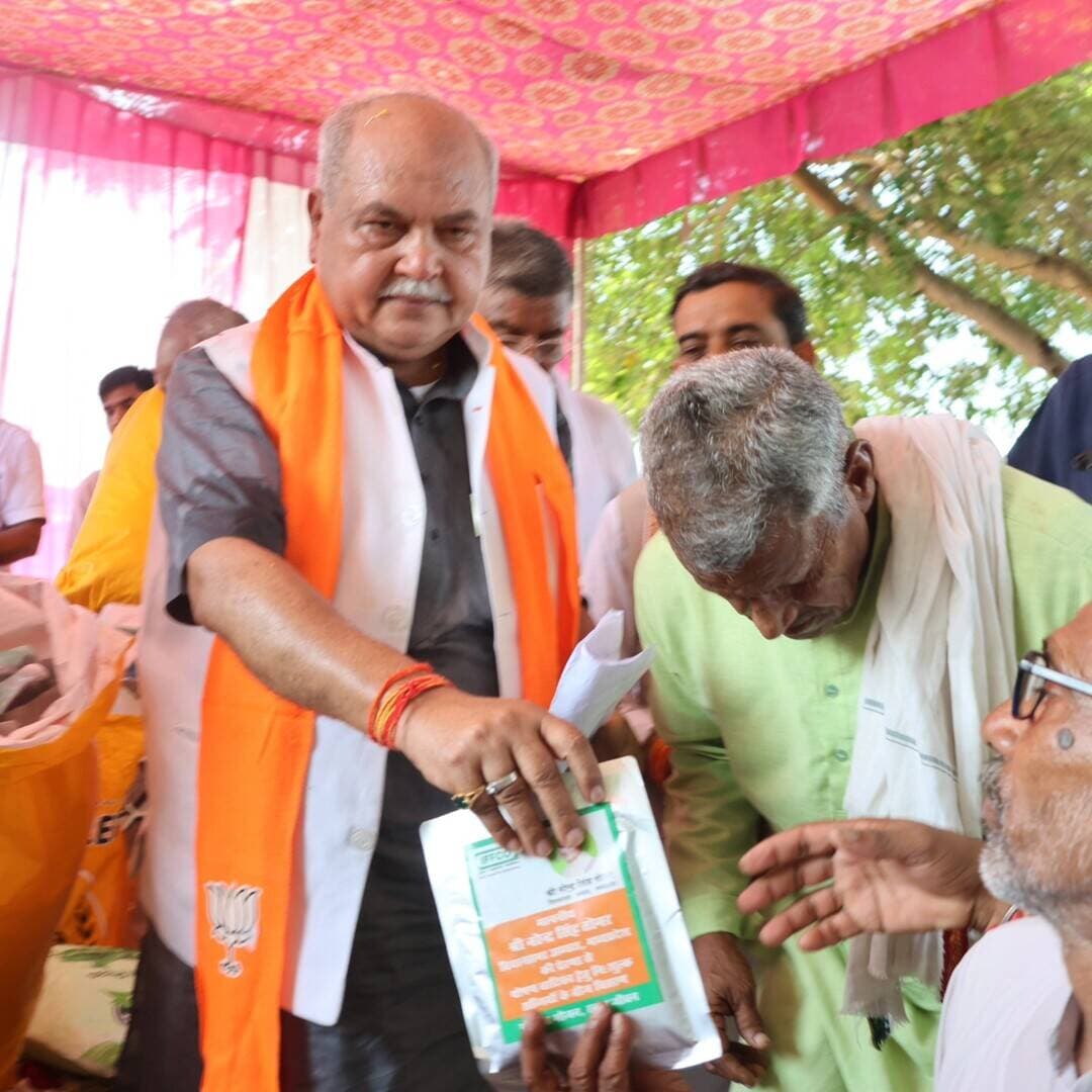 *दिमनी विधानसभा क्षेत्र में सड़क, बिजली, पानी, शिक्षा और स्वास्थ्य सुविधाओं का निरंतर विस्तार : विधानसभा अध्यक्ष श्री तोमर*
*257.12 लाख रुपये की लागत से बीलपुर-मल्हन का पुरा व्हाया घेर सड़क निर्माण कार्य का भूमिपूजन*
मुरैना, 17 सितम्बर 2026/ विधानसभा अध्यक्ष श्री नरेन्द्र सिंह तोमर ने कहा है कि दिमनी विधानसभा क्षेत्र में सड़क, बिजली, पानी, शिक्षा और स्वास्थ्य जैसी मूलभूत सुविधाओं के विस्तार को प्राथमिकता देते हुए निरंतर विकास कार्य कराए जा रहे हैं। क्षेत्र में बेहतर आवागमन के लिए सड़कों एवं पुल-पुलियों का निर्माण, विद्युत व्यवस्था को सुदृढ़ करने के लिए विद्युत उपकेन्द्रों की स्थापना तथा विद्यार्थियों को गुणवत्तापूर्ण शिक्षा उपलब्ध कराने के लिए सीएम राइज एवं सांदीपनि विद्यालय प्रारंभ किए गए हैं। विकास कार्यों का यह क्रम निरंतर जारी रहेगा।
विधानसभा अध्यक्ष श्री तोमर ग्राम बीलपुर में 257.12 लाख रुपये की लागत से बीलपुर से मल्हन का पुरा व्हाया घेर सड़क निर्माण कार्य के भूमिपूजन कार्यक्रम को संबोधित कर रहे थे। उन्होंने विधिवत भूमिपूजन कर सड़क निर्माण कार्य का शुभारंभ किया।
विधानसभा अध्यक्ष श्री तोमर ने कहा कि बीलपुर से मल्हन का पुरा सड़क निर्माण की मांग ग्रामीणों द्वारा लंबे समय से की जा रही थी। सड़क निर्माण कार्य के भूमिपूजन के साथ क्षेत्रवासियों की वर्षों पुरानी मांग पूरी हुई है। उन्होंने कहा कि दिमनी विधानसभा क्षेत्र के गांव-गांव में आवागमन की सुविधा को बेहतर बनाने के लिए अनेक सड़क निर्माण कार्य स्वीकृत किए गए हैं। इन सड़कों के निर्माण से ग्रामीण क्षेत्रों में आवागमन सुगम होने के साथ विकास गतिविधियों को भी गति मिलेगी।
उन्होंने कहा कि दिमनी विधानसभा क्षेत्र में विद्युत व्यवस्था को सुदृढ़ करने के लिए विभिन्न स्थानों पर विद्युत उपकेन्द्र स्थापित किए गए हैं। शिक्षा के क्षेत्र में जिले की प्रत्येक विधानसभा में एक-एक सीएम राइज विद्यालय प्रारंभ किया गया है, जबकि दिमनी विधानसभा क्षेत्र में दो सीएम राइज विद्यालय संचालित हैं। आने वाले समय में दो और सीएम राइज विद्यालय प्रारंभ किए जाएंगे। इस प्रकार क्षेत्र में चार सीएम राइज विद्यालय होने से विद्यार्थियों को गुणवत्तापूर्ण एवं बेहतर शैक्षणिक सुविधाएं उपलब्ध होंगी। इसके साथ ही क्षेत्र में सांदीपनि विद्यालय भी प्रारंभ किए गए हैं।
श्री तोमर ने कहा कि स्वास्थ्य सुविधाओं के विस्तार की दिशा में भी महत्वपूर्ण कार्य किए गए हैं। जिला मुख्यालय स्थित अस्पताल की क्षमता 150-200 बिस्तरों से बढ़ाकर 600 बिस्तरों की गई है।