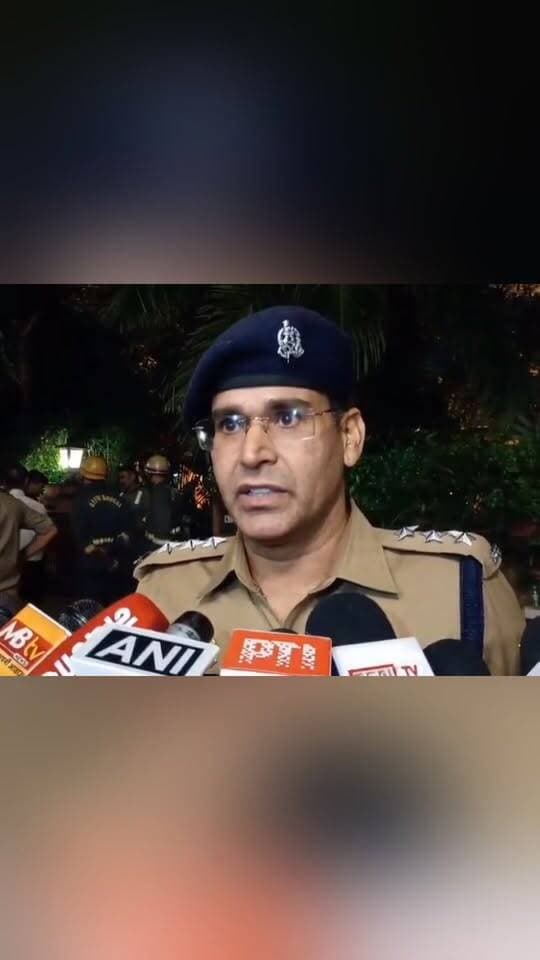 आगरा के ताजगंज क्षेत्र में शिल्पग्राम के पास स्थित होटल ताज रिसोर्ट को ईमेल पर बम से उड़ाने की धमकी मिली। सूचना मिलते ही पुलिस, बीडीडीएस टीम, फायर टीम और डॉग स्क्वायड मौके पर पहुंची। एसीपी ताज सुरक्षा की निगरानी में होटल परिसर की बारीकी से तलाशी ली गई, लेकिन कोई संदिग्ध वस्तु नहीं मिली। पुलिस का मानना है कि पब्लिक न्यूसेंस फैलाने के लिए यह ईमेल भेजा गया है। ईमेल आईडी को साइबर सेल को भेजा गया है। होटल संचालक की तहरीर पर मुकदमा दर्ज कर कार्रवाई की जा रही है।
#agra #agrnews #tajganj #bombthreat #uppolice #agrapolice #breakingnews #uttarpradesh