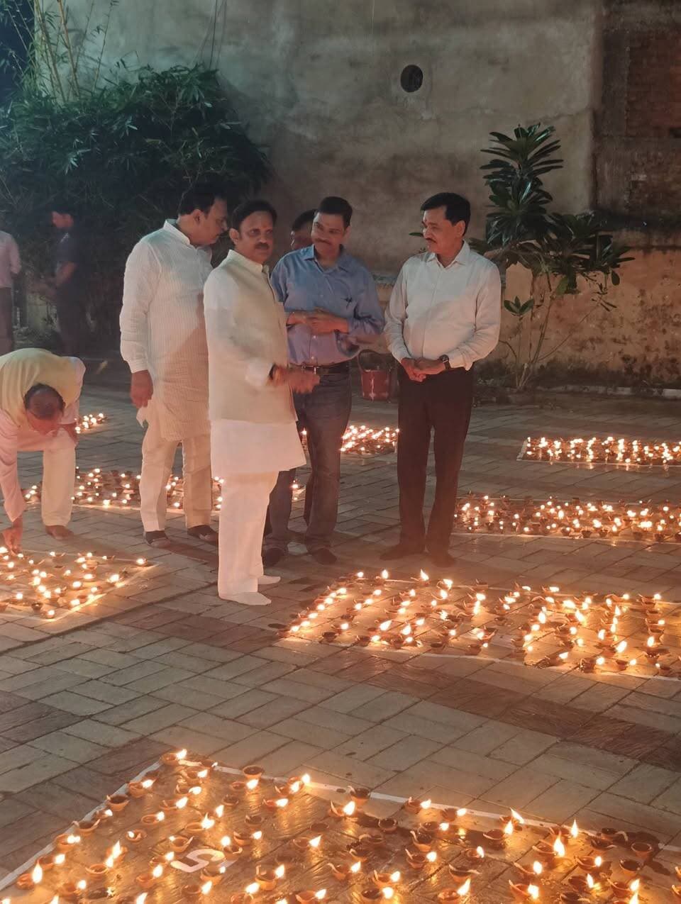 सेवा संकल्प अभियान में आशीर्वाद के 51 हजार दीपों से जगमगाया पचमठा
यशस्वी प्रधानमंत्री जी को 10 लाख दीप दे रहे हैं आशीर्वाद : प्रधानमंत्री जी के नेतृत्व में देश आर्थिक महाशक्ति और विश्वगुरू बनेगा - उप मुख्यमंत्री श्री राजेंद्र शुक्ल
_______________________________
सेवा संकल्प अभियान के शुभारंभ पर रीवा बीहर नदी रिवर फ्रंट के पचमठा घाट पर 51 हजार आशीर्वाद के दीपक जलाए गए। रिवर फ्रंट के साथ निर्मित बीहर नदी के मनोरम घाट पर जगमगाते हजारों दीपकों ने प्रधानमंत्री श्री नरेन्द्र मोदी को आशीर्वाद और जन्मदिन की शुभकामनाएं दीं।
कार्यक्रम का शाम 6.40 बजे शुभारंभ करते हुए उप मुख्यमंत्री श्री राजेन्द्र शुक्ल ने कहा कि देश के यशस्वी प्रधानमंत्री श्री नरेन्द्र मोदी जी के नेतृत्व में देश तेजी से विकास कर रहा है। आर्थिक और राजनीतिक महाशक्ति के रूप में विश्व मंच पर मोदी जी ने भारत को बड़ी प्रतिष्ठा दिलाई है। हाल ही में आयोजित ब्रिक्स सम्मेलन के प्रस्ताव इसके प्रमाण हैं। हम सब आज यशस्वी प्रधानमंत्री जी का जन्मदिवस मना रहे हैं। प्रधानमंत्री जी के कुशल नेतृत्व में गरीब कल्याण के लिए लागू की गई अनेक योजनाओं से रीवा जिले में लाखों हितग्राही लाभान्वित हुए हैं। सभी हितग्राही आशीर्वाद का दीपक जलाकर प्रधानमंत्री को जन्मदिन की शुभकामनाएं दे रहे हैं। पुनर्घनत्वीकरण योजना से निर्मित सुंदर रिवर फ्रंट और पचमठा धाम में जगमगाते हजारों दीपक विकास की कहानी कह रहे हैं। आज देश भर में स्वैच्छिक रक्तदान शिविर के माध्यम से लाखों लोगों ने रक्तदान करके प्रधानमंत्री जी को जन्मदिन की शुभकामनाएं दी हैं और पीड़ित मानवता की सेवा में योगदान दिया है। कार्यक्रम को सफल बनाने में आयुक्त नगर निगम अक्षत जैन तथा उनकी पूरी टीम ने शानदार व्यवस्थाएं की। बीहर के तट पर सुंदर आकृति में सजे दीप सबको आकर्षित कर रहे थे। कार्यक्रम में प्रधानमंत्री शहरी आवास योजना तथा प्रधानमंत्री स्वनिधि योजना के सैकड़ों हितग्राहियों ने भी आशीर्वाद के दीपक जलाए।
उप मुख्यमंत्री ने कहा कि प्रधानमंत्री जी के नेतृत्व में देश में एयरपोर्ट, हाईवे, रेलवे और सिंचाई सुविधा का तेजी से विकास हुआ है। भारत विश्व की 11वीं अर्थव्यवस्था से विश्व की चौथी सबसे बड़ी अर्थव्यवस्था बन गया है। जलजीवन मिशन से हर घर में नल से स्वच्छ पानी पहुंचाने का प्रधानमंत्री जी का संकल्प पेयजल की समस्या को मिटाएगा। इस योजना से रीवा जिले में दो हजार करोड़, मध्यप्रदेश में 70 हजार करोड़ और देश में 10 लाख करोड़ के कार्य हो रहे हैं। रीवा दिसम्बर माह तक प्रदेश का पहला संभागीय मुख्यालय बनेगा। जिसमें फोरलेन और एटलेन से रिंग रोड की सुविधा है। प्रधानमंत्री जी ने नक्सलवाद का अंत, आतंकवाद का दमन और धारा 370 को समाप्त करने जैसे साहसिक फैसले लेकर देश को नई दिशा दी। हम सब देश को सनातन एकता के सूत्र में बांधने वाले शंकराचार्य जी के पंचमठ की पावन भूमि में प्रधानमंत्री जी को हजारों दीप जलाकर शुभकामनाएं दे रहे हैं।
सेवा संकल्प अभियान में बीहर तट में जगमगाते दीपों की निराली छटा ने सबका मन मोह लिया। हजारों लोगों ने सामूहिक रूप से बीहर आरती में शामिल होकर प्रधानमंत्री जी को जन्मदिवस की शुभकामनाएं दीं। कार्यक्रम में संत श्री विजय ब्रम्हचारी जी, सांसद श्री जनार्दन मिश्र, अध्यक्ष नगर निगम श्री व्यंकटेश पाण्डेय, संगठन प्रभारी श्री विजय दुबे तथा बड़ी संख्या में स्थानीय जनप्रतिनिधिगण एवं पार्षद शामिल रहे। कार्यक्रम में अपर मुख्य सचिव तथा रीवा जिले के प्रभारी अधिकारी केसी गुप्ता, कमिश्नर शीलेन्द्र सिंह, कलेक्टर नरेन्द्र कुमार सूर्यवंशी, पुलिस अधीक्षक गुरकरन सिंह, आयुक्त नगर निगम अक्षत जैन, जिला पंचायत की मुख्य कार्यपालन अधिकारी सृष्टि देशमुख गौड़ा, अपर कलेक्टर सपना त्रिपाठी, अन्य अधिकारी, कर्मचारी, पत्रकार तथा बड़ी संख्या में आमजन उपस्थित रहे। दीपोत्सव के लिए नगर निगम द्वारा आवश्यक व्यवस्थाएं की गईं।
पचमठा के साथ-साथ रीवा जिले में गत वर्षों में हुए विकास के बड़े प्रतिमानों में भी आशीर्वाद के दीपक जलाए गए। रीवा एयरपोर्ट और रीवा रेलवे स्टेशन में भी हजारों आशीर्वाद के दीप जलाए गए। इसके साथ-साथ गुढ़ के भैरवनाथ मंदिर, सोलर पावर प्लांट बदवार, हिनौती गौधाम, रानी तालाब सिरमौर, गोविंदगढ़ तालाब एवं किला, शंकर जी तालाब सेमरिया, अतरैला कैनाल व जल जीवन मिशन इंटेक वेल तथा कोलगढ़ी में भी आशीर्वाद के हजार दीप जलाए गए। इन कार्यक्रमों में स्थानीय जनप्रतिनिधियों, अधिकारियों, कर्मचारियों तथा आमजनों ने भाग लिया।
PMO India CM Madhya Pradesh Dr Mohan Yadav Office Of Rajendra Shukla Rajendra Shukla Jansampark Madhya Pradesh
#सेवा_संकल्प_अभियान #SevaSankalpAbhiyan #AshirwadKaDiya
#Rewa #रीवा