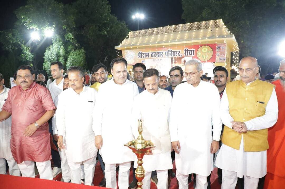 उप मुख्यमंत्री श्री राजेन्द्र शुक्ल द्वारा रीवा बीहर नदी रिवर फ्रंट के पचमठा घाट पर सेवा संकल्प अभियान अंतर्गत आयोजित 51 हजार आशीर्वाद का दीया कार्यक्रम का शुभारंभ किया गया।
PMO India CM Madhya Pradesh Dr Mohan Yadav Rajendra Shukla Office Of Rajendra Shukla Jansampark Madhya Pradesh
#सेवा_संकल्प_अभियान #SevaSankalpAbhiyan #AshirwadKaDiya
#Rewa #रीवा