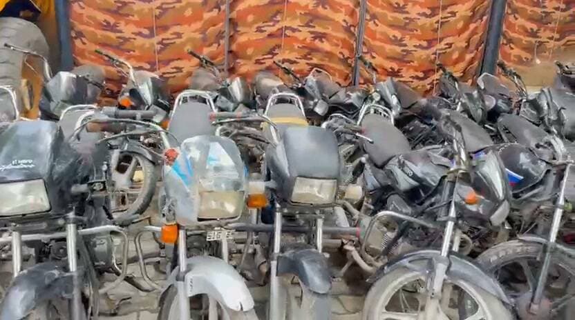 फरीदाबाद पुलिस बडी करवाई, वाहन चोरी के पांच गिरोह का भंडाफोड़, अब तक 11 सदस्य गिरफ्तार, चोरी के 21 वाहन बरामद, एक जेसीबी मशीन, 3 ऑटो 16 मोटरसाइकिल व एक स्कूटी शामिल
एवीटीएस-2 भुपानी की टीम ने की कार्रवाई, फरीदाबाद के अलग-अलग क्षेत्रों में की गई थी चोरियां और भी मामलों का खुलासा होने की संभावना