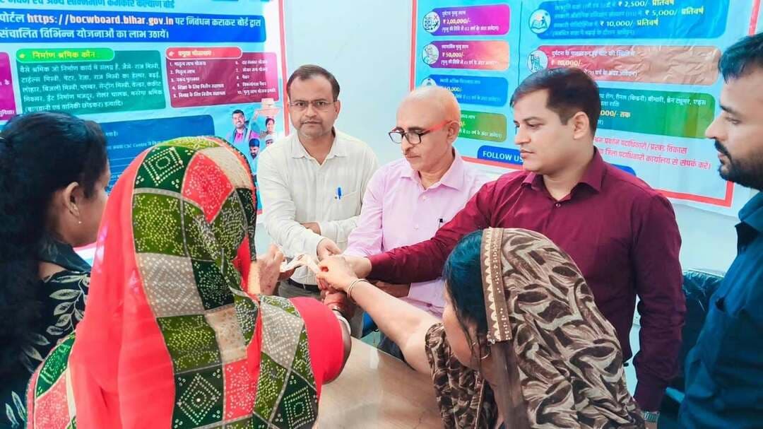 श्रम कल्याण दिवस पर श्रमिकों को योजनाओं की दी गई जानकारी
लखीसराय। जिला मुख्यालय स्थित खेल भवन परिसर में श्रम कल्याण दिवस के अवसर पर गुरुवार को एकदिवसीय कार्यक्रम का आयोजन किया गया। कार्यक्रम का आयोजन श्रम विभाग की ओर से श्रम अधीक्षक संजय कुमार चौधरी के नेतृत्व में किया गया। इसमें जिले के विभिन्न प्रखंडों से आए 100 से अधिक श्रमिक शामिल हुए।
कार्यक्रम में श्रम अधीक्षक संजय कुमार चौधरी ने उपस्थित श्रमिकों का स्वागत किया। इसके बाद श्रम परिवर्तन पदाधिकारी सदर आशीष कुमार, सूर्यगढ़ा के रामजीवन कुमार एवं हलसी के अभिषेक रावत ने श्रमिकों को श्रम विभाग की ओर से संचालित विभिन्न कल्याणकारी योजनाओं की जानकारी दी।अधिकारियों ने बाल श्रम अधिनियम, बिहार शताब्दी असंगठित कार्यक्षेत्र कामगार सामाजिक सुरक्षा पेंशन योजना, बिहार राज्य प्रवासी मजदूर दुर्घटना अनुदान योजना सहित अन्य योजनाओं के बारे में विस्तार से बताया। साथ ही श्रमिकों को योजनाओं का लाभ लेने के लिए आवश्यक प्रक्रिया एवं पात्रता की जानकारी दी गई।अधिकारियों ने श्रमिकों से विभाग की योजनाओं का लाभ उठाने तथा अपने अधिकारों के प्रति जागरूक रहने की अपील की।