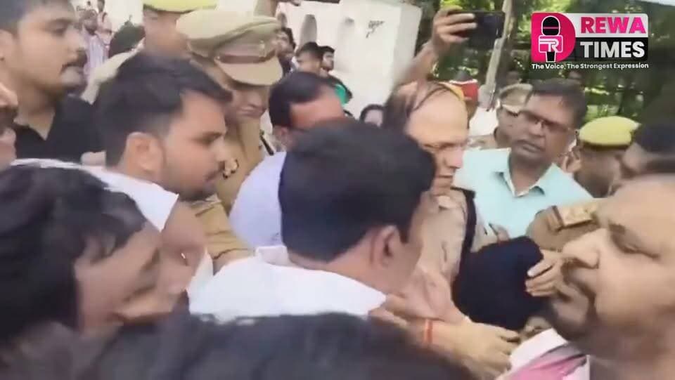 नेता जी को पुलिस ने ढंग से रेल दिया.. समाजवादी पार्टी के जिलाध्यक्ष ने पुलिस से कहा- तुम चूड़ियां पहन लो.. जवाब में इंस्पेक्टर ने कहा- साले तुम अपने घर पर जाकर लुगाई की चूड़ियां पहनो और औक़ात में रहकर बात करियेगा नहीं तो... वीडियो रायबरेली का है. समाजवादी पार्टी नेता वीरेंद्र यादव का वीडियो जमकर वायरल हो रहा है...
#SP #Raibareli