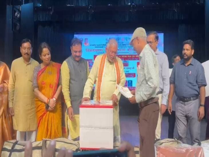 *पीएम ने दुनिया में बढ़ाया देश का मान-वित्तमंत्री सुरेश खन्ना:* शाहजहांपुर में विश्वकर्मा जयंती पर 17 लोगों को टूलकिट वितरित
https://dainik.bhaskar.com/RdSiiJBzv6b?ref=MjA1MjQ2MTQ2NTQ1MDU0MTA1Ng%3D%3D
Suresh Kumar Khanna