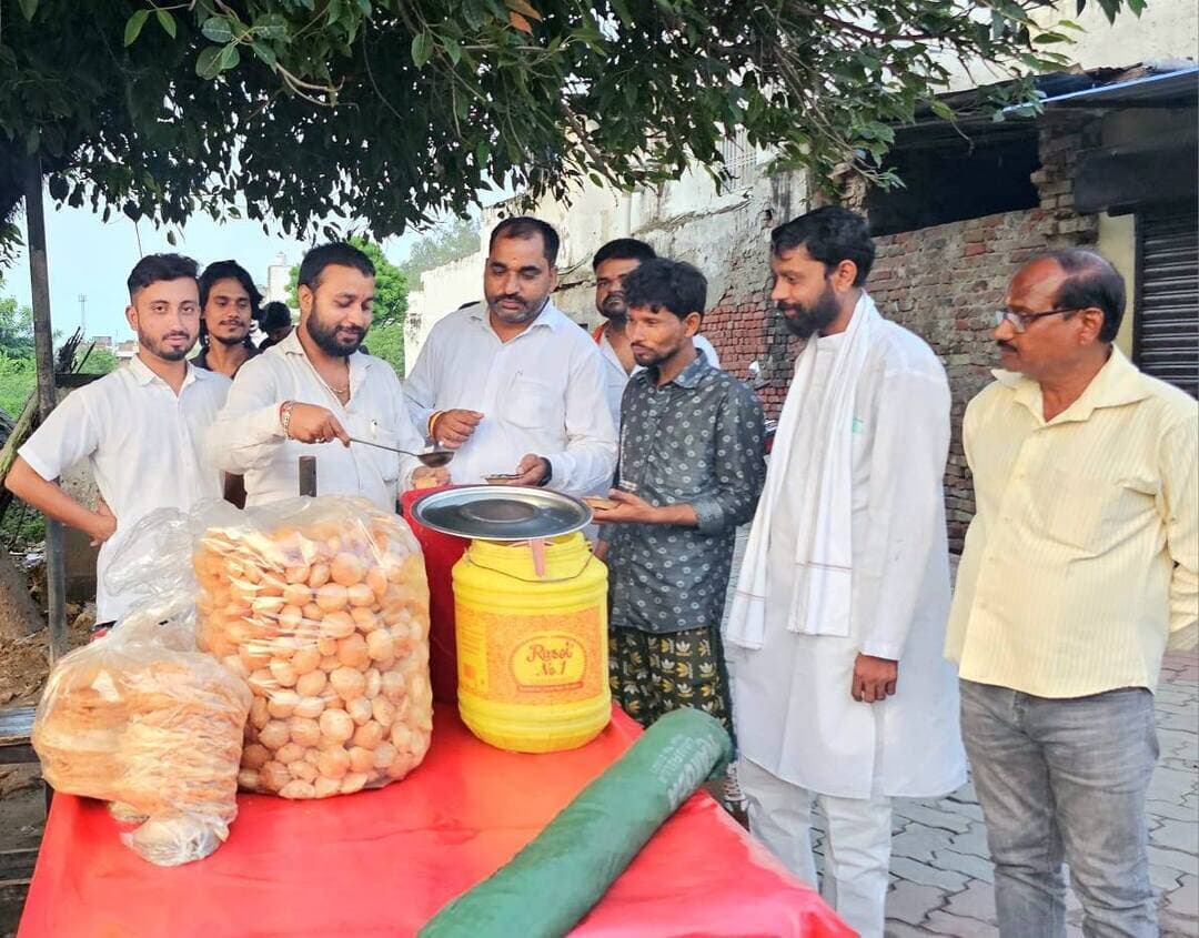 जिला युवा कांग्रेस ने प्रधानमंत्री मोदी के जन्मदिन को राष्ट्रीय बेरोजगार दिवस के रूप में मनाया
पानी पूरी-मुंगफली का ठेला लगाकर युवाओं के शोषण और बेरोजगारी के खिलाफ जोरदार विरोध
शाहजहाँपुर।आज जिला युवा कांग्रेस ने प्रधानमंत्री नरेंद्र मोदी के जन्मदिन को राष्ट्रीय बेरोजगार दिवस के रूप में मनाते हुए उनकी सरकार में युवाओं के साथ हो रहे शोषण और व्यापक बेरोजगारी के खिलाफ प्रतीकात्मक विरोध दर्ज कराया। युवा कांग्रेस कार्यकर्ताओं ने पानी पूरी और मुंगफली का ठेला लगाकर सड़क पर उतरकर सरकार के खिलाफ आवाज बुलंद की।इस अवसर पर जिलाध्यक्ष राम जी अवस्थी एडवोकेट ने कहा कि प्रधानमंत्री नरेंद्र मोदी की सरकार में लगातार पेपर लीक हो रहे हैं, शिक्षा इतनी महंगी हो गई है कि गरीब परिवार के बच्चे पढ़ ही नहीं पा रहे और सरकारी नौकरियां लगभग समाप्त हो चुकी हैं। ऐसे में युवा पूरी तरह निराश और परेशान हैं। इसलिए आज प्रधानमंत्री के जन्मदिन पर बेरोजगार दिवस मनाने के अलावा युवाओं के पास कोई दूसरा रास्ता नहीं बचा है। यह सरकार युवाओं का भविष्य बर्बाद कर रही है।नगर अध्यक्ष तिलहर साद उल्ला खान ने कहा कि इस सरकार में युवाओं का जिस तरह से लगातार शोषण हो रहा है, वह अब बर्दाश्त के बाहर जा चुका है। युवाओं को रोजगार नहीं मिल रहा, उनकी आवाज दबाई जा रही है। अब वह दिन दूर नहीं जब यही युवा सड़कों पर उतरकर इस सरकार को उखाड़ फेंकेंगे और सत्ता परिवर्तन का रास्ता साफ करेंगे।जिला महासचिव गौरव त्रिपाठी ने कहा कि दिल्ली में अपने हक के लिए संघर्ष कर रहे युवाओं पर लाठीचार्ज कर इस सरकार ने अपनी कायरता साबित कर दी है। युवाओं के साथ बर्बरतापूर्ण व्यवहार इस सरकार की नीयत को साफ दर्शाता है। युवा इसका बदला जरूर लेंगे और इस सरकार को सत्ता से बेदखल करके ही दम लेंगे।इस अवसर पर प्रमुख रूप से फुरकान अहमद कुरेशी,अनिल श्रीवास्तव,सईद अंसारी,शिवांश मिश्रा एड,नितिन तिवारी, केशव मिश्रा,दानिश शेख,अनुराग,मोइन,अरबाब खान आदि लोग मौजूद रहे।