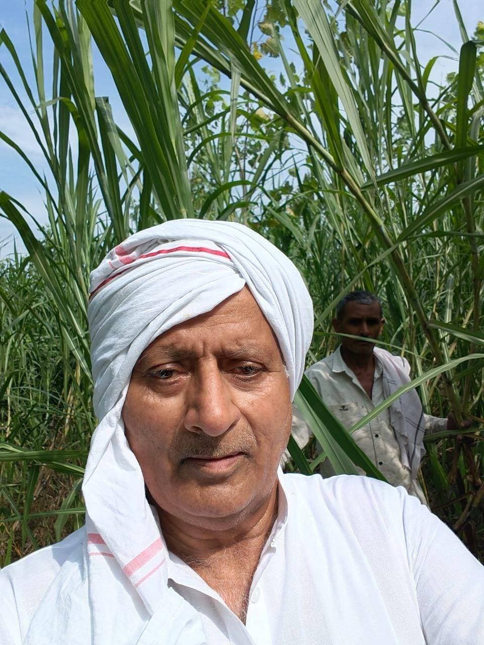 यमुनानगर में गन्ने और धान की फसल पर कुदरत की मार
गन्ने का रेट 600 रुपए प्रति क्वांटिल व धान की खरीद जल्द शुरू करने की मांग : कांग्रेस नेता श्याम सुंदर बतरा
यमुनानगर में मौसम की मार ने किसानों की चिंता बढ़ा दी है। तेज तूफान और बरसात के चलते जिले के दर्जनों गांवों में गन्ने व धान की फसल को नुकसान पहुंचने की बात सामने आई है। खेतों में खड़ी गन्ने व धान की फसल तेज हवाओं के कारण जमीन पर बिछ गई, जिससे किसानों को आर्थिक नुकसान की चिंता सताने लगी है।
किसानों का कहना है कि उन्होंने महीनों की मेहनत और लागत लगाकर गन्ने व धान की फसल तैयार की थी, लेकिन मौसम के अचानक बदले मिजाज ने उनकी मेहनत पर पानी फेर दिया। फसल खराब होने से किसानों के सामने अब उत्पादन और आमदनी दोनों को लेकर चिंता खड़ी हो गई है।
इसी बीच कांग्रेस नेता श्याम सुंदर बतरा ने यमुनानगर के दर्जनों गांवों का दौरा कर प्रभावित किसानों से मुलाकात की और खेतों में हुए नुकसान का जायजा लिया। बतरा ने कहा कि किसानों की मेहनत पर कुदरत की मार पड़ी है और सरकार को किसानों की समस्या को गंभीरता से लेते हुए राहत के लिए आवश्यक कदम उठाने चाहिए।
श्याम सुंदर बतरा ने सरकार से गन्ने का रेट जल्द तय करने की मांग की। उन्होंने कहा कि किसानों को उनकी फसल का उचित मूल्य मिलना चाहिए और गन्ने का रेट 600 रुपये प्रति क्विंटल किया जाना चाहिए।
बतरा ने कहा कि सरकार को जल्द गन्ने का भाव घोषित कर किसानों के माथे से चिंता की लकीरें मिटानी चाहिए। मौसम की मार झेल रहे किसानों को समय पर उचित राहत और उनकी फसल का लाभकारी मूल्य मिलना जरूरी है। वही उन्होंने कहा कि धान की सरकारी खरीद भी जल्द शुरू की जाये।