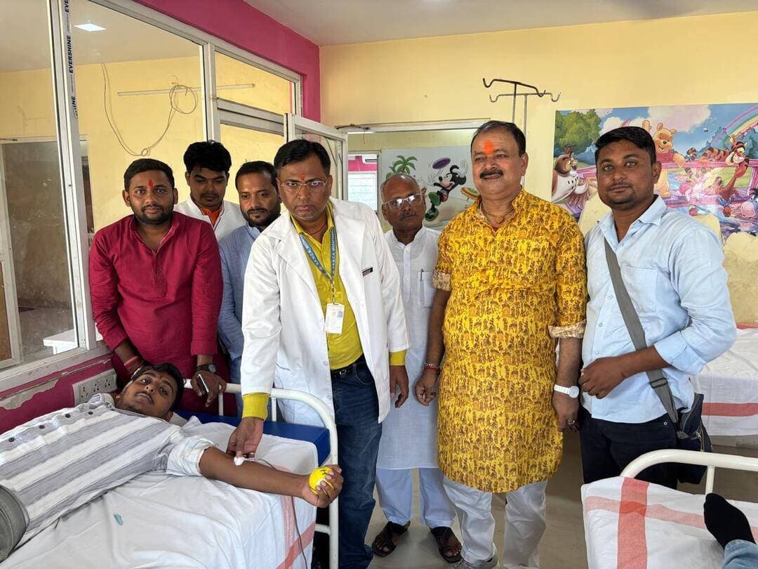 सेवा और समर्पण की पहल: BJYM मुजफ्फरपुर पश्चिम ने SKMCH में लगाया रक्तदान अभियान
मुजफ्फरपुर में प्रधानमंत्री नरेंद्र मोदी के जन्मदिवस के अवसर पर भारतीय जनता युवा मोर्चा यानी BJYM मुजफ्फरपुर पश्चिम की ओर से SKMCH में रक्तदान अभियान का आयोजन किया गया। 17 सितंबर को आयोजित इस अभियान में युवा कार्यकर्ताओं और अन्य लोगों ने स्वैच्छिक रूप से रक्तदान किया। बिहार में BJYM की ओर से प्रधानमंत्री के जन्मदिवस से जुड़े सेवा कार्यक्रमों के तहत रक्तदान शिविर आयोजित किए जाने की पुष्टि भी सामने आई है।
मुजफ्फरपुर पश्चिम BJYM के जिलाध्यक्ष राकेश कुमार साह की अध्यक्षता में हुए कार्यक्रम में भाजपा जिलाध्यक्ष हरि मोहन चौधरी, BJYM जिला उपाध्यक्ष आयुष भूषण और जिला मंत्री आशु सोनी समेत संगठन के कार्यकर्ता एवं युवा साथी मौजूद रहे।
कार्यक्रम के दौरान पदाधिकारियों ने रक्तदाताओं का उत्साहवर्धन किया और स्वैच्छिक रक्तदान के प्रति लोगों को जागरूक किया। SKMCH की आधिकारिक जानकारी के अनुसार, अस्पताल में 24 घंटे संचालित ब्लड बैंक है, जहां रक्तदान, रक्त भंडारण और रक्त के विभिन्न घटकों की सुविधा उपलब्ध है।
BJYM जिलाध्यक्ष राकेश कुमार साह ने रक्तदाताओं, कार्यकर्ताओं और SKMCH की टीम के सहयोग के लिए आभार व्यक्त किया। आयोजकों ने कहा कि रक्तदान जरूरतमंद मरीजों के उपचार में उपयोगी योगदान देता है।
#TirhutNow #Muzaffarpur #BJYM #BloodDonation #SKMCH