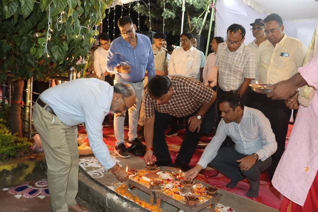 सेवा संकल्प अभियान 2026 : आशीर्वाद के दीपों की रोशनी से जगमगाया छिंदवाड़ा जिला
जिले भर में प्रज्ज्वलित हुए 2 लाख से अधिक दीप
छिंदवाड़ा शहर के छोटा तालाब परिसर में सजी 25 हजार दीपों की अद्भुत श्रृंखला
=========================================================
प्रधानमंत्री श्री नरेंद्र मोदी की 25 वर्षों की अविरल सेवा-संकल्प यात्रा को जन-जन तक पहुंचाने के उद्देश्य से 17 सितंबर से 17 अक्टूबर 2026 तक संचालित किए जा रहे सेवा संकल्प अभियान-2026 के अंतर्गत गुरुवार की शाम जिले भर में “आशीर्वाद का दीया” कार्यक्रम का भव्य आयोजन किया गया। यह आयोजन अभियान के तहत जिले के लगभग 1 लाख 50 हजार लाभार्थी परिवारों के घरों में दीप प्रज्ज्वलित किए गए तथा सार्वजनिक स्थलों सहित कुल 2 लाख से अधिक दीपों का प्रज्ज्वलन कर प्रधानमंत्री श्री नरेंद्र मोदी जी के जन्मदिन की अवसर पर उनके दीर्घायु, स्वस्थ एवं यशस्वी जीवन की कामना की गई। कार्यक्रम में जिले भर के लगभग 8 लाख नागरिकों एवं विभिन्न सामाजिक, शैक्षणिक तथा स्वयंसेवी संस्थाओं की सहभागिता रही।
छोटा तालाब में आयोजित हुआ जिला स्तरीय मुख्य कार्यक्रम - जिला स्तरीय मुख्य कार्यक्रम छिंदवाड़ा शहर के स्थानीय छोटा तालाब स्थित सुभाष पार्क परिसर में जिला प्रशासन एवं नगर पालिक निगम छिंदवाड़ा के संयुक्त तत्वावधान में आयोजित किया गया, जहां आकर्षक दीपोत्सव का दृश्य देखने को मिला। तालाब के तट एवं आसपास के क्षेत्र में लगभग 25 हजार दीपकों का सामूहिक प्रज्ज्वलन किया गया। दीपों की मनोहारी श्रृंखला ने पूरे परिसर को आलोकित कर दिया और उपस्थित नागरिकों ने उत्साहपूर्वक कार्यक्रम में भागीदारी निभाई। जिला स्तरीय कार्यक्रम का आयोजन शासन की ओर से छिंदवाड़ा जिले में सेवा संकल्प अभियान के सफल क्रियान्वयन के लिए नियुक्त नोडल अधिकारी प्रमुख सचिव तकनीकी शिक्षा, कौशल विकास एवं रोजगार तथा ऊर्जा विभाग श्री मनीष सिंह के मुख्य आतिथ्य में किया गया।
"आशीर्वाद का दीया" कार्यक्रम के अवसर पर श्री शेषराव यादव ने कहा कि सेवा संकल्प अभियान के तहत आज इतनी बड़ी संख्या में "आशीर्वाद के दीए" की रोशनी, आमजन के हृदय में हमारे देश के प्रधानमंत्री श्री मोदी के प्रति प्रेम को प्रदर्शित कर रही है। प्रधानमंत्री श्री मोदी ने भारत को पूरी दुनिया में एक अलग और नई पहचान दिलाई है। हर क्षेत्र में देश आगे बढ़ रहा है, निरंतर तरक्की कर रहा है। ऐसे प्रधानमंत्री की दीर्घायु के लिए आज उनके जन्मदिन के अवसर पर आशीर्वाद के दीप जलाए जा रहे हैं।
कार्यक्रम में कलेक्टर श्री हरेंद्र नारायन, पुलिस अधीक्षक श्री अजय पाण्डेय, अपर कलेक्टर श्री धीरेन्द्र सिंह, एसडीएम छिंदवाड़ा श्री सुधीर जैन, नगर निगम आयुक्त श्री सी. पी. राय, सीईओ जनपद पंचायत श्रीमती स्वाति सिंह सहित विभिन्न विभागों एवं नगर निगम के अधिकारी कर्मचारी, श्री धर्मेश मिगलानी, श्री रमेश पोफली, पार्षद श्री दिवाकर सदारंग, श्रीमती गरिमा दामोदर सहित अन्य पार्षदगण एवं जनप्रतिनिधि, मीडिया के प्रतिनिधि एवं बड़ी संख्या में शहरवासी उपस्थित थे, जिन्होंने आशीर्वाद के दीप प्रज्जवलन में सहभागिता की। कार्यक्रम में मंच संचालन नगर निगम के सहायक यंत्री श्री विवेक चौहान द्वारा किया गया और आभार प्रदर्शन सिटी मैनेजर एन. यू. एल.एम श्री उमेश पयासी ने किया।
जिले के 10 प्रतिष्ठित स्थलों पर विशेष सजावट के साथ किए गए दीप प्रज्ज्वलित - अभियान के अंतर्गत जिले के 50 ऐतिहासिक, धार्मिक एवं प्रमुख सार्वजनिक स्थलों को दीप प्रज्ज्वलन के लिए चिन्हित किया गया था। वहीं जिले के 10 प्रतिष्ठित स्थलों पर विशेष रोशनी एवं सजावट की गई। इनमें छिंदवाड़ा इंस्टीट्यूट ऑफ मेडिकल साइंसेज ,बादल भोई आदिवासी संग्रहालय, छिंदवाड़ा रेलवे जंक्शन, जुन्नारदेव रेलवे स्टेशन, पातालकोट तामिया, देवगढ़ किला मोहखेड़, रामेश्वर धाम सिहोरामाल एवं पातालेश्वर मंदिर सहित अन्य प्रमुख स्थल शामिल रहे। जिले की विशिष्ट उपलब्धियों का प्रतिनिधित्व करने वाले पर्वतारोही, अंतरराष्ट्रीय खिलाड़ी, कृषक एवं शिल्पकारों को भी इस अवसर पर विशेष रूप से जोड़ा गया।
