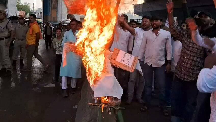 एक तरफ पीएम के जन्मदिवस पर दीप जल रहे थे तो वहीं दूसरी तरफ स्वर्ण समाज द्वारा पुतला दहन किया जा रहा था.....मांग आर्थिक आधार पर आरक्षण में संशोधन...